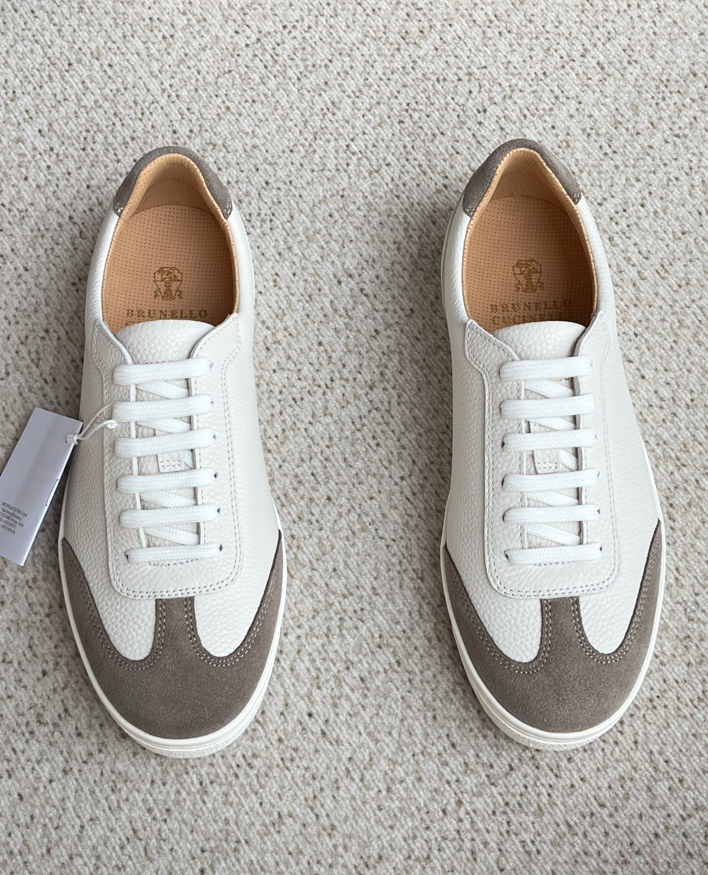 NO:281236,The new Brunello Cucinelli men's casual sports shoes are released simultaneously on the official website. The non-reducing and trendy rubber-soled shoes have a new story, and the exquisite cowhide splicing and breathable mesh surface!  The combination of smooth and flexible uppers and natural rubber sole that ensures a comfortable and comfortable feel creates a pair of shoes that are both lightweight and flexible. The Solomeo logo on the heel is perfect for the design of the shoe with its elegant and exquisite style. The precious calf leather has super soft grains and pleasant touch characteristics. The leather has been processed and the curved parts give a slightly smooth appearance, while the hand-brushed parts create subtle color changes, enriching the texture, and the TPU sole has a full cowhide leather inside footrest!  With original packaging box!  Size 39 40 41 42 43 44 standard leather shoe size, brunello cucinelli,cowhide19860909新款Brunello Cucinelli男士休闲运动板鞋 官网同步发售 ,不退潮感的胶底鞋又有新故事,考究精美的牛皮拼接透气网面！光滑又柔韧的鞋面和确保舒适上脚感的天然橡胶鞋底组合,成就出一双既轻量又灵活的鞋履.而鞋后跟上的 Solomeo 标志以其优雅精美风格完美鞋子的设计感. 珍贵小牛皮具有超柔软粒纹和怡人触感的特色.皮革经加工,弯曲部位呈现略微光滑外观,而用手工刷皮部位则打造出微妙色彩变化,丰富了纹理,TPU大底 内里垫脚全牛皮！配原版包装盒！ 码数39 40 41 42 43 44标准皮鞋尺码,,brunello cucinelli,cowhide,Men's shoes