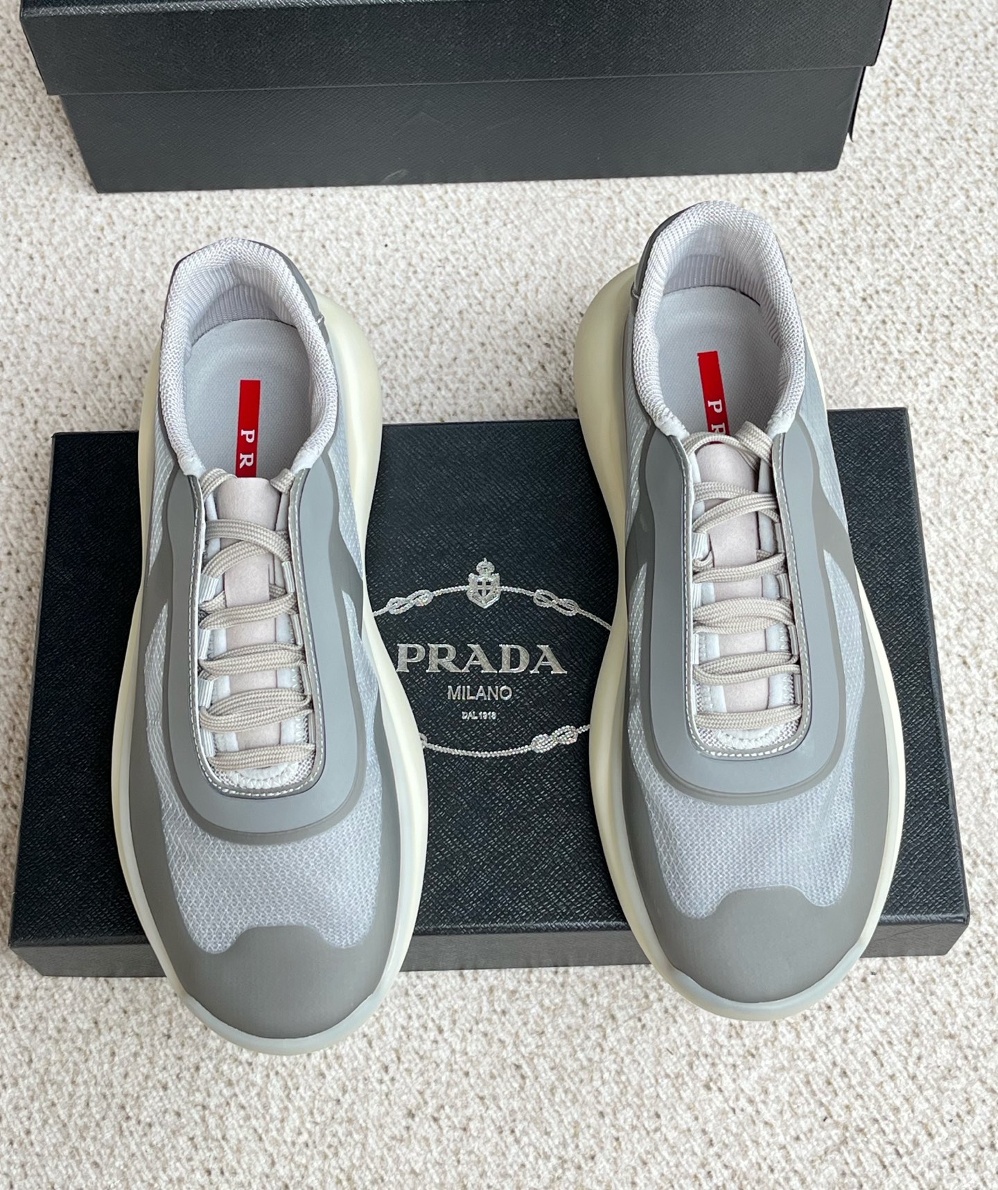 NO:604445,Prada's latest spring and summer lace-up men's shoes have arrived, available in three colors and synchronized with the official website. These regenerated nylon casual sneakers are both practical and innovative, full of modern features, with lightweight soles and minimalist details.  The upper is embellished with temperature-locking rubber decorative silk, screen-printed P logo nylon belt loop shoelaces, non-slip and wear-resistant TPU soles, using ultra-light foam rubber filling material rubber pattern, textured sole height: 40 mm, removable fabric-covered insole, light and breathable for the foot, comfortable, it is a good choice to wear for yourself and give away!  Original box packaging + dust bag!  Color White Black Gray Size: 39/40/41/42/43/44 Standard leather shoe size, prada, prada, sneakers19860909Prada普拉达最新款春夏系带男鞋到货 三色可选 官网同步 这款再生尼龙休闲运动鞋兼具实用性与创新性,富有现代特色,搭配轻便的鞋底,融入极简主义细节设计. 鞋面点缀锁温压胶装饰丝,网印花P家徽标尼龙带环鞋带,防滑耐磨TPU鞋底,采用超轻质发泡橡胶填充材料橡胶图案,纹路鞋底高度:40毫米可拆卸覆织物鞋垫,上脚轻便透气舒适,自穿送人都是不错选择！原盒包装+防尘袋！ 颜色白色 黑色 灰色 码数:39/40/41/42/43/44 标准皮鞋尺码,,prada,prada,sneakers,Men's shoes