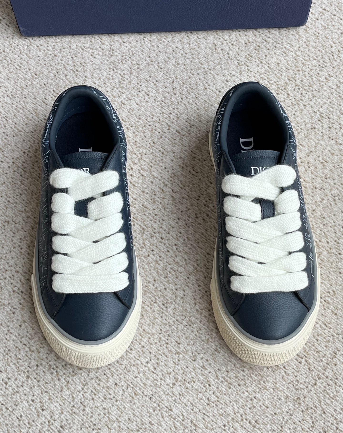 NO:348906,New Dior Men's Sports and Casual Shoes This B33 Spin sneaker is a new interpretation of classic tennis shoes, with a stylish silhouette that highlights the heavy texture. It is carefully crafted in navy blue grained cowhide with navy blue Dior Gravity Outline leather splicing. This is an embossed grained cowhide with 3D Dior classic pattern to highlight the charm of the graphic. The white Dior Oblique patterned rubber sole is embossed with a contrasting Dior 30 Avenue Montaigne logo on the back of the shoe to enhance the style. It can add a stylish temperament to the casual look. Body: cowhide leather lining: sheep leather The tongue is decorated with Dior embossed with Dior 30 Avenue Montaigne logo on the back side  Logo low-top white mohair lace closure plus padded collar rear lifting ring White Dior Oblique patterned rubber sole Curved rattan check and Dior Oblique patterned outsole contains dust bag!  Size 39 40 41 42 43 44 Standard leather shoes size,,dior,dior,sneakers,cowhide,sheepskin19860909新款Dior 迪奥男士运动休闲鞋 这款 B33 Spin运动鞋全新演绎经典的网球鞋,时尚廓形突显厚重质感.采用海军蓝色粒面牛皮革精心制作,搭配海军蓝色Dior Gravity Outline 皮革拼接.这是一种压花粒面牛皮革,饰以3D效果Dior经典图案,彰显图形魅力.白色Dior Oblique 图案橡胶鞋底后侧点缀以对比鲜明的Dior 30 Avenue Montaigne 标志提升格调.可为休闲造型增添时尚气质.主体:牛皮革里料:羊皮革 鞋舌饰以 Dior 压花标志后侧饰以Dior 30 Avenue Montaigne 标志低帮白色马海毛鞋带开合加垫鞋领后侧提拉环 白色Dior Oblique 图案橡胶鞋底 曲纹藤格纹和 Dior Oblique 图案外底内含防尘袋！ 码数39 40 41 42 43 44 标准皮鞋尺码,,dior,dior,sneakers,cowhide,sheepskin,Men's shoes