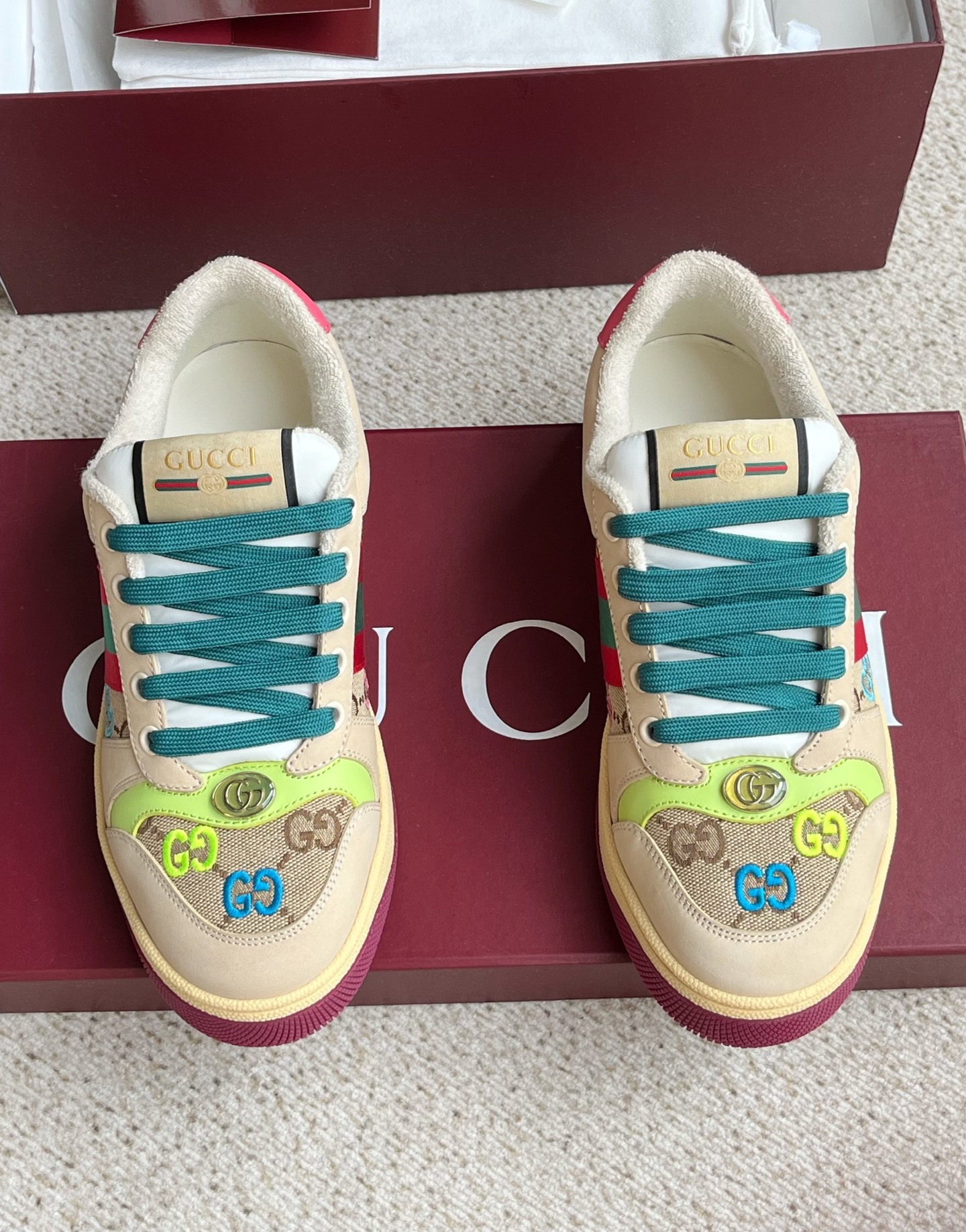 NO:348888,New Screener series women's sneakers Model number 8388739SFR0 2544 The name of the Screener series is inspired by defensive actions in sports. The design of the sneakers is constantly drawn from classic sneakers from the 1970s. This classic style is made of multi-color canvas, embellished with multi-color GG embroidery, and pink and green stripes pay tribute to the classic webbing elements. ·Multi-color canvas·all-body GG embroidery·Pink and green stripes·Pink and white leather details·Leather lining·Decorated metal double G oval enamel details·Decorated Gucci retro logo tag·Double-color rubber sole·Another pair of shoelaces·Layout fixed·Low heel!  With original packaging box Size 35 36 37 38 39 Standard leather shoe size, gucci,sneakers19860909新款Screener系列女士运动鞋 款号8388739SFR0 2544 Screener系列名称的灵感来源于体育运动中的防守动作,运动鞋的设计从20世纪70年代的经典运动鞋不断汲取灵感.此经典款式选用多色帆布材质,点缀多色GG刺绣,粉绿条纹致敬经典织带元素. ·多色帆布·通体GG刺绣·粉绿条纹 ·粉色和白色皮革细节·皮革衬里 ·饰金属双G椭圆形珐琅细节·饰Gucci复古标识标签·双色橡胶鞋底·另附一副鞋带·系带固定·低跟！配原版包装盒 码数35 36 37 38 39 标准皮鞋尺码,,gucci,sneakers,Men's shoes