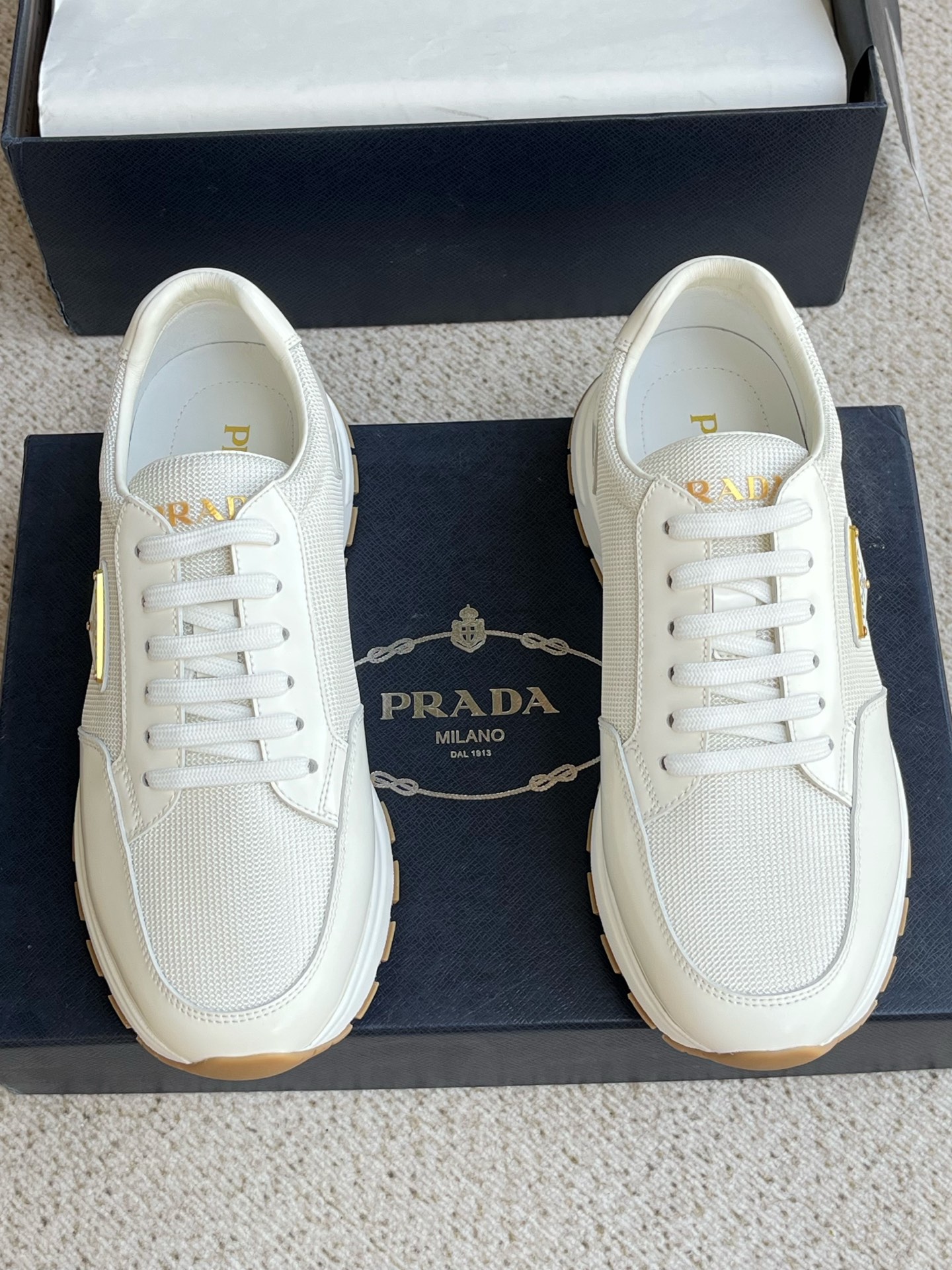 NO:356033,The new Prada Prax men's casual sneakers are inspired by the 1990s style, using contemporary lines and details to reinterpret the classic sports style. It uses smooth calf leather and nylon fabric mesh upper, which is light and breathable, practical and versatile. The outer side is decorated with an enamel triangle logo, and the tongue is decorated with Prada Milano rubber label, paired with 4cm lightweight embossed widened rubber sole, the fabric is breathable inside, and the brand logo cowhide footbed to create a comfortable wearing experience. It is equipped with a full set of original packaging dust bags!  Size 39-40-41-42-43-44 Standard leather shoes size, prada, prada, sneakers, cowhide19860909新款Prada普拉达 Prax男士系列休闲运动鞋 这款运动鞋的设计灵感源自1990年代款式,运用当代风格线条与细节重新演绎经典的运动风格.采用光滑小牛皮革和尼龙织物网眼鞋面,轻便透气,实用百搭,外侧饰以涂珐琅三角形徽标,鞋舌饰以Prada Milano胶标,搭配4cm轻便的凸纹加宽橡胶鞋底,织物透气内里,品牌徽标牛皮垫脚,缔造舒适的穿着体验.配全套原包装防尘袋！ 码数39-40-41-42-43-44 标准皮鞋尺码,,prada,prada,sneakers,cowhide,Men's shoes