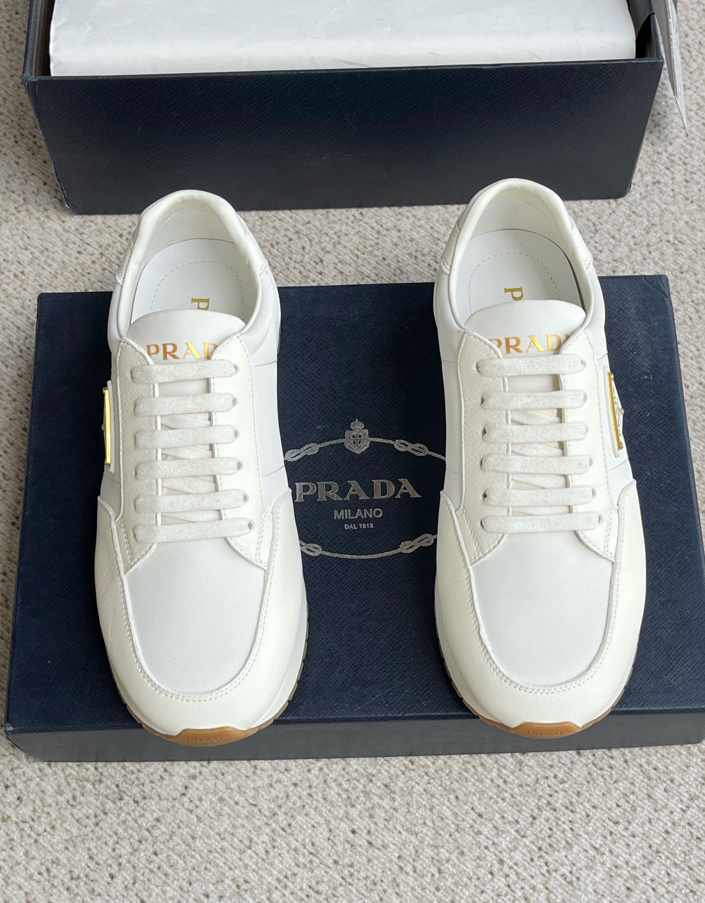 NO:356041,The new Prada Prax men's casual sneakers are inspired by the 1990s style, using contemporary lines and details to reinterpret the classic sports style. It uses smooth calf leather spliced ​​breathable upper, light and breathable, practical and versatile, with an enamel triangle logo on the outside, and the tongue is decorated with Prada Milano rubber label, paired with 4cm lightweight embossed widened rubber sole, fabric breathable inner lining, brand logo cowhide feet to create a comfortable wearing experience. It is equipped with a full set of original packaging dust bags!  Size 39-40-41-42-43-44 Standard leather shoes size, prada, prada, sneakers, cowhide19860909新款Prada普拉达 Prax男士系列休闲运动鞋 这款运动鞋的设计灵感源自1990年代款式,运用当代风格线条与细节重新演绎经典的运动风格.采用光滑小牛皮革拼接透气鞋面,轻便透气,实用百搭,外侧饰以涂珐琅三角形徽标,鞋舌饰以Prada Milano胶标,搭配4cm轻便的凸纹加宽橡胶鞋底,织物透气内里,品牌徽标牛皮垫脚,缔造舒适的穿着体验.配全套原包装防尘袋！ 码数39-40-41-42-43-44 标准皮鞋尺码,,prada,prada,sneakers,cowhide,Men's shoes