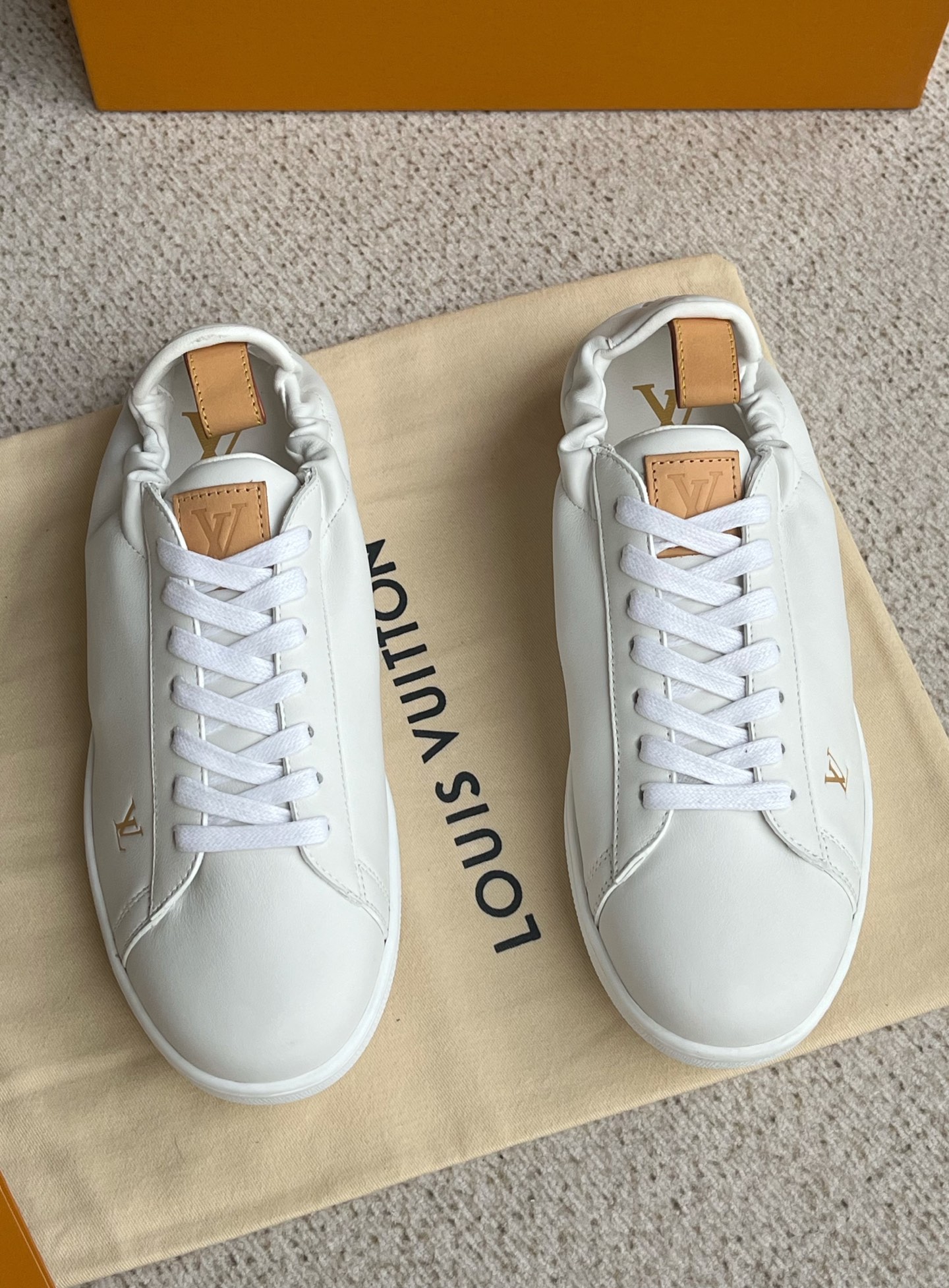 NO:358658,The new LV Soft men's sneakers are released simultaneously on the official website. They are made of soft cowhide leather, which is shaped with exquisite shoe laces and elastic heels to create a convenient on-and-off experience. The LV letter label highlights the upper, classic leather straps and Vuitton logo designed by Pharrell Williams are placed on the back. Suede cowhide leather and mesh fabric laces Louis Vuitton element large rubber pad outsole!  The original calfskin imported from the fabric is delicate and soft, the inner foot pad is full of cowhide, the large bottom rubber soft bottom!  Combining leisure and comfort, a must-have item when traveling!  Size: 39 40 41 42 43 44 Standard leather shoe size, louis vuitton,louis vuitton,sneakers,cowhide19860909新款LV Soft 男士运动鞋官网同步发售 取材柔软牛皮革,以考究鞋带和弹性鞋跟塑造便捷穿脱体验.LV字母标签点睛鞋面,经典皮革袢带和 Pharrell Williams设计的Vuitton标识栖身后部.绒面牛皮革和网格面料鞋带路易威登元素大号橡胶垫外底！ 面料进口原版小牛皮,皮质细腻柔软,内里垫脚全牛皮,大底橡胶软底！集休闲舒适与一体,外出旅游必备单品！ 码数:39 40 41 42 43 44 标准皮鞋尺码,,louis vuitton,louis vuitton,sneakers,cowhide,Men's shoes