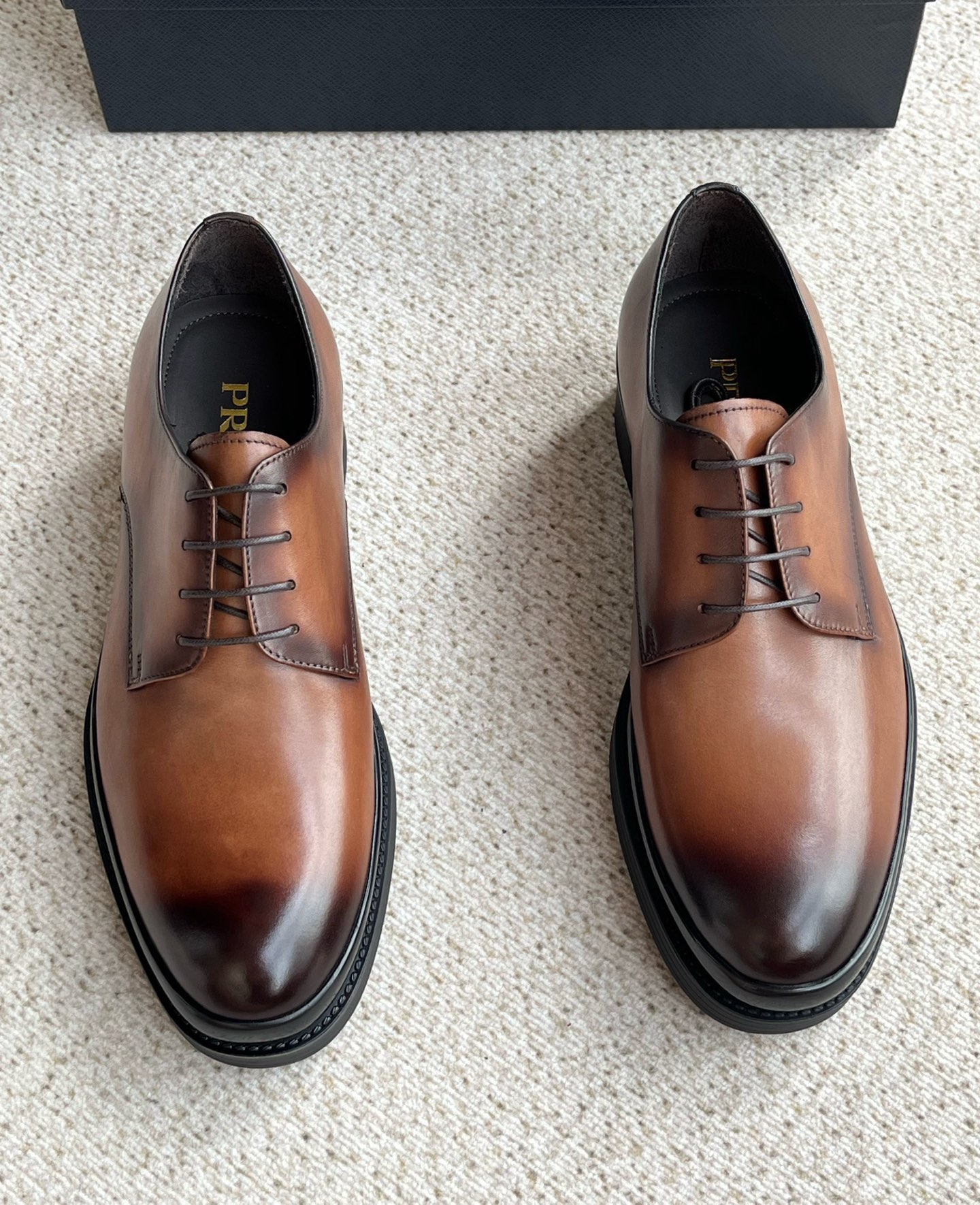 NO:745514,New Prada top quality, made in Vietnam, official website synchronization, 2025 counter display new style, men's business lace-up casual leather shoes  The fabric is made of imported rubbed calfskin, select the available part and knock off the rest. The sewing machine uses Coats' special thread to give you a three-dimensional look and a floating needle feel. It is precise and in place. The whole is smooth and eye-catching. The lining is cowhide. Designed, the foot feels comfortable and close to the skin, and there is no worry about kicking  , the insole is made of matte open-edge beaded calfskin, which has a high-end feel. The sole is made of TPU material as the visible part, and the inner kernel-infused PU is the midsole. This is also the key to the high sales of this shoe, because it is thick and has 100% comfort and elasticity, and it is higher!  A pair of gentleman's thick-soled leather shoes can give you the feel of sneakers, and you won't want to take them off. They can also be paired with pants. They are completely low-key shoes with a high-end temperament. The craftsmanship is simple but not simple, and it is worth your time to appreciate!  Original box packaging, size, 39 40 41 42 43 44 correct size!  ,,prada,prada,sneakers,cowhide19860909新款普拉达Prada顶级,越南产,官网同步,2025专柜橱窗新款,男士商务系带休闲皮鞋 面料采用进口擦色小牛皮,选用可用部分,其它的打掉,针车采用高士专用线,看线条立体感,浮针感,精确到位,整体顺畅醒目,内里牛皮,设计,脚感舒适贴肤,没有打脚烦恼,鞋垫采用哑光开边珠小牛皮,高端感十足,鞋底以TPU材质为可见部分,内仁灌注PU为中底,也是这款鞋子销量高的重点,因为厚重中带有100分的舒适感和弹力,且增高！ 一双绅士的厚底皮鞋,可以穿出运动鞋的脚感来,且穿上不想脱下的体验感,也好配裤子,完全是低调中带有高端气质的鞋履,工艺简约不简单,值得你慢慢品鉴！ 原盒包装,尺码,39 40 41 42 43 44 正码！,,prada,prada,sneakers,cowhide,Men's shoes