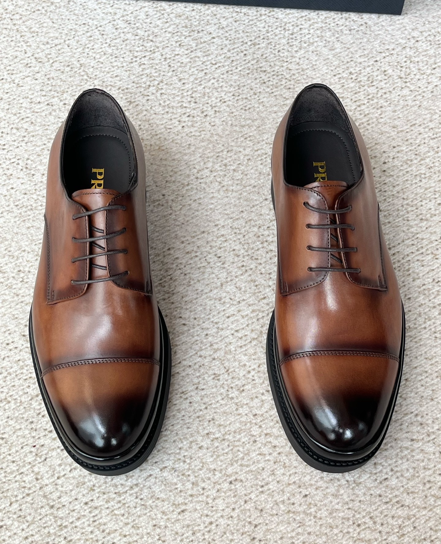 NO:745526,New Prada top quality, made in Vietnam, official website synchronization, 2025 counter display new style, men's business lace-up double joint casual leather shoes  The fabric is made of imported rubbed calfskin, select the available part and knock off the rest. The sewing machine uses Coats' special thread to give you a three-dimensional look and a floating needle feel. It is precise and in place. The whole is smooth and eye-catching. The lining is cowhide. Designed, the foot feels comfortable and close to the skin, and there is no worry about kicking  , the insole is made of matte open-edge beaded calfskin, which has a high-end feel. The sole is made of TPU material as the visible part, and the inner kernel-infused PU is the midsole. This is also the key to the high sales of this shoe, because it is thick and has 100% comfort and elasticity, and it is higher!  A pair of gentleman's thick-soled leather shoes can give you the feel of sneakers, and you won't want to take them off. They can also be paired with pants. They are completely low-key shoes with a high-end temperament. The craftsmanship is simple but not simple, and it is worth your time to appreciate!  Original box packaging, size, 39 40 41 42 43 44 correct size!  ,,prada,prada,sneakers,cowhide19860909新款普拉达Prada顶级,越南产,官网同步,2025专柜橱窗新款,男士商务系带双接头休闲皮鞋 面料采用进口擦色小牛皮,选用可用部分,其它的打掉,针车采用高士专用线,看线条立体感,浮针感,精确到位,整体顺畅醒目,内里牛皮,设计,脚感舒适贴肤,没有打脚烦恼,鞋垫采用哑光开边珠小牛皮,高端感十足,鞋底以TPU材质为可见部分,内仁灌注PU为中底,也是这款鞋子销量高的重点,因为厚重中带有100分的舒适感和弹力,且增高！ 一双绅士的厚底皮鞋,可以穿出运动鞋的脚感来,且穿上不想脱下的体验感,也好配裤子,完全是低调中带有高端气质的鞋履,工艺简约不简单,值得你慢慢品鉴！ 原盒包装,尺码,39 40 41 42 43 44 正码！,,prada,prada,sneakers,cowhide,Men's shoes