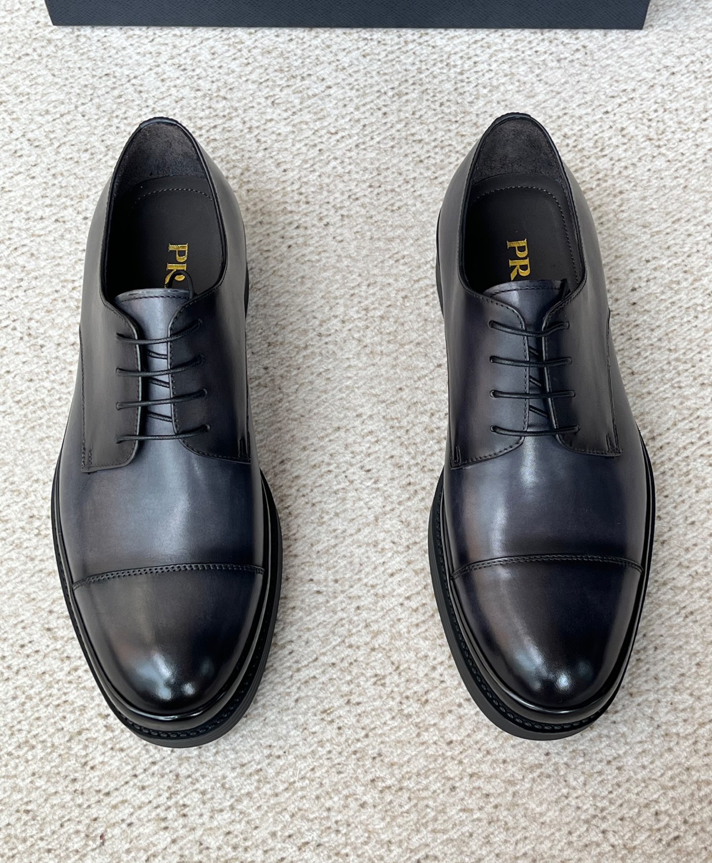 NO:745532,New Prada top quality, made in Vietnam, official website synchronization, 2025 counter display new style, men's business lace-up double joint casual leather shoes  The fabric is made of imported rubbed calfskin, select the available part and knock off the rest. The sewing machine uses Coats' special thread to give you a three-dimensional look and a floating needle feel. It is precise and in place. The whole is smooth and eye-catching. The lining is cowhide. Designed, the foot feels comfortable and close to the skin, and there is no worry about kicking  , the insole is made of matte open-edge beaded calfskin, which has a high-end feel. The sole is made of TPU material as the visible part, and the inner kernel-infused PU is the midsole. This is also the key to the high sales of this shoe, because it is thick and has 100% comfort and elasticity, and it is higher!  A pair of gentleman's thick-soled leather shoes can give you the feel of sneakers, and you won't want to take them off. They can also be paired with pants. They are completely low-key shoes with a high-end temperament. The craftsmanship is simple but not simple, and it is worth your time to appreciate!  Original box packaging, size, 39 40 41 42 43 44 correct size!  ,,prada,prada,sneakers,cowhide19860909新款普拉达Prada顶级,越南产,官网同步,2025专柜橱窗新款,男士商务系带双接头休闲皮鞋 面料采用进口擦色小牛皮,选用可用部分,其它的打掉,针车采用高士专用线,看线条立体感,浮针感,精确到位,整体顺畅醒目,内里牛皮,设计,脚感舒适贴肤,没有打脚烦恼,鞋垫采用哑光开边珠小牛皮,高端感十足,鞋底以TPU材质为可见部分,内仁灌注PU为中底,也是这款鞋子销量高的重点,因为厚重中带有100分的舒适感和弹力,且增高！ 一双绅士的厚底皮鞋,可以穿出运动鞋的脚感来,且穿上不想脱下的体验感,也好配裤子,完全是低调中带有高端气质的鞋履,工艺简约不简单,值得你慢慢品鉴！ 原盒包装,尺码,39 40 41 42 43 44 正码！,,prada,prada,sneakers,cowhide,Men's shoes