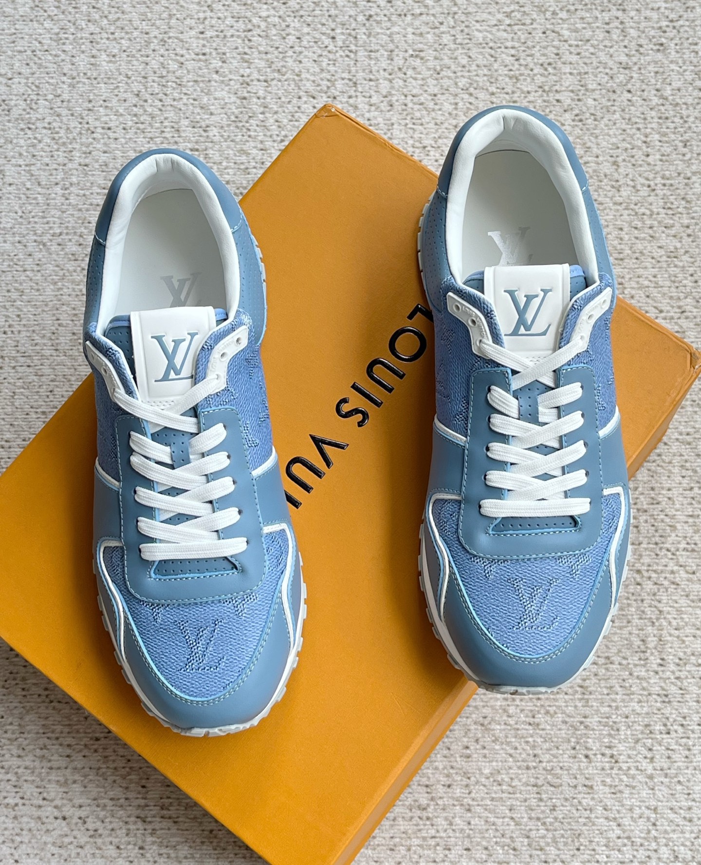 NO:345030,New Lv men's sports and casual board shoes are released simultaneously on the official website. This Run Away sneaker combines Monogram grained cowhide and smooth cowhide to interpret the inspiration of running shoes with trendy brushstrokes. The rubber outsole presents a double tone, equipped with leather elements and metal nameplate. Monogram grained cowhide shoelaces Louis Vuitton element rubber outsole!  Number of codes 39 40 41 42 43 44 positive codes, louis vuitton,louis vuitton,sneakers,cowhide19860909新款Lv男士运动休闲板鞋 官网同步发售 本款 Run Away 运动鞋融合Monogram 粒面牛皮革和光滑牛皮革饰边,以潮流笔触诠释跑鞋灵感.橡胶外底呈现双重色调,配有皮革元素和金属铭牌. Monogram 粒面牛皮革鞋带 路易威登元素橡胶外底！ 码数39 40 41 42 43 44 正码,,louis vuitton,louis vuitton,sneakers,cowhide,Men's shoes