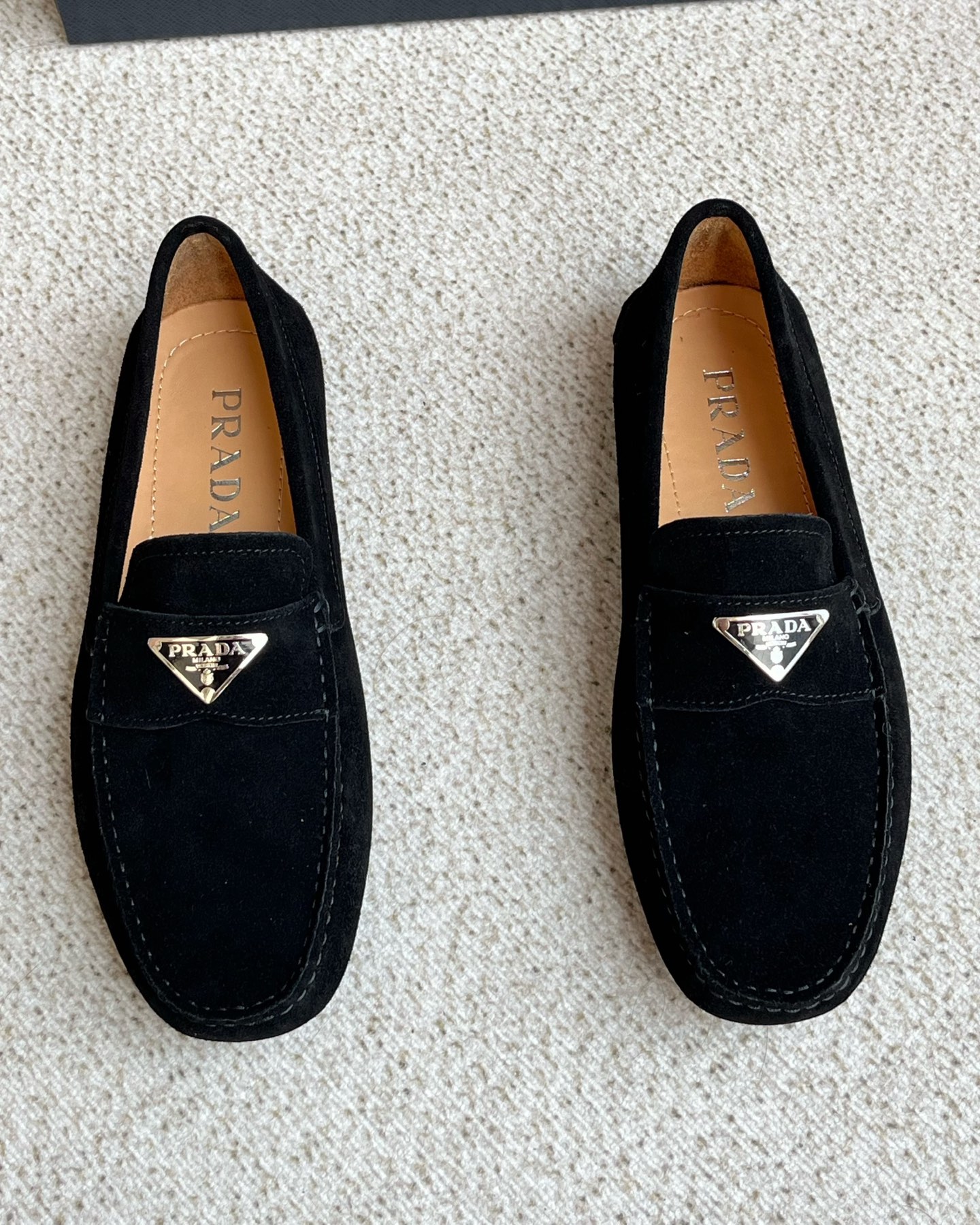 NO:346305,New Prada Men's Casual Loafers This driving shoe combines classic design with simple and exquisite details. The classic triangle logo is matched with imported cowhide suede, focusing on aesthetics and practical functions. The exquisite craftsmanship gives the upper a unique tubular structure, creating a soft tapered design. It is matched with a light and flexible rubber sole, embellished with letter logos. Product number: 2DD177_ATG_F0002 Band embellished with enamel triangle metal logo Removable leather insole Size: 39 40 41 42 43 44 Standard leather shoe sizes, prada, prada, loafers, cowhide19860909新款Prada普拉达男士休闲乐福鞋 这款驾车鞋融合经典设计与简洁而精致的细节,经典三角标搭配进口牛皮革绒面材质 ,既注重美学又具备实用功能.精湛的工艺赋予鞋面独特的管状结构,打造出柔和的锥形设计.搭配轻盈而柔韧的橡胶鞋底,缀饰字母徽标. 商品货号: 2DD177_ATG_F0002 饰带点缀涂珐琅三角形金属徽标 凸纹橡胶鞋底可拆卸皮面鞋垫 码数: 39 40 41 42 43 44标准皮鞋尺码,,prada,prada,loafers,cowhide,Men's shoes