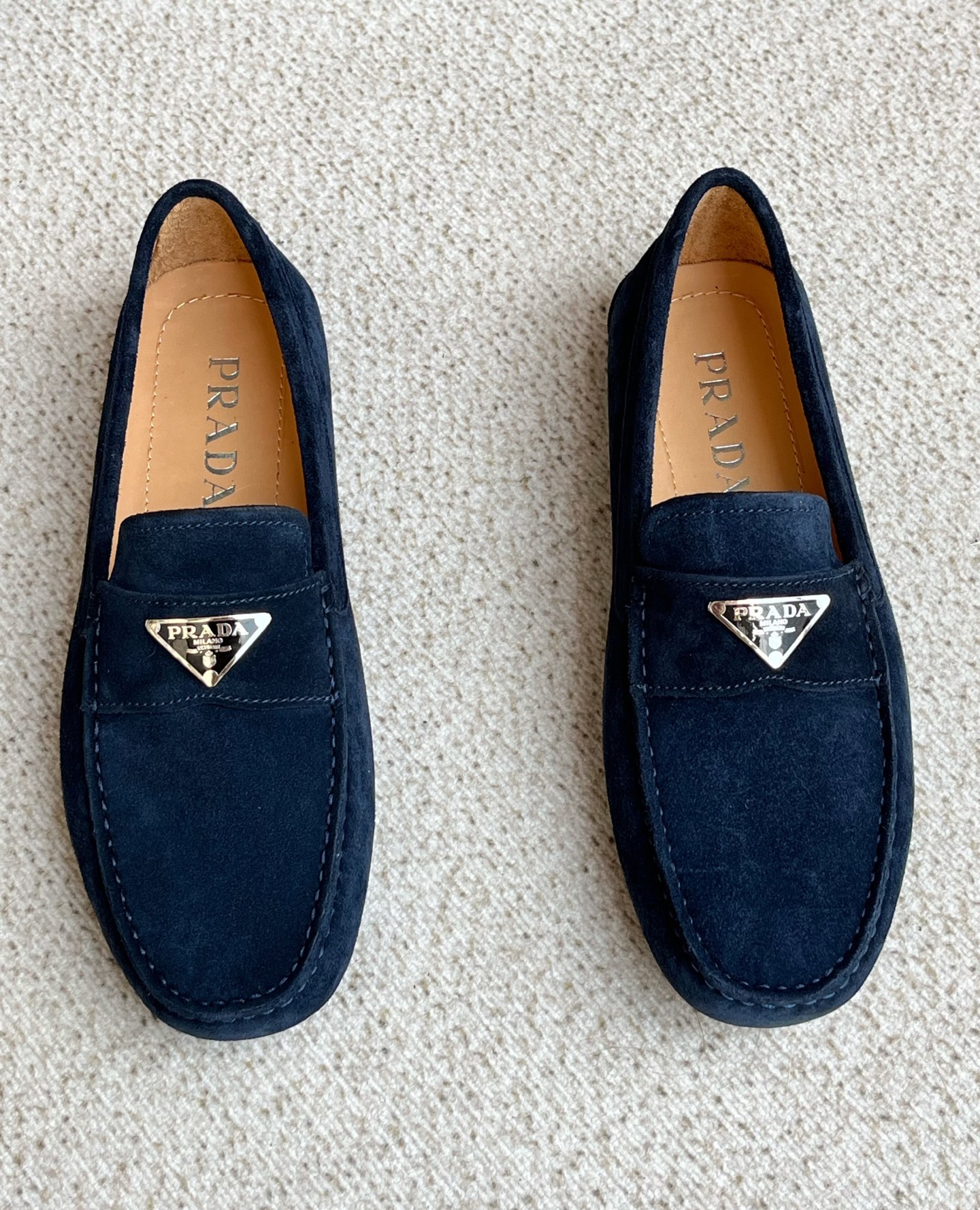 NO:346321,New Prada Men's Casual Loafers This driving shoe combines classic design with simple and exquisite details. The classic triangle logo is matched with imported cowhide leather suede, focusing on aesthetics and practical functions. The exquisite craftsmanship gives the upper a unique tubular structure, creating a soft tapered design. It is matched with a light and flexible rubber sole, embellished with letter logos. Product number: 2DD177_ATG_F0002 Band embellished with enamel triangle metal logo Removable leather surface Size: 39 40 41 42 43 44 Standard leather shoe sizes, prada, prada, loafers, cowhide19860909新款Prada普拉达男士休闲乐福鞋 这款驾车鞋融合经典设计与简洁而精致的细节,经典三角标搭配进口牛皮革绒面材质 ,既注重美学又具备实用功能.精湛的工艺赋予鞋面独特的管状结构,打造出柔和的锥形设计.搭配轻盈而柔韧的橡胶鞋底,缀饰字母徽标. 商品货号: 2DD177_ATG_F0002 饰带点缀涂珐琅三角形金属徽标 凸纹橡胶鞋底可拆卸皮面 码数: 39 40 41 42 43 44标准皮鞋尺码,,prada,prada,loafers,cowhide,Men's shoes