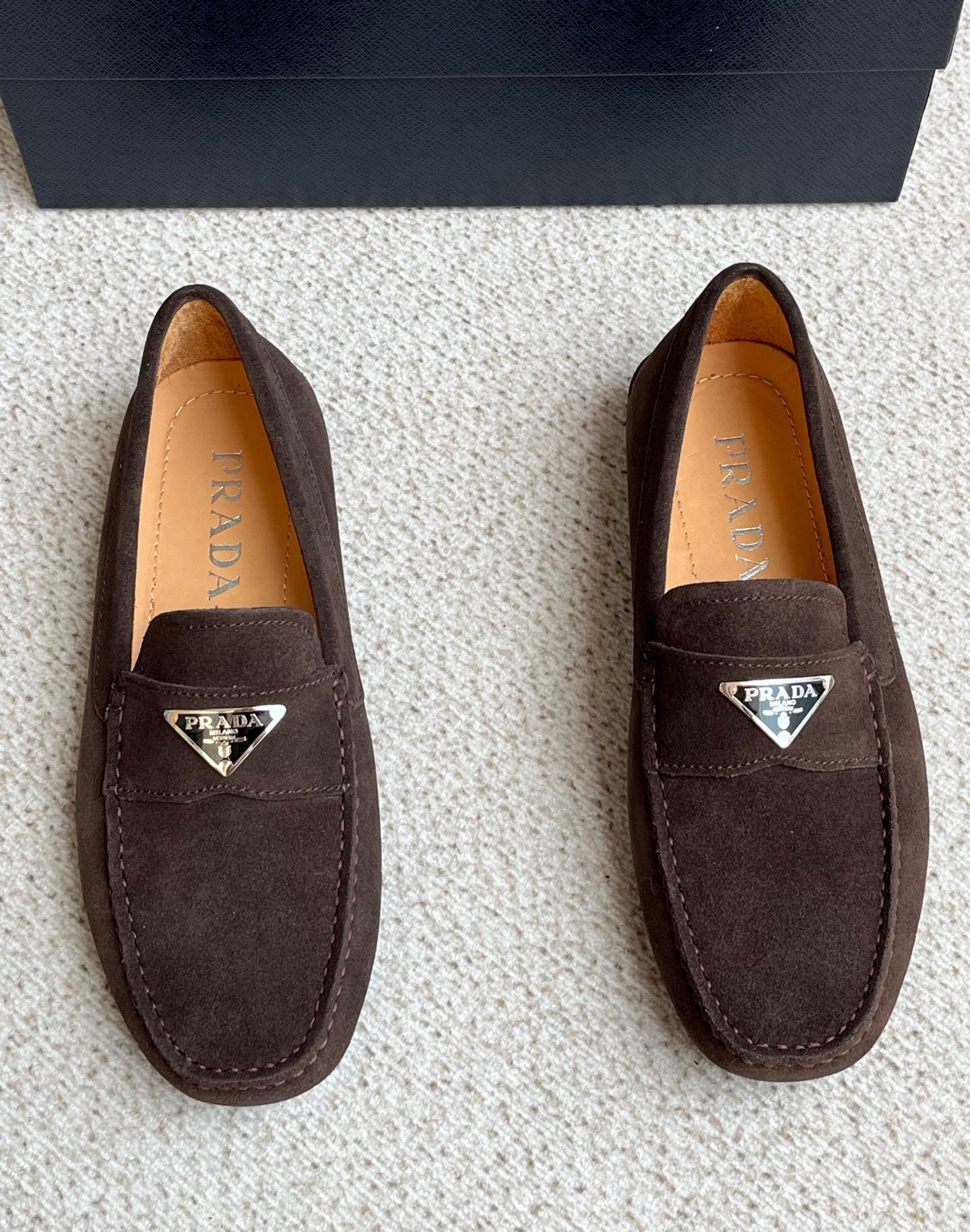 NO:346341,New Prada Men's Casual Loafers This driving shoe combines classic design with simple and exquisite details. The classic triangle logo is matched with imported cowhide suede, focusing on aesthetics and practical functions. The exquisite craftsmanship gives the upper a unique tubular structure, creating a soft tapered design. It is matched with a light and flexible rubber sole, embellished with letter logos. Product number: 2DD177_ATG_F0002 Band embellished with enamel triangle metal logo Removable leather insole Size: 39 40 41 42 43 44 Standard leather shoe sizes, prada, prada, loafers, cowhide19860909新款Prada普拉达男士休闲乐福鞋 这款驾车鞋融合经典设计与简洁而精致的细节,经典三角标搭配进口牛皮革绒面材质 ,既注重美学又具备实用功能.精湛的工艺赋予鞋面独特的管状结构,打造出柔和的锥形设计.搭配轻盈而柔韧的橡胶鞋底,缀饰字母徽标. 商品货号: 2DD177_ATG_F0002 饰带点缀涂珐琅三角形金属徽标 凸纹橡胶鞋底可拆卸皮面鞋垫 码数: 39 40 41 42 43 44标准皮鞋尺码,,prada,prada,loafers,cowhide,Men's shoes