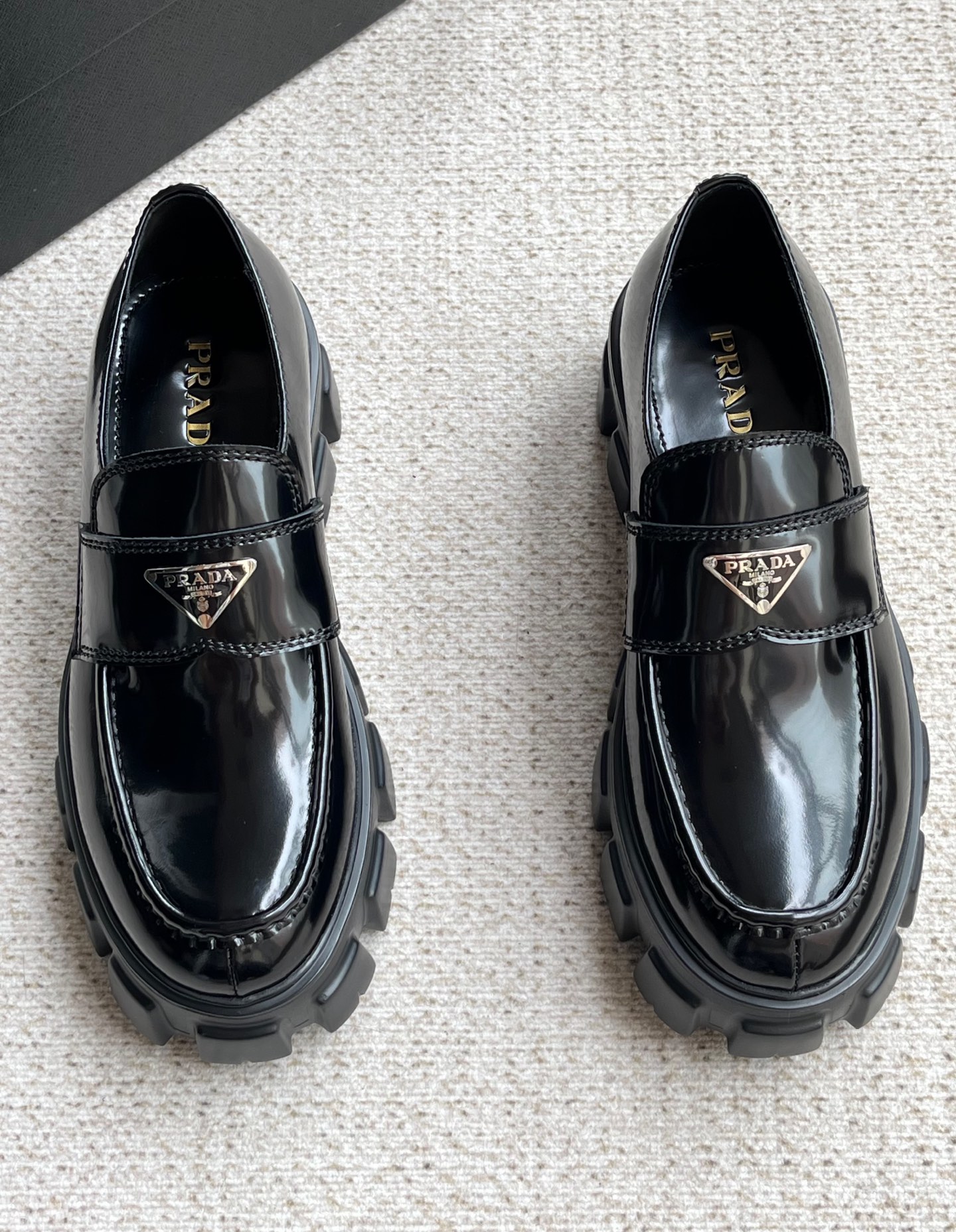 NO:589548,The new Prada platform loafers for men. This avant-garde and unique loafer interprets the duality concept in the brand's aesthetic language. The modern large sole presents a unique thick design, creating a clever dialogue with the sophisticated glossy leather upper. The Monolith combines contradictory images, mixing and matching without losing harmony, creating a timeless silhouette. The iconic enameled metal triangle logo adds a finishing touch.  Item number: 2DE129 B4L FO002 Upper: glossy leather material toe cap with raised seams Enamel triangular logo decoration saddle strap lightweight rubber embossed sole Sole thickness: 6 cm leather insole Size: 39 40 41 42 43 44 Standard leather shoe size, prada, prada, loafers19860909新款Prada普拉达男士厚底乐福鞋 这款前卫而别致的乐福鞋演绎品牌美学语言中的二元性理念.摩登的大号鞋底呈现别出心裁的厚重感设计,与考究的亮面皮革鞋面开启巧妙对话.Monolith 融汇矛盾对立的意象,混搭之间不失和谐,塑造隽永的廓形.标志性的涂珐琅金属三角形徽标平添点睛之笔. 商品货号:2DE129 B4L FO002鞋面:亮面皮革材质鞋头盖配凸起式接缝 珐琅三角形徽标装饰鞍形饰带轻质橡胶凹凸纹鞋底鞋底厚:6厘米皮革内底 码数: 39 40 41 42 43 44 标准皮鞋码,,prada,prada,loafers,Men's shoes