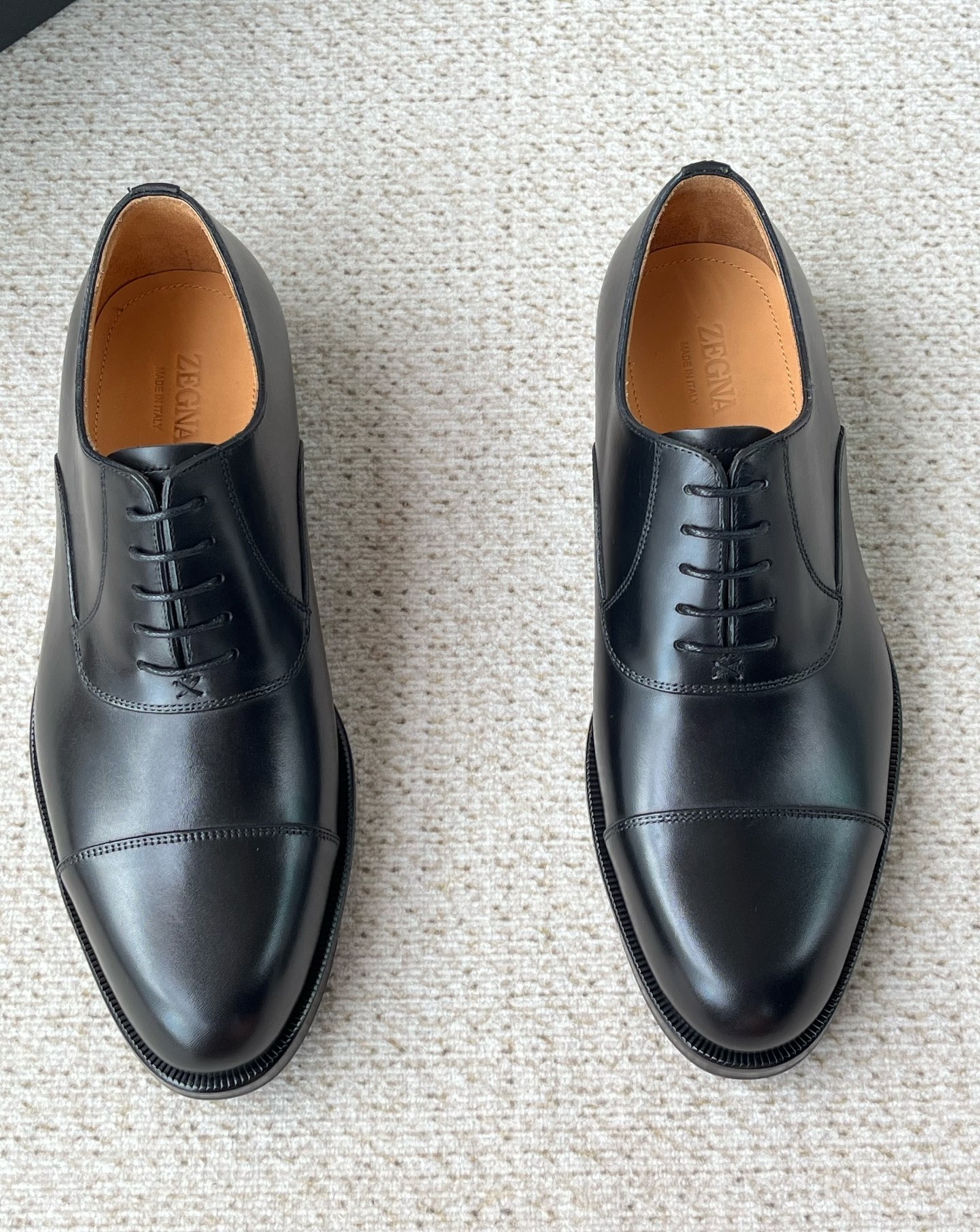 NO:680414,The new ZEGNA men's lace-up formal business leather shoes are synchronized with the official website, Goodyear cold bonding process, pure manual color rubbing process, high-end customized series, products that can be compared and inspected at the counter, men's business formal leather shoes, a must-have item for successful men!  Business leather shoes are as luxurious as ever. The design of this shoe is simple but not simple. You can enjoy luxury and fashion. Whether you are a salesman working outside or a commercial workplace or office, you can become the focus of fashion trends if you match it casually!  Every small step is the pursuit of exquisiteness in the production of shoes. The classic among classics. You can tell it is a luxury brand when you see it from a distance. It enhances men's taste and status and will definitely make you unique!  The fabric is imported polished cowhide/open-edge beaded cowhide, which is full of three-dimensionality. The inner foot pad is water-dyed cowhide, which is soft and comfortable. The original Italian leather outsole is high-end and luxurious. The soles are stitched and will never come off. They are all invested in making shoes!  Original box packaging, size, 38 39 40 41 42 43 44 correct size!  ,,zegna,cowhide,Leather soles19860909新款ZEGNA杰尼亚男士系带正装商务皮鞋 官网同步,固特异冷粘工艺,纯手工擦色工艺,高端定制系列,可入专柜对比验货的产品,男士商务正装皮鞋,成功男士的必备单品！ 商务皮鞋,一如既往的奢华,这款鞋子的设计简约而不简单,尽享奢华时尚,无论是外出作业的业务员,商业职场办公室,随意搭配都能成为时尚潮流焦点！ 每一个细小的步骤都是在鞋履制作中的精致追求,经典款中的经典,远远看见就知道是奢侈品牌,上脚提高男性的品味与地位,绝对穿出与众不同的你！ 面料进口擦色牛皮/开边珠牛皮,立体感十足 ,内里垫脚水染牛皮,柔软舒适,意大利原装真皮大底,高端奢华,鞋底车线,永不脱胶,都是下血本做鞋！ 原盒包装, 尺码,38 39 40 41 42 43 44 正码！,,zegna,cowhide,Leather soles,Men's shoes