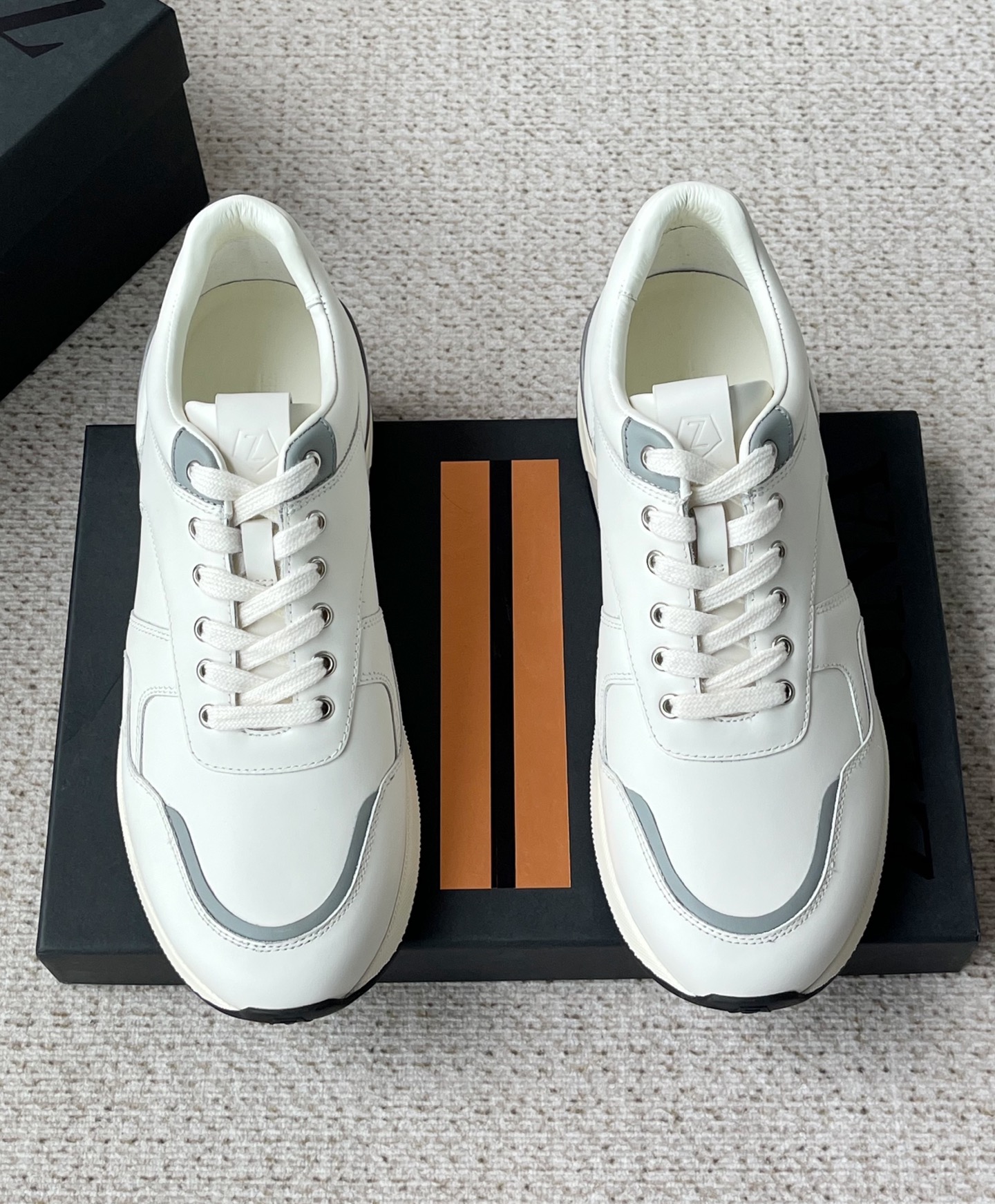 NO:353743,ZEGNA Jínia New men's low-top casual sneakers are shipped. This men's shoes are made of imported calfskin three-dimensional geometric divisions, rich craftsmanship details, and the clean and simple design lines are very versatile. The cowhide inner lining is equipped with embossed logo cowhide feet mats, which are elegant and atmospheric!  The double-color rubber outsole is anti-slip, wear-resistant and durable, and the shoe tongue is decorated with a logo logo. It is a very good trendy item for men's casual sports shoes, worth owning!  Fitted with a full set of original packaging and dustproof bags!  Size: 39/40/41/42/43/44 Standard leather shoes size, zegna, sneakers, cowhide19860909ZEGNA杰尼亚 新款男士低帮休闲运动鞋出货 这款男鞋由进口小牛皮立体几何分割层次感,丰富的工艺细节,干净简洁的设计线条非常百搭,牛皮内里标配压纹徽标牛皮脚垫,优雅大气！防滑耐磨又耐用的双色橡胶大底,耐穿不掉底,鞋舌饰有logo标识,非常不错的男士休闲运动鞋潮流单品,值得拥有！配全套原包装及防尘袋！ 码数:39/40/41/42/43/44 标准皮鞋尺码,,zegna,sneakers,cowhide,Men's shoes