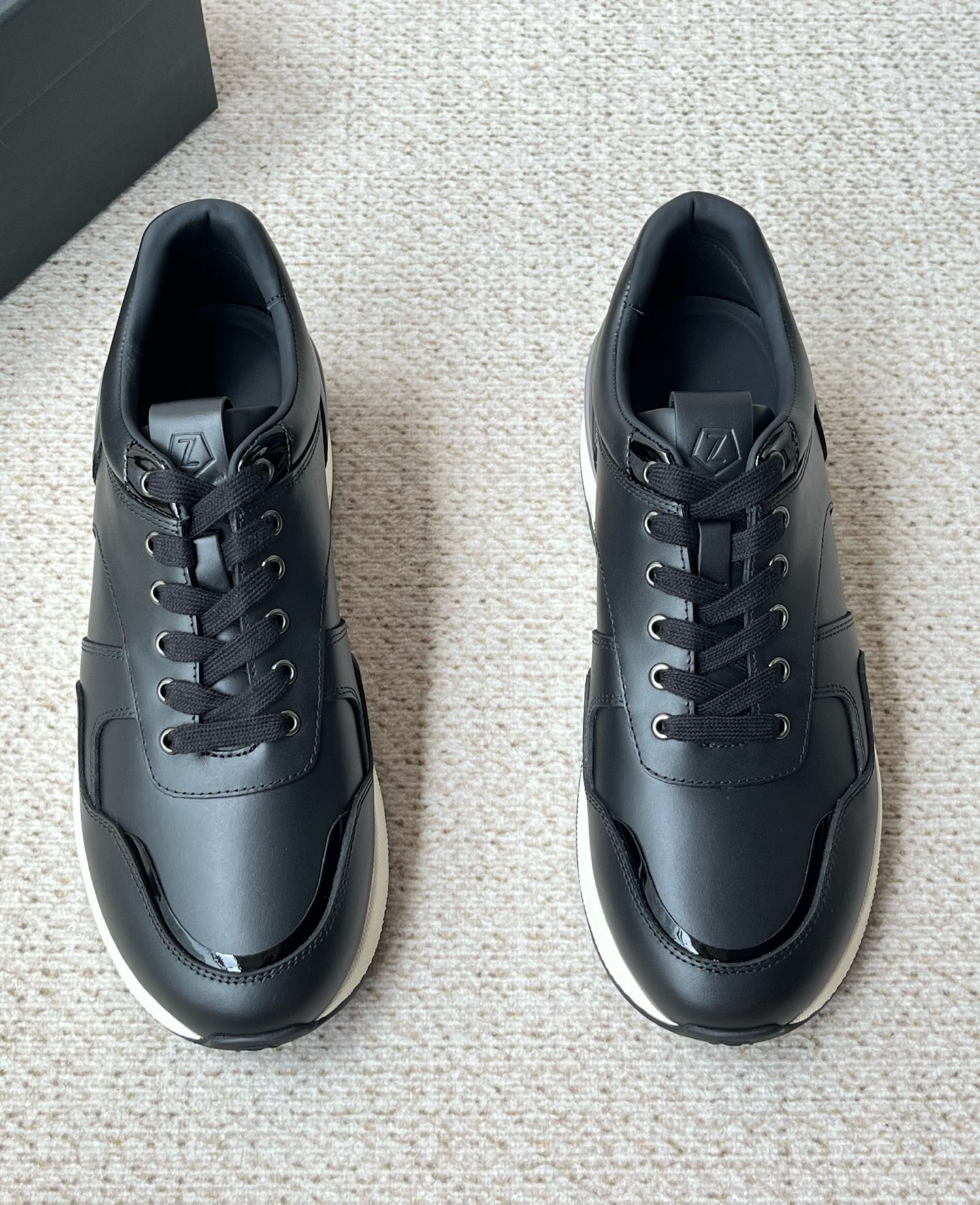 NO:353775,ZEGNA Jínia New men's low-top casual sneakers are shipped. This men's shoes are made of imported calfskin, three-dimensional geometrical division and layered, rich craftsmanship details, and the clean and simple design lines are very versatile. The cowhide inner lining is equipped with embossed logo cowhide feet mats, which are elegant and atmospheric!  The double-color rubber outsole is anti-slip, wear-resistant and durable, and the shoe tongue is decorated with a logo logo. It is a very good trendy item for men's casual sports shoes, worth owning!  Fitted with a full set of original packaging and dustproof bags!  Size: 39/40/41/42/43/44 Standard leather shoes size, zegna, sneakers, cowhide19860909ZEGNA杰尼亚 新款男士低帮休闲运动鞋出货 这款男鞋由进口小牛皮、立体几何分割层次感,丰富的工艺细节,干净简洁的设计线条非常百搭,牛皮内里标配压纹徽标牛皮脚垫,优雅大气！防滑耐磨又耐用的双色橡胶大底,耐穿不掉底,鞋舌饰有logo标识,非常不错的男士休闲运动鞋潮流单品,值得拥有！配全套原包装及防尘袋！ 码数:39/40/41/42/43/44 标准皮鞋尺码,,zegna,sneakers,cowhide,Men's shoes