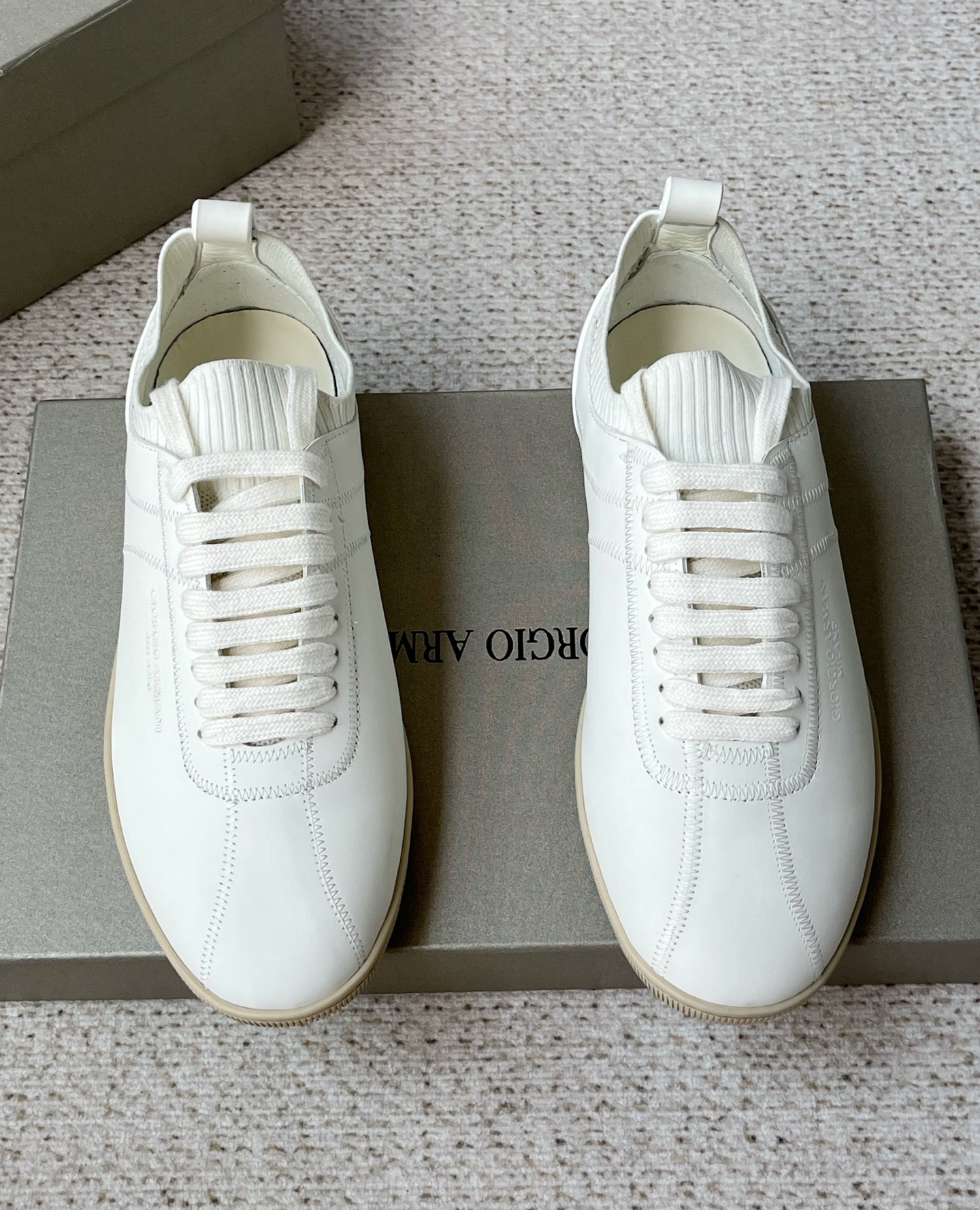 NO:589200,The new GIORGIO ARMANI men's new flat-soled low-top lace-up casual sports shoes. This GA fabric is made of soft sheep leather, with a double design of foot laces, an elastic fly-knit shoe collar, a shoe pull tab on the heel, and 3D three-dimensional LOGO details on the outside. The materials and production processes are in place. The standard embossed logo sheepskin insole is matched with a non-slip and wear-resistant rubber flat sole. The style is simple and elegant, easy to carry, suitable for travel and various occasions!  Size:39/40/41/42/43/44 leather shoe size,,armani,armani,sneakers,sheepskin19860909新款GIORGIO ARMANI乔治阿玛尼 男士新款平底低帮系带休闲运动鞋 这款GA面料采用柔软羊皮革制作,套脚系带双重设计,弹力飞织鞋口,后跟配有鞋提拉袢,外侧饰以3D立体LOGO标识细节,材料到制作工艺非常到位,标配压纹徽标羊皮鞋垫,搭配防滑耐磨橡胶平底,款式简约大方,便于携带,适合旅行及多种场合！ 尺码:39/40/41/42/43/44 皮鞋尺码,,armani,armani,sneakers,sheepskin,Men's shoes