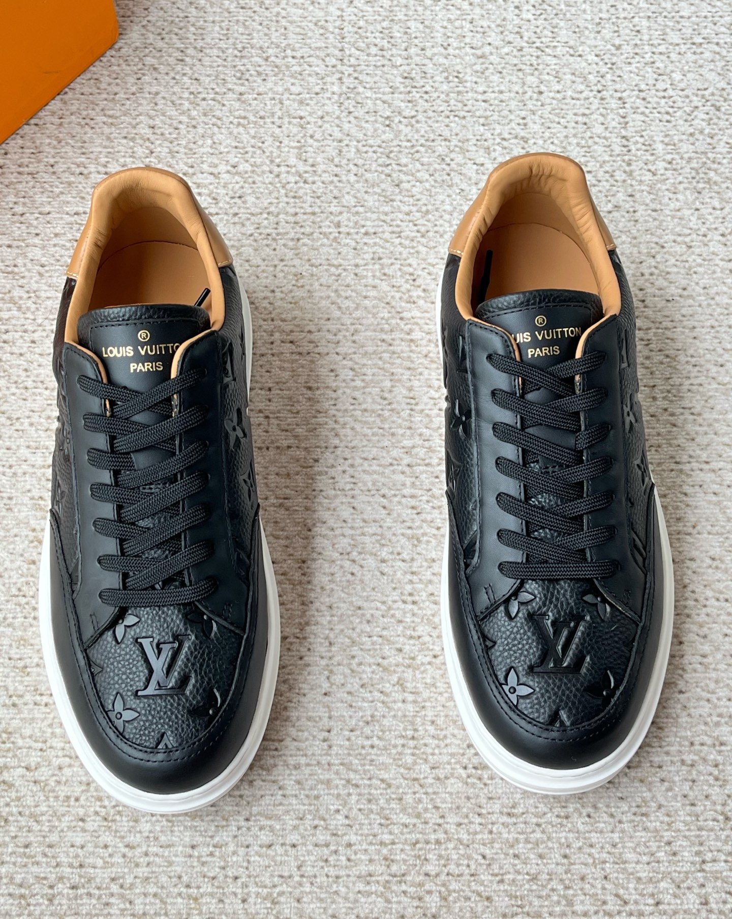 NO:744599,LV's new men's sports and casual sneakers, exclusive supply, available simultaneously on the official website. This Beverly Hills sneaker is made of soft grained calfskin with an embossed Monogram pattern. Its rear cowhide trim has the same design as the leather goods series, and is paired with an ultra-light rubber outsole embossed with the brand logo. Monogram embossed grained calfskin, ultra-light rubber outsole, and the tongue and outsole are decorated with the Louis Vuitton logo!  Fashionable business lace-up casual thick-soled casual shoes. The whole pair of shoes are super light and breathable, and you can't feel the weight at all. The lace-up sneakers are almost synonymous with youth. The simple and casual style is definitely a must-have in the fashionable shoe cabinet!  The fabric is imported and customized, pebbled cowhide embossing, lining cowhide spliced ​​with breathable mesh, foot pads cowhide, original PU foam mold logo non-slip outsole, sole thickness 3.5cm, invisible 2.0cm latex insole!  A must-have for travel. Original packaging box!  Color White Black Size 39-40-41-42-43-44 Standard leather shoe size, louis vuitton, louis vuitton, sneakers, cowhide19860909Lv新款男士运动休闲板鞋 独家货源 官网同步发售 本款 Beverly Hills 运动鞋为柔软粒面小牛皮压印 Monogram 图案,其后部牛皮革饰边与皮具系列设计异曲同工,搭配压印品牌标识的超轻橡胶外底.Monogram 压纹粒面小牛皮 超轻橡胶外底 鞋舌和外底饰有路易威登标识！ 时尚商务系带休闲厚底休闲鞋,整双鞋子超级轻盈透气,根本感觉不到重量,系带的板鞋几乎是青春的代名词.简约休闲风,绝对是潮人鞋柜中的必备款！ 面料进口定制 荔枝纹牛皮压纹, 内里牛皮拼接透气网布,垫脚牛皮,原厂PU发泡模具logo防滑大底,底厚3.5cm,隐形2.0cm乳胶鞋垫！出行必备款 原版包装盒！ 颜色白色 黑色 码数 39-40-41-42-43-44 标准皮鞋尺码,,louis vuitton,louis vuitton,sneakers,cowhide,Men's shoes