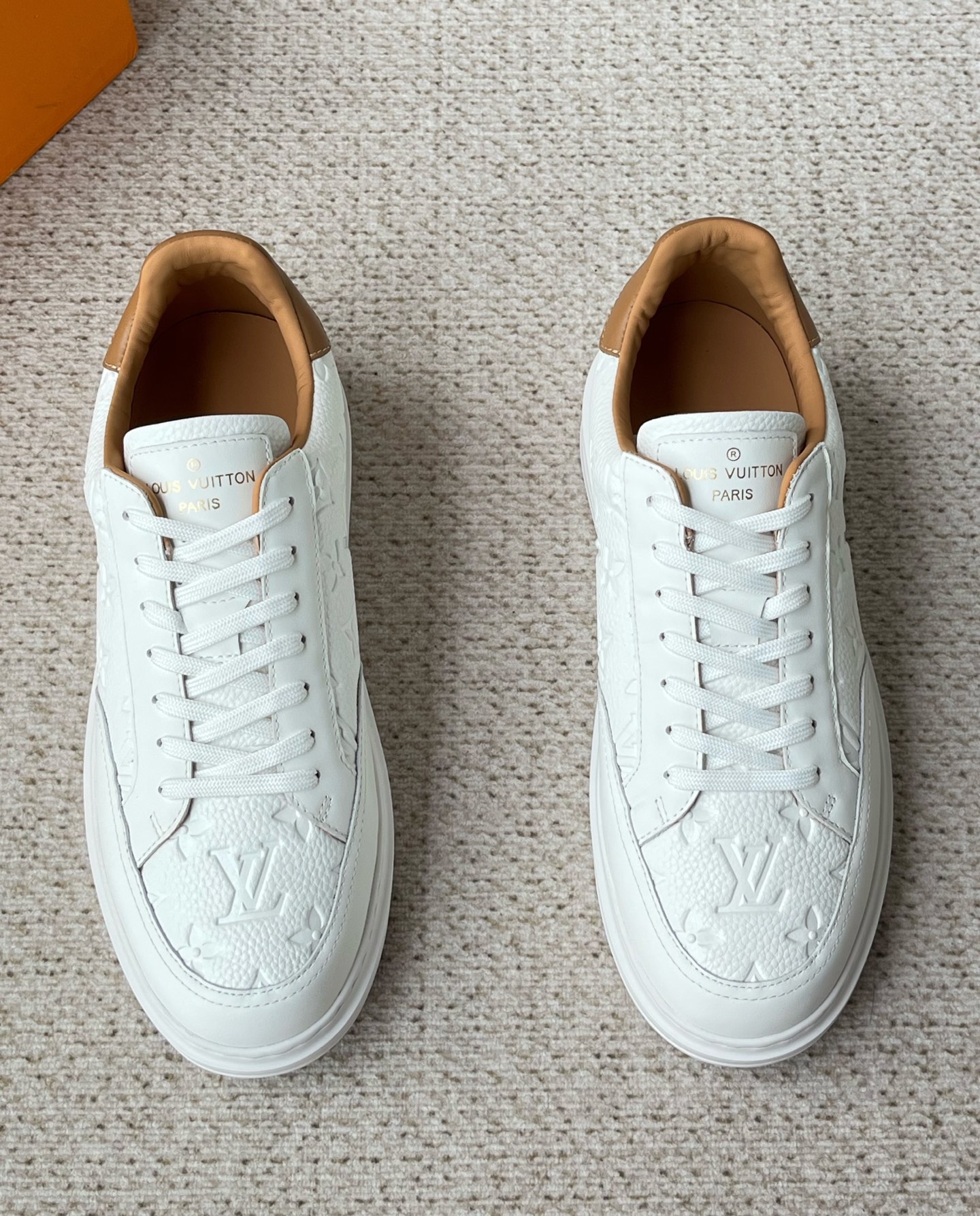 NO:744539,LV's new men's sports and casual sneakers, exclusive supply, available simultaneously on the official website. This Beverly Hills sneaker is made of soft grained calfskin with an embossed Monogram pattern. Its rear cowhide trim has the same design as the leather goods series, and is paired with an ultra-light rubber outsole embossed with the brand logo. Monogram embossed grained calfskin, ultra-light rubber outsole, and the tongue and outsole are decorated with the Louis Vuitton logo!  Fashionable business lace-up casual thick-soled casual shoes. The whole pair of shoes are super light and breathable, and you can't feel the weight at all. The lace-up sneakers are almost synonymous with youth. The simple and casual style is definitely a must-have in the fashionable shoe cabinet!  The fabric is imported and customized, pebbled cowhide embossing, lining cowhide spliced ​​with breathable mesh, foot pads cowhide, original PU foam mold logo non-slip outsole, sole thickness 3.5cm, invisible 2.0cm latex insole!  A must-have for travel. Original packaging box!  Color White Black Size 39-40-41-42-43-44 Standard leather shoe size, louis vuitton, louis vuitton, sneakers, cowhide19860909Lv新款男士运动休闲板鞋 独家货源 官网同步发售 本款 Beverly Hills 运动鞋为柔软粒面小牛皮压印 Monogram 图案,其后部牛皮革饰边与皮具系列设计异曲同工,搭配压印品牌标识的超轻橡胶外底.Monogram 压纹粒面小牛皮 超轻橡胶外底 鞋舌和外底饰有路易威登标识！ 时尚商务系带休闲厚底休闲鞋,整双鞋子超级轻盈透气,根本感觉不到重量,系带的板鞋几乎是青春的代名词.简约休闲风,绝对是潮人鞋柜中的必备款！ 面料进口定制 荔枝纹牛皮压纹, 内里牛皮拼接透气网布,垫脚牛皮,原厂PU发泡模具logo防滑大底,底厚3.5cm,隐形2.0cm乳胶鞋垫！出行必备款 原版包装盒！ 颜色白色 黑色 码数 39-40-41-42-43-44 标准皮鞋尺码,,louis vuitton,louis vuitton,sneakers,cowhide,Men's shoes