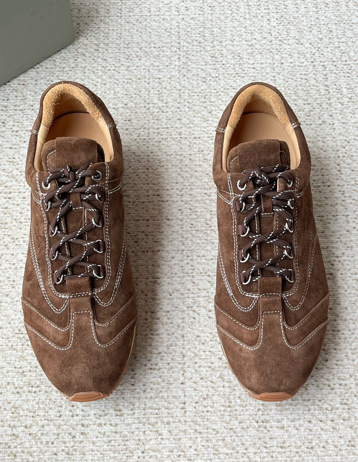 NO:680461,Brunello Cucinelli 2025 new autumn and winter, men's washed and distressed casual sneakers. Modern style and precious materials reinterpret this pair of elegant, casual iconic sneakers!  This precious cowhide has been washed and distressed multiple times, giving it a natural dark and light color effect, making this season's colors more refined and elegant. The foot pads are made of high-elastic foam and are aligned with the cowhide lining. They are comfortable and not stuffy, do not fade, do not slip, are clean and do not peel off, have a great texture, and are visibly luxurious!  Original box packaging, size, 39 40 41 42 43 44 regular size, brunello cucinelli, sneakers, cowhide19860909Brunello Cucinelli 2025秋冬新款 ,男士水洗做旧休闲运动鞋 现代风格和珍贵材料重新演绎了这双典雅,休闲的标志性运动鞋！ 这款珍贵牛皮经过多重水洗做旧,呈现天然的深浅色泽效果,令本季的色彩更加精致高雅,脚垫高弹发泡与牛里对贴,上脚舒服不闷脚,不掉色,不打滑,干净不开胶,质感爆棚,看得见的奢华！ 原盒包装,尺码,39 40 41 42 43 44 正码,,brunello cucinelli,sneakers,cowhide,Men's shoes