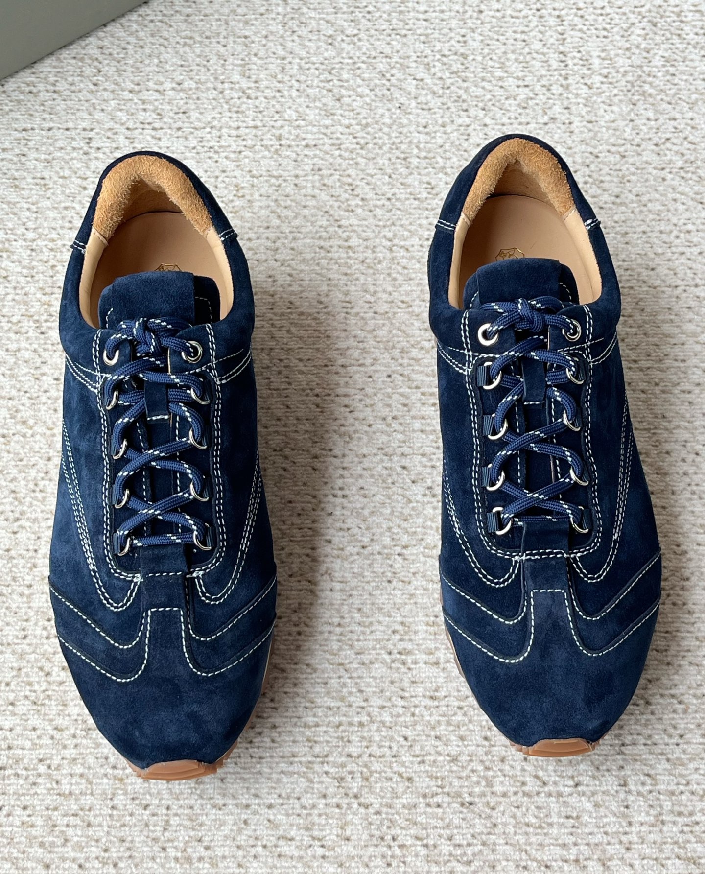 NO:680463,Brunello Cucinelli 2025 new autumn and winter, men's washed and distressed casual sneakers. Modern style and precious materials reinterpret this pair of elegant, casual iconic sneakers!  This precious cowhide has been washed and distressed multiple times, giving it a natural dark and light color effect, making this season's colors more refined and elegant. The foot pads are made of high-elastic foam and are aligned with the cowhide lining. They are comfortable and not stuffy, do not fade, do not slip, are clean and do not peel off, have a great texture, and are visibly luxurious!  Original box packaging, size, 39 40 41 42 43 44 regular size, brunello cucinelli, sneakers, cowhide19860909Brunello Cucinelli 2025秋冬新款 ,男士水洗做旧休闲运动鞋 现代风格和珍贵材料重新演绎了这双典雅,休闲的标志性运动鞋！ 这款珍贵牛皮经过多重水洗做旧,呈现天然的深浅色泽效果,令本季的色彩更加精致高雅,脚垫高弹发泡与牛里对贴,上脚舒服不闷脚,不掉色,不打滑,干净不开胶,质感爆棚,看得见的奢华！ 原盒包装,尺码,39 40 41 42 43 44 正码,,brunello cucinelli,sneakers,cowhide,Men's shoes