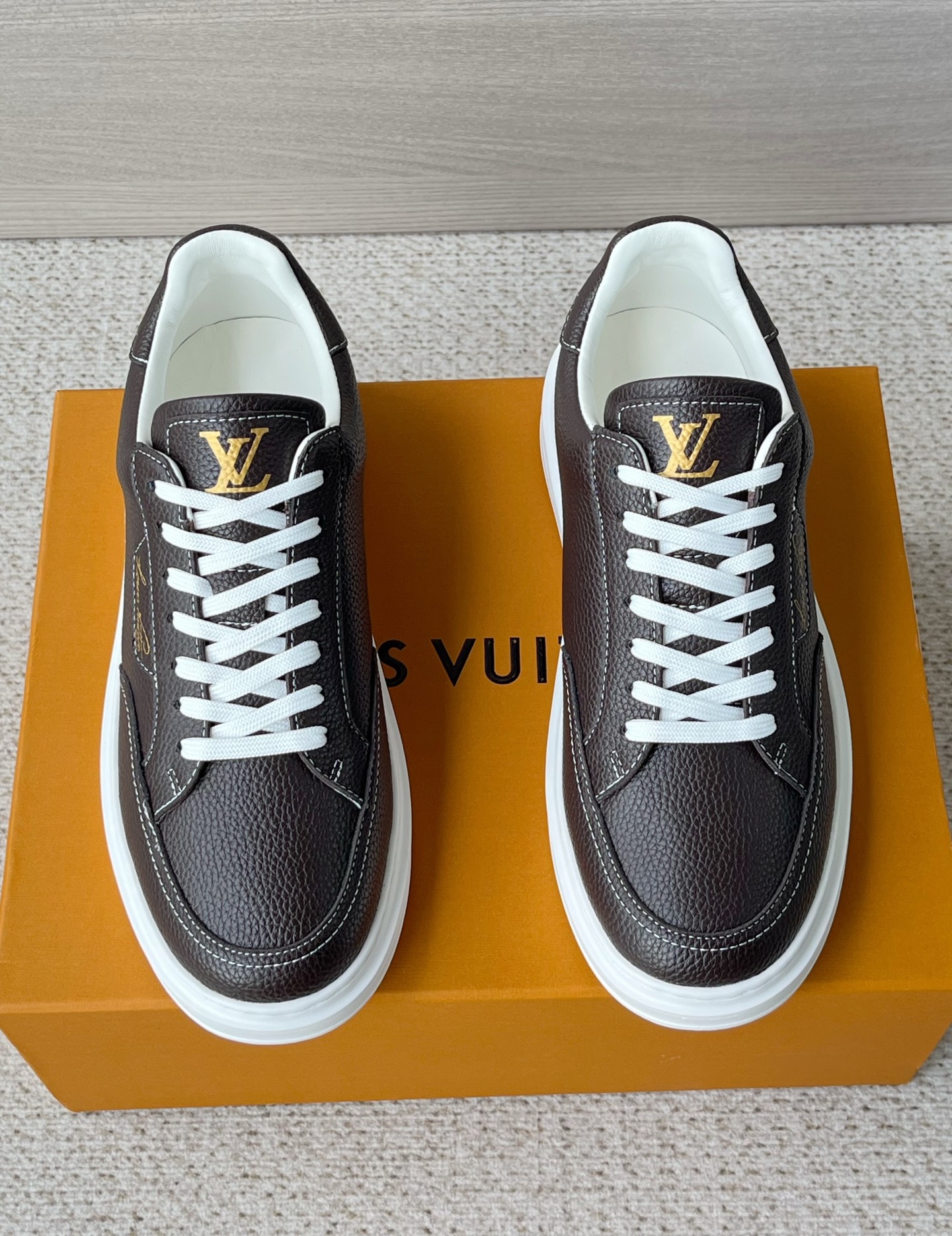 NO:574504,The new Lv men's sports and casual sneakers are available simultaneously on the official website. This Beverly Hills sneaker is made of soft grained cow leather, and contrasting stitching injects sophisticated texture into the neat casual configuration. The thick and lightweight rubber outsole and the Louis Vuitton handwritten logo on the side upgrade the casual style. The grained cow leather lace rubber outsole is decorated with Louis Vuitton ultra-light rubber outsole. Monogram embossed grained calfskin. Ultra-light rubber outsole  The tongue and outsole feature the Louis Vuitton logo!  Fashionable business lace-up casual thick-soled casual shoes. The whole pair of shoes are super light and breathable, and you can't feel the weight at all. The lace-up sneakers are almost synonymous with youth. The simple and casual style is definitely a must-have in the fashionable shoe cabinet!  The fabric is imported and customized, pebbled cowhide embossing, lining cowhide spliced ​​with breathable mesh, foot pads cowhide, original PU foam mold logo non-slip outsole, sole thickness 3.5cm, invisible 2.0cm latex insole!  A must-have for travel. Original packaging box!  Size 39 40 41 42 43 44 standard leather shoe size,,louis vuitton,louis vuitton,sneakers,cowhide19860909新款Lv男士运动休闲板鞋 官网同步发售本款Beverly Hills运动鞋取材柔软粒面牛皮革,撞色缝线为利落休闲构型注入考究质感.厚实而轻盈的橡胶外底与侧面路易威登手写体标识升级闲雅格调.粒面牛皮革鞋带橡胶外底饰有路易威登超轻橡胶外底.Monogram 压纹粒面小牛皮.超轻橡胶外底 鞋舌和外底饰有路易威登标识！时尚商务系带休闲厚底休闲鞋,整双鞋子超级轻盈透气,根本感觉不到重量,系带的板鞋几乎是青春的代名词.简约休闲风,绝对是潮人鞋柜中的必备款！ 面料进口定制 荔枝纹牛皮压纹, 内里牛皮拼接透气网布,垫脚牛皮,原厂PU发泡模具logo防滑大底,底厚3.5cm,隐形2.0cm乳胶鞋垫！出行必备款 原版包装盒！ 码数39 40 41 42 43 44标准皮鞋尺码,,louis vuitton,louis vuitton,sneakers,cowhide,Men's shoes