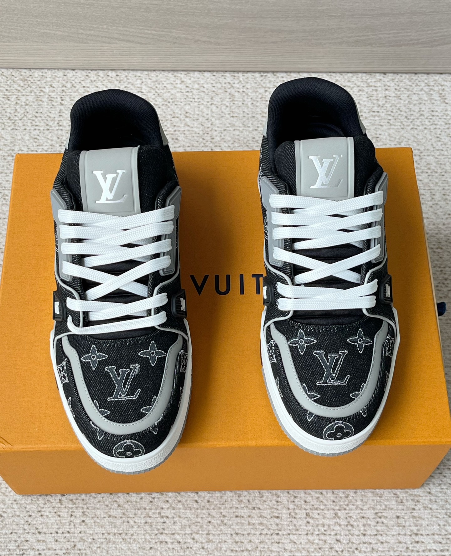 NO:604449,The new men's LV sports and casual shoes are available simultaneously on the official website. This LV Trainer sneaker is made of Monogram embroidered denim and cow leather trim, renewing Virgil Abloh's creative interpretation of retro basketball shoes. The complex upper and rich details highlight the identity of the series, with the handwritten Louis Vuitton logo and Monogram flowers emblazoned on the sides and outsole respectively. Plain cow leather/Monogram embroidered denim shoelaces Louis Vuitton elements Rubber outsole decorated with Monogram flowers Size number 39 40  41 42 43 44 standard leather shoe size,,louis vuitton,louis vuitton,sneakers,cowhide19860909新款男士LV运动休闲鞋 官网同步发售本款LV Trainer 运动鞋取材Monogram刺绣丹宁和牛皮革饰边,焕新Virgil Abloh对复古篮球鞋的创意演绎.繁复鞋面和丰富细节彰显系列身份,手写体路易威登标识和Monogram花卉分别点缀侧面和外底. 素面牛皮革/ Monogram 刺绣丹宁鞋带 路易威登元素 橡胶外底饰有 Monogram 花卉 码数39 40 41 42 43 44 标准皮鞋尺码,,louis vuitton,louis vuitton,sneakers,cowhide,Men's shoes
