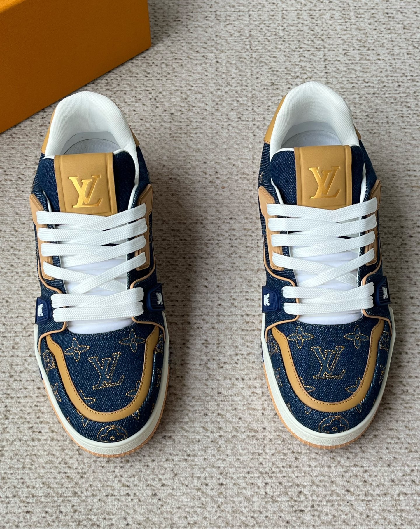 NO:604459,The new men's LV sports and casual shoes are available simultaneously on the official website. This LV Trainer sneaker is made of Monogram embroidered denim and cow leather trim, renewing Virgil Abloh's creative interpretation of retro basketball shoes. The complex upper and rich details highlight the identity of the series, with the handwritten Louis Vuitton logo and Monogram flowers emblazoned on the sides and outsole respectively. Plain cow leather/Monogram embroidered denim shoelaces Louis Vuitton elements Rubber outsole decorated with Monogram flowers Size number 39 40  41 42 43 44 standard leather shoe size,,louis vuitton,louis vuitton,sneakers,cowhide19860909新款男士LV运动休闲鞋 官网同步发售本款LV Trainer 运动鞋取材Monogram刺绣丹宁和牛皮革饰边,焕新Virgil Abloh对复古篮球鞋的创意演绎.繁复鞋面和丰富细节彰显系列身份,手写体路易威登标识和Monogram花卉分别点缀侧面和外底. 素面牛皮革/ Monogram 刺绣丹宁鞋带 路易威登元素 橡胶外底饰有 Monogram 花卉 码数39 40 41 42 43 44 标准皮鞋尺码,,louis vuitton,louis vuitton,sneakers,cowhide,Men's shoes