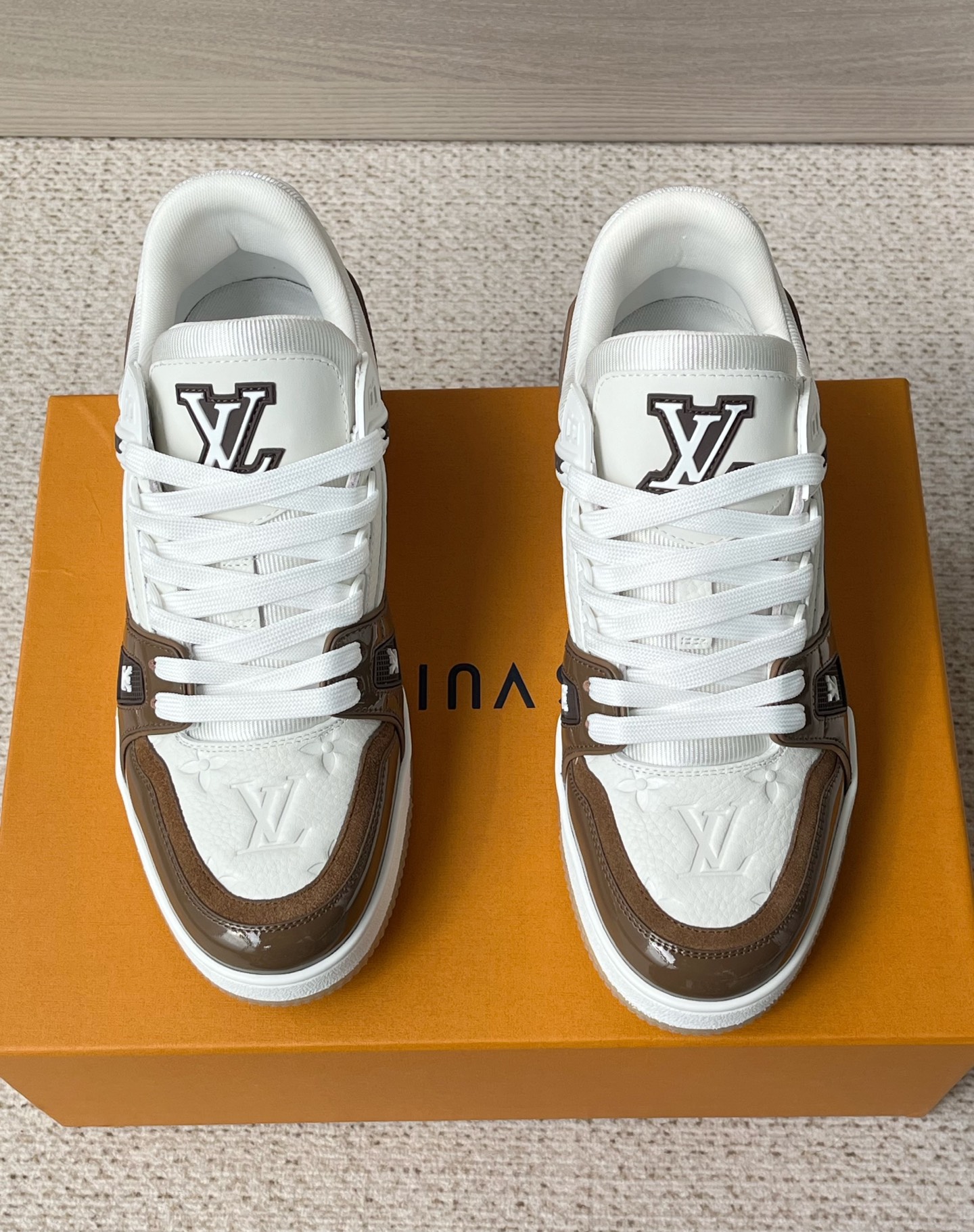 NO:575186,The new LV unisex sports and casual shoes are on sale simultaneously on the official website. This LV Trainer sneaker is made of Monogram grained cow leather and shiny patent leather?  Made of leather, the shoe body is dyed with the bright colors of the basketball court. The complex upper is a new interpretation of the original structure created by Virgil Abloh. The rubber LV letters and Vuitton logo are rich in details. Comes with the original packaging box!  Code number: 38 39 40 41 42 43 44 regular code,,louis vuitton,sneakers,cowhide19860909新款lv男女同款运动休闲鞋 官网同步发售 本款LV Trainer运动鞋拼接 Monogram 粒面牛皮革和莹亮漆面皮？ 革,并为鞋身浸染篮球场的鲜明色调.繁复鞋面焕新演绎Virgil Abloh打造的原版构型.橡胶LV字母和 Vuitton标识丰富细节.配原版包装盒！ 码数:38 39 40 41 42 43 44 正码,,louis vuitton,sneakers,cowhide,Men's shoes