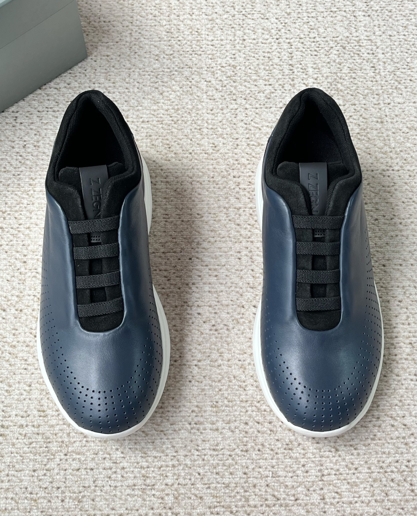 NO:589173,ZEGNA Men's new leather casual sports shoes are made in Guangdong. The shoes are made of soft sheepskin and suede. They are versatile low-cut slip-on styles. The front is embellished with elastic webbing details and the tongue is decorated with a logo. The style is fashionable and trendy. The lightweight foam rubber outsole and fabric lining are very light and breathable for the upper foot, non-slip and have strong grip!  Suitable for daily wear, sports, hiking and outdoor use!  Completely furnished and comes with dust bag!  Size 39-40-41-42-43-44 standard leather shoe size (45 can be customized and does not support returns),,zegna,sneakers,sheepskin,chamois leather19860909ZEGNA杰尼亚男士新款皮革休闲运动鞋 莞产重工精品,鞋履采用柔软羊皮革和麂皮制成,百搭的低帮套脚款式,正面点缀弹力织带细节,鞋舌饰以logo徽标,款式时尚潮流.轻质发泡橡胶大底,织物内里垫脚,上脚非常轻便透气,防滑、抓地性强！适用于日常穿搭、运动徒步户外！配套齐全,附防尘袋！ 码数39-40-41-42-43-44 标准皮鞋码（45可定做不支持退换）,,zegna,sneakers,sheepskin,chamois leather,Men's shoes