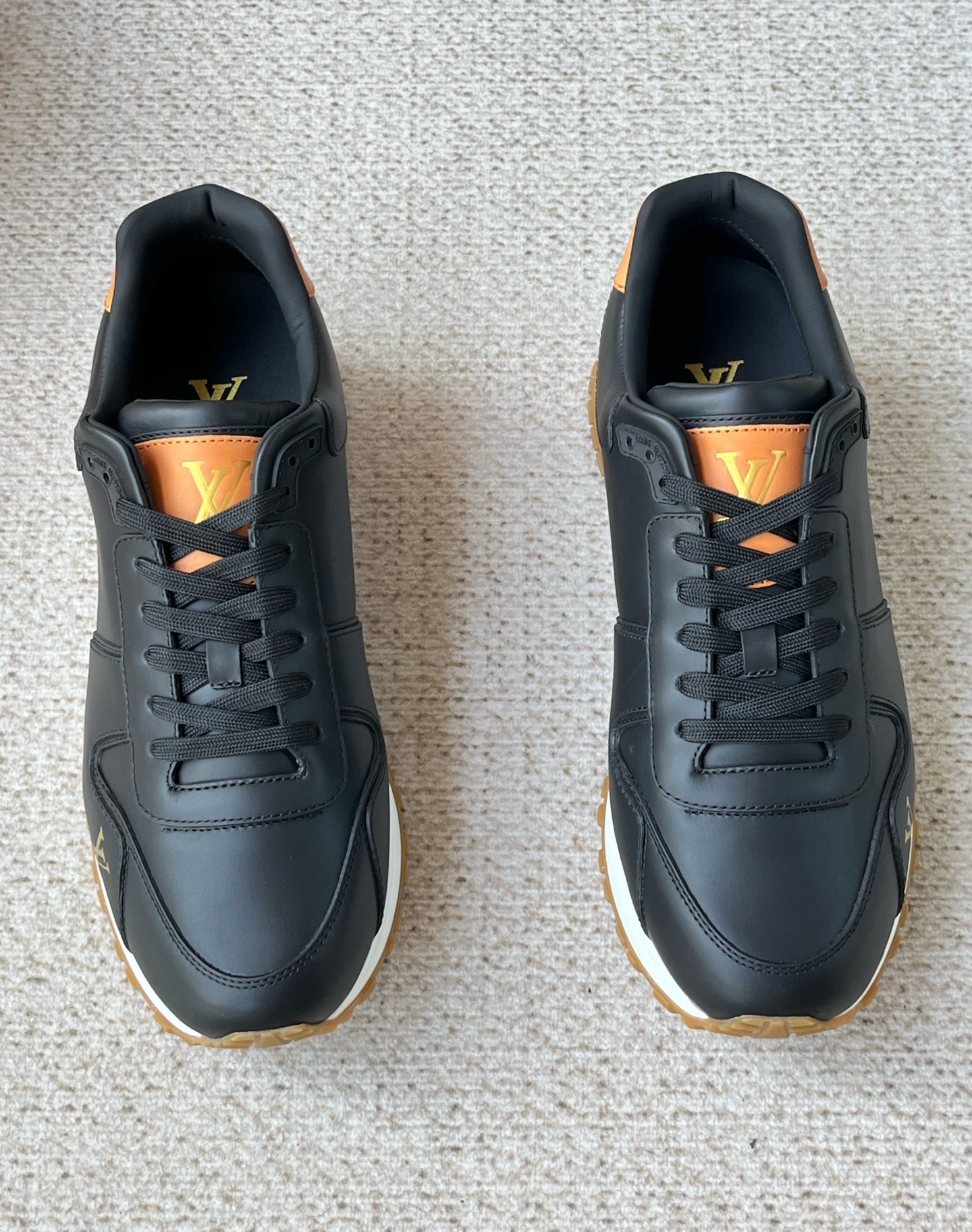 NO:756354,The new men's Louis Vuitton Run Away new series of sports shoes are available for sale simultaneously on the official website. This Run Away sports shoe is made of plain cow leather upper, with hot stamped LV letters on the outside and tongue, and a silk-screened gold logo on the heel, paying tribute to the inspiration of running shoes with an elegant design. The wedge rubber outsole continues the classic running shoe design, with a fabric cowhide mixed lining and LV logo cowhide insole. It is comfortable and breathable for the upper foot, fashionable and elegant, and comes with a full set of original packaging!  Size 39-40-41-42-43-44-45 standard leather shoe size,,louis vuitton,louis vuitton,sneakers,cowhide19860909新款男士路易威登Run Away全新系列运动鞋出货官网同步发售 本款 Run Away 运动鞋取材素面牛皮革鞋面,外侧及鞋舌饰以烫金LV字母,后跟丝印金色logo标识,以考究设计致意跑鞋灵感.坡跟橡胶外底延续经典跑鞋设计,织物牛皮混合内里,LV徽标牛皮鞋垫,上脚舒适透气,时尚大气,配全套原包装！ 尺码39-40-41-42-43-44-45 标准皮鞋码,,louis vuitton,louis vuitton,sneakers,cowhide,Men's shoes