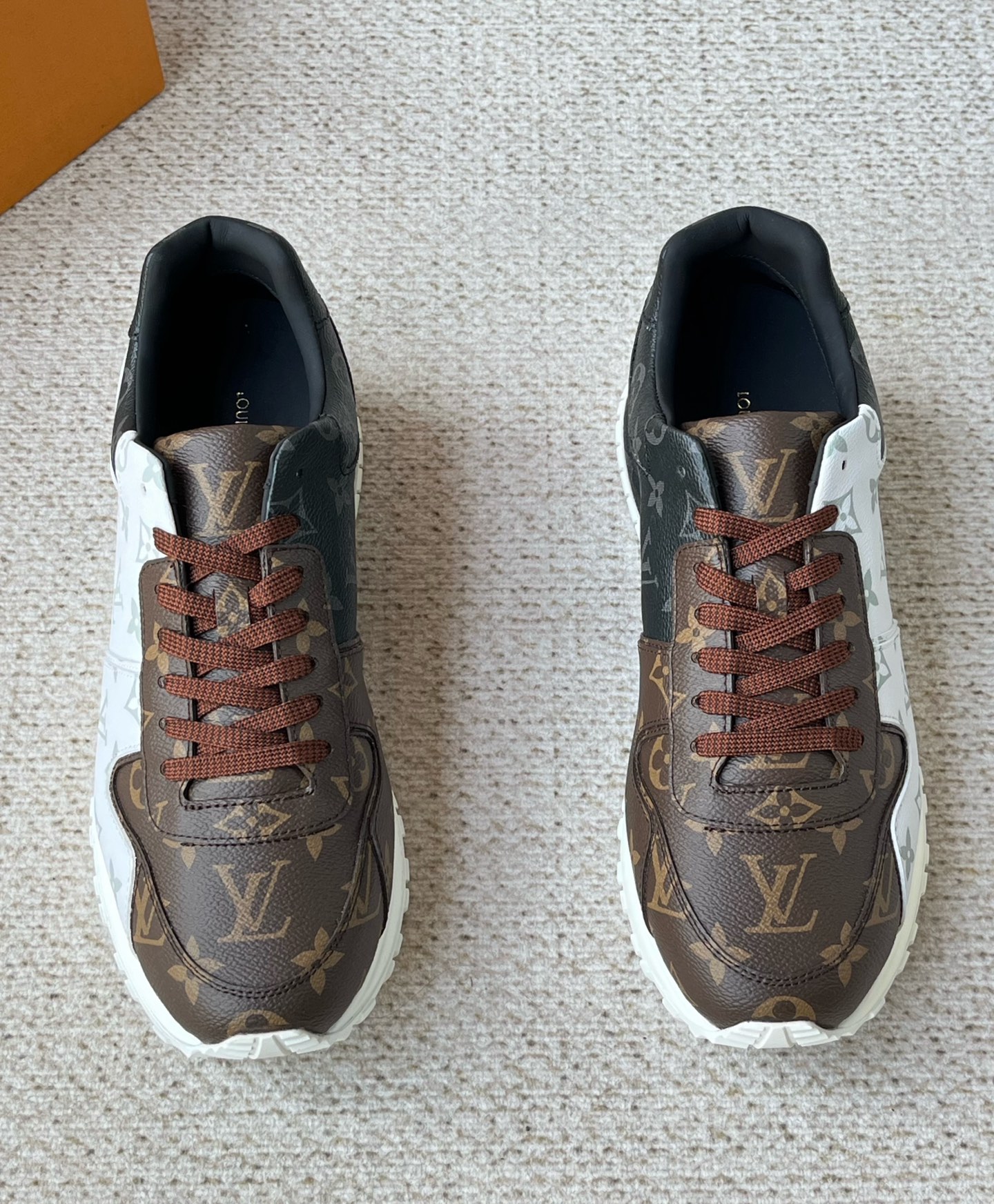 NO:729613,The Lv Run Away series of classic men's shoes have arrived. Exclusive supply. Buy at the counter. So the quality is absolutely guaranteed. It is authentic when placed in the counter. The simple and casual style is definitely a must-have in the shoe cabinet of fashionable people. But if you are tired of wearing the classic black and white color scheme, you might as well try this pair!  Men's shoes are very literary and artistic. Louis' shoe design is carefully crafted. The shoe body is made of imported custom cowhide stitched with presbyopic leather. It is comfortable and breathable on the feet. It has classic LV presbyopic elements. It is retro and will not go out of style. It has a touch of luxury. The lace-up version has a unique youthful vitality and is highly recognizable!  The fabric is made of imported calf leather spliced ​​with presbyopic leather, the inner foot pad is made of cow leather, and the Tpu non-slip outsole is lightweight and comfortable!  Original box packaging!  Size: 39-40-41-42-43-44 standard leather shoe size, louis vuitton, louis vuitton, cowhide19860909Lv Run Away系列经典款男鞋到货 独家货源 专柜买版 所以品质绝对保证,放在专柜就是正品,简约休闲风格的款式 绝对是潮人鞋柜中的必备款,但是穿腻了经典的黑白配色 不妨试试这一双！ 非常有文艺范儿男鞋,路易家的鞋子设计,款款匠心打造,鞋身选用进口定制牛皮拼接老花皮,上脚舒适透气度一流,经典的LV老花元素,复古不会过时,一丝奢华气息,系带版型独有青春活力辨识度极高！ 面料进口小牛皮拼接老花皮,内里垫脚头层牛皮,Tpu 防滑大底 ,轻便舒适 ！原盒包装！ 码数:39-40-41-42-43-44 标准皮鞋尺码,,louis vuitton,louis vuitton,cowhide,Men's shoes