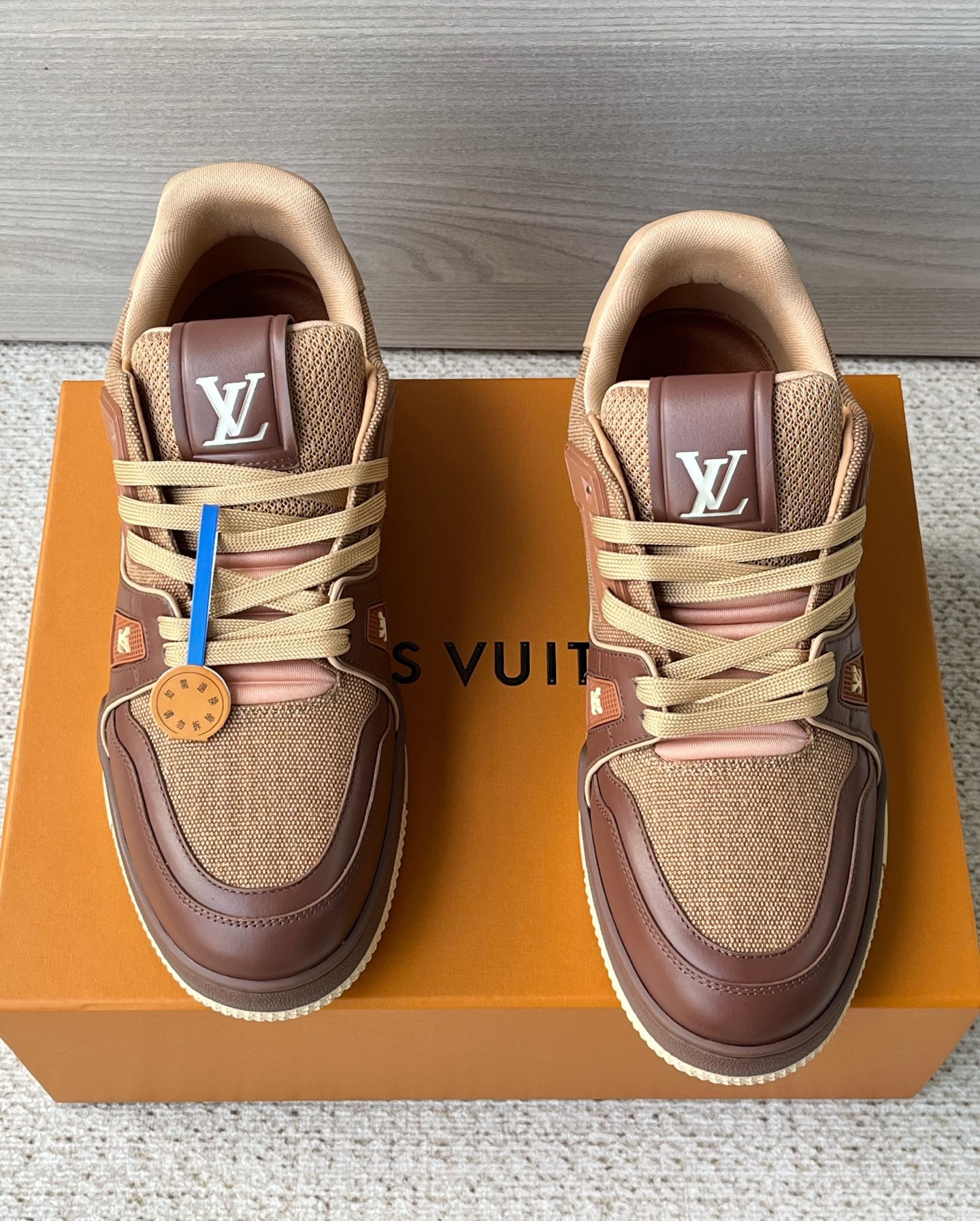 NO:680448,LV donkey brand, official website synchronization, new contrast print casual sports shoes for men. This LV Trainer sneaker is made of Monogram denim and Monogram calfskin. The popular sneakers originated from Virgil Abloh's handiwork. This time, two different tones and materials are perfectly integrated to highlight the sophisticated structure of the upper. The shoes are also decorated with details such as the rubber IInitials logo and the Vuitton logo, and are also equipped with two-color rubber soles, Khaki Green, Monogram denim/Monogram calfskin, strap design, rubber sole decorated with Monogram floral pattern! Original box packaging! Size 38 39 40 41 42 43 44 45 regular size,,louis vuitton,louis vuitton,cowhide19860909LV驴牌,官网同步,新款撞色印花休闲运动男鞋 這款LV Trainer運動鞋以Monogram牛仔布搭配Monogram小牛皮打造,備受歡迎的運動鞋源自Virgil Abloh的手筆,這次將兩種不同色調及物料完美融為一體,以彰顯結構精密的鞋面.鞋款更飾有橡膠IInitials標誌及Vuitton標誌等細節,還配有雙色橡膠鞋底,Khaki 綠色,Monogram牛仔布/Monogram小牛皮,綁帶設計,橡膠鞋底飾有Monogram花卉圖案！原盒包装！ 尺码38 39 40 41 42 43 44 45 正码,,louis vuitton,louis vuitton,cowhide,Men's shoes