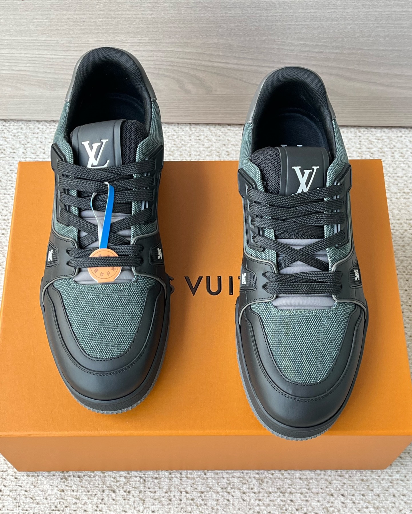 NO:680417,LV donkey brand, official website synchronization, new contrast print casual sports shoes for men. This LV Trainer sneaker is made of Monogram denim and Monogram calfskin. The popular sneakers originated from Virgil Abloh's handiwork. This time, two different tones and materials are perfectly integrated to highlight the sophisticated structure of the upper. The shoes are also decorated with details such as the rubber IInitials logo and the Vuitton logo, and are also equipped with two-color rubber soles, Khaki Green, Monogram denim/Monogram calfskin, strap design, rubber sole decorated with Monogram floral pattern! Original box packaging! Size 38 39 40 41 42 43 44 45 regular size,,louis vuitton,louis vuitton,cowhide19860909LV驴牌,官网同步,新款撞色印花休闲运动男鞋 這款LV Trainer運動鞋以Monogram牛仔布搭配Monogram小牛皮打造,備受歡迎的運動鞋源自Virgil Abloh的手筆,這次將兩種不同色調及物料完美融為一體,以彰顯結構精密的鞋面.鞋款更飾有橡膠IInitials標誌及Vuitton標誌等細節,還配有雙色橡膠鞋底,Khaki 綠色,Monogram牛仔布/Monogram小牛皮,綁帶設計,橡膠鞋底飾有Monogram花卉圖案！原盒包装！ 尺码38 39 40 41 42 43 44 45 正码,,louis vuitton,louis vuitton,cowhide,Men's shoes