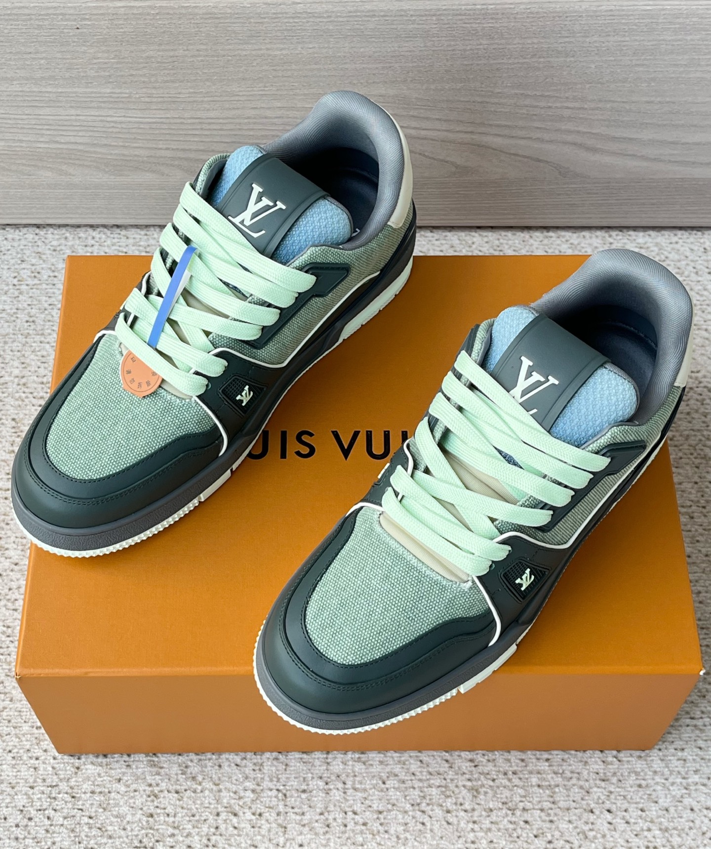 NO:680424,LV donkey brand, official website synchronization, new contrast print casual sports shoes for men. This LV Trainer sneaker is made of Monogram denim and Monogram calfskin. The popular sneakers originated from Virgil Abloh's handiwork. This time, two different tones and materials are perfectly integrated to highlight the sophisticated structure of the upper. The shoes are also decorated with details such as the rubber IInitials logo and the Vuitton logo, and are also equipped with two-color rubber soles, Khaki Green, Monogram denim/Monogram calfskin, strap design, rubber sole decorated with Monogram floral pattern! Original box packaging! Size 38 39 40 41 42 43 44 45 regular size,,louis vuitton,louis vuitton,cowhide19860909LV驴牌,官网同步,新款撞色印花休闲运动男鞋 這款LV Trainer運動鞋以Monogram牛仔布搭配Monogram小牛皮打造,備受歡迎的運動鞋源自Virgil Abloh的手筆,這次將兩種不同色調及物料完美融為一體,以彰顯結構精密的鞋面.鞋款更飾有橡膠IInitials標誌及Vuitton標誌等細節,還配有雙色橡膠鞋底,Khaki 綠色,Monogram牛仔布/Monogram小牛皮,綁帶設計,橡膠鞋底飾有Monogram花卉圖案！原盒包装！ 尺码38 39 40 41 42 43 44 45 正码,,louis vuitton,louis vuitton,cowhide,Men's shoes