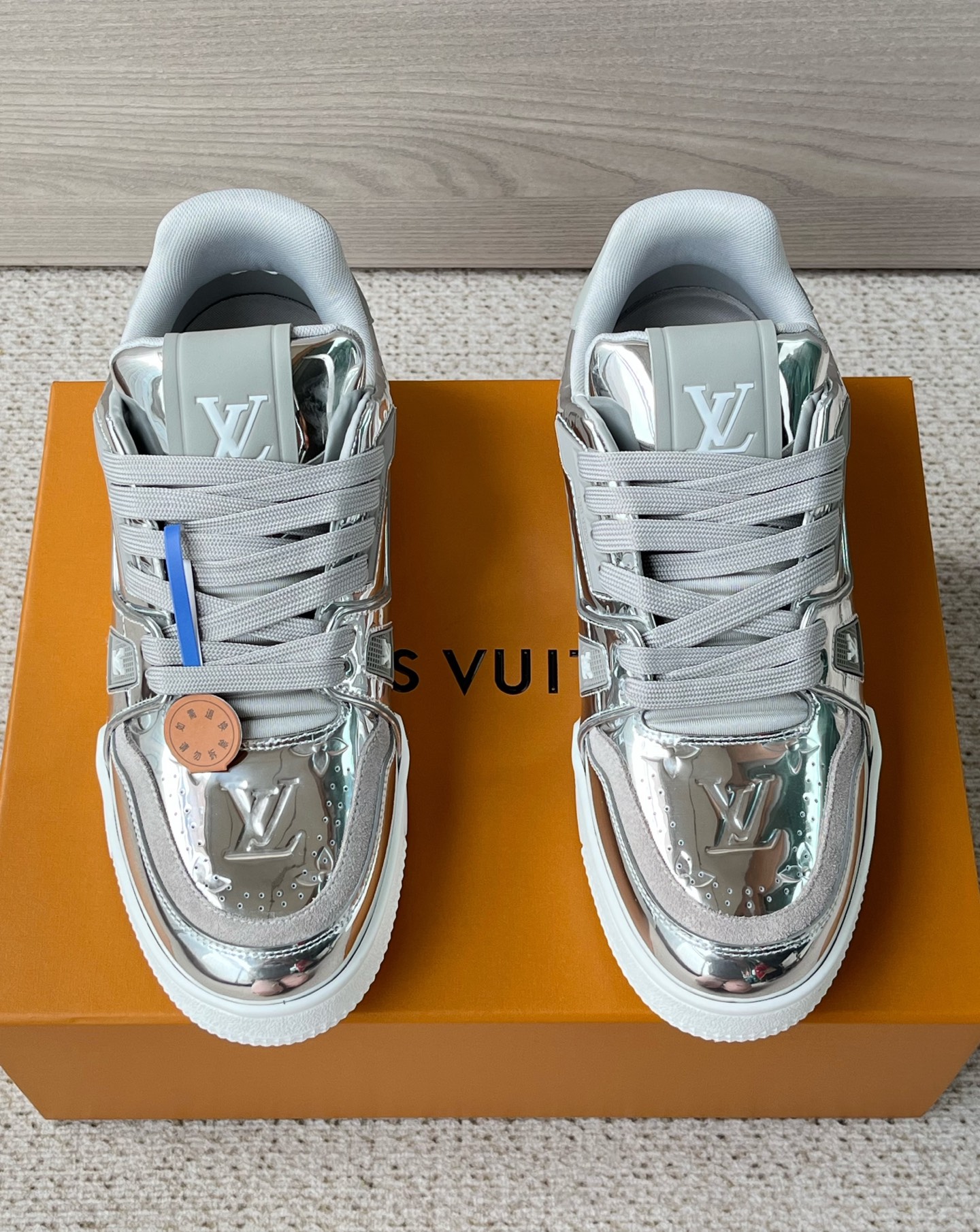NO:680431,The new LV unisex sports and casual shoes are synchronized with the official website. This model of Trainer sneakers cleverly combines mirrored cow leather and Monogram embossing, and uses a complicated upper to express the inspiration of retro basketball shoes. The Louis Vuitton handwritten logo lights up one side, and the word #54 pays tribute to the founding of the brand!  The complex upper is a new interpretation of the original structure created by Virgil Abloh. The rubber LV letters and Vuitton logo are rich in details. Comes with the original packaging box!  Code number: 35 36 37 38 39 40 41 42 43 44 regular code,,louis vuitton,louis vuitton,sneakers,cowhide19860909新款lv男女同款运动休闲鞋 官网同步本款 Trainer 运动鞋巧妙融合镜面牛皮革和 Monogram 压花,以繁复鞋面道出复古篮球鞋的灵感启发.路易威登手写体标识点亮一侧,#54 字样致意品牌创立！ 并繁复鞋面焕新演绎Virgil Abloh打造的原版构型.橡胶LV字母和 Vuitton标识丰富细节.配原版包装盒！ 码数: 35 36 37 38 39 40 41 42 43 44 正码,,louis vuitton,louis vuitton,sneakers,cowhide,Men's shoes