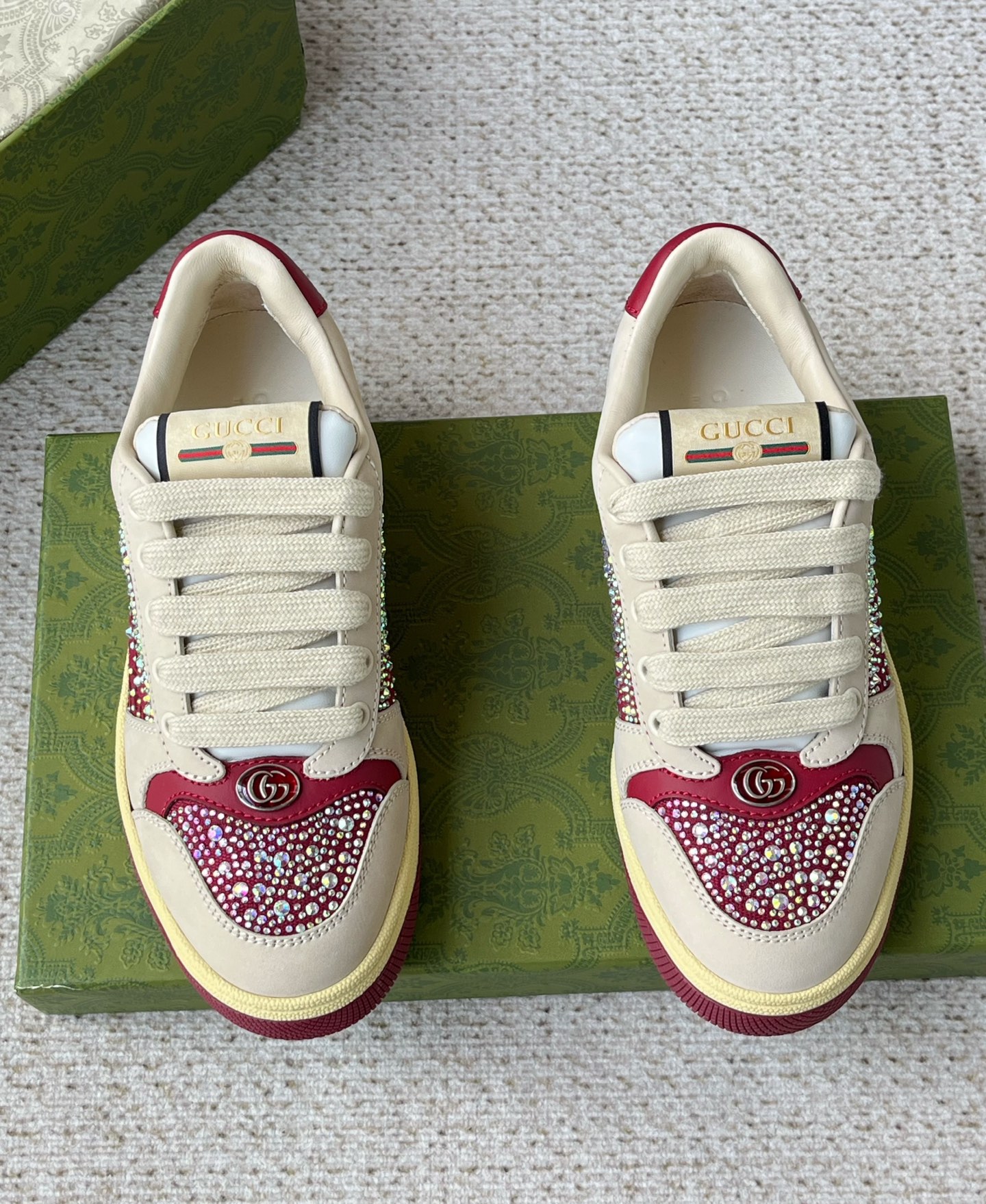 NO:680498,Gucci's Fall/Winter 2025 women's shoes are carefully embellished with multi-faceted crystals on this shoe, injecting a unique style into the classic style. The iconic monogram canvas adds a touch of timeless elegance, paying homage to the brand's immortal heritage. This design is carefully crafted to be luxurious yet bold and avant-garde, allowing you to express your personality. Product details. Ivory white leather. Gucci Ankara red GG canvas inlay. Leather lining. Multi-faceted crystal details.  .Decorated with metal Double G oval enamel details. Decorated with Gucci retro logo label. Comes with a pair of shoelaces. Lace-up fixation. Bottom height 3cm!  Size 35 36 37 38 39 40 standard leather shoe size, gucci, gucci19860909Gucci古驰2025秋冬系列女鞋给这款鞋履精心点缀多刻面仿水晶,为经典款式注入别样风情.标志性字母图案帆布添上一丝隽永优雅韵味,致敬品牌的不朽传承.这款设计经过精心制作,奢华之余不失张扬前卫,尽情表达个性主张. 商品细节 .象牙白色皮革 .古驰安可拉红GG帆布镶饰.皮革衬里 .多刻面仿水晶细节 .饰金属双G椭圆形珐琅细节.饰Gucci复古标识标签.另附一副鞋带.系带固定 底高度3厘米！ 码数35 36 37 38 39 40 标准皮鞋码,,gucci,gucci,Men's shoes