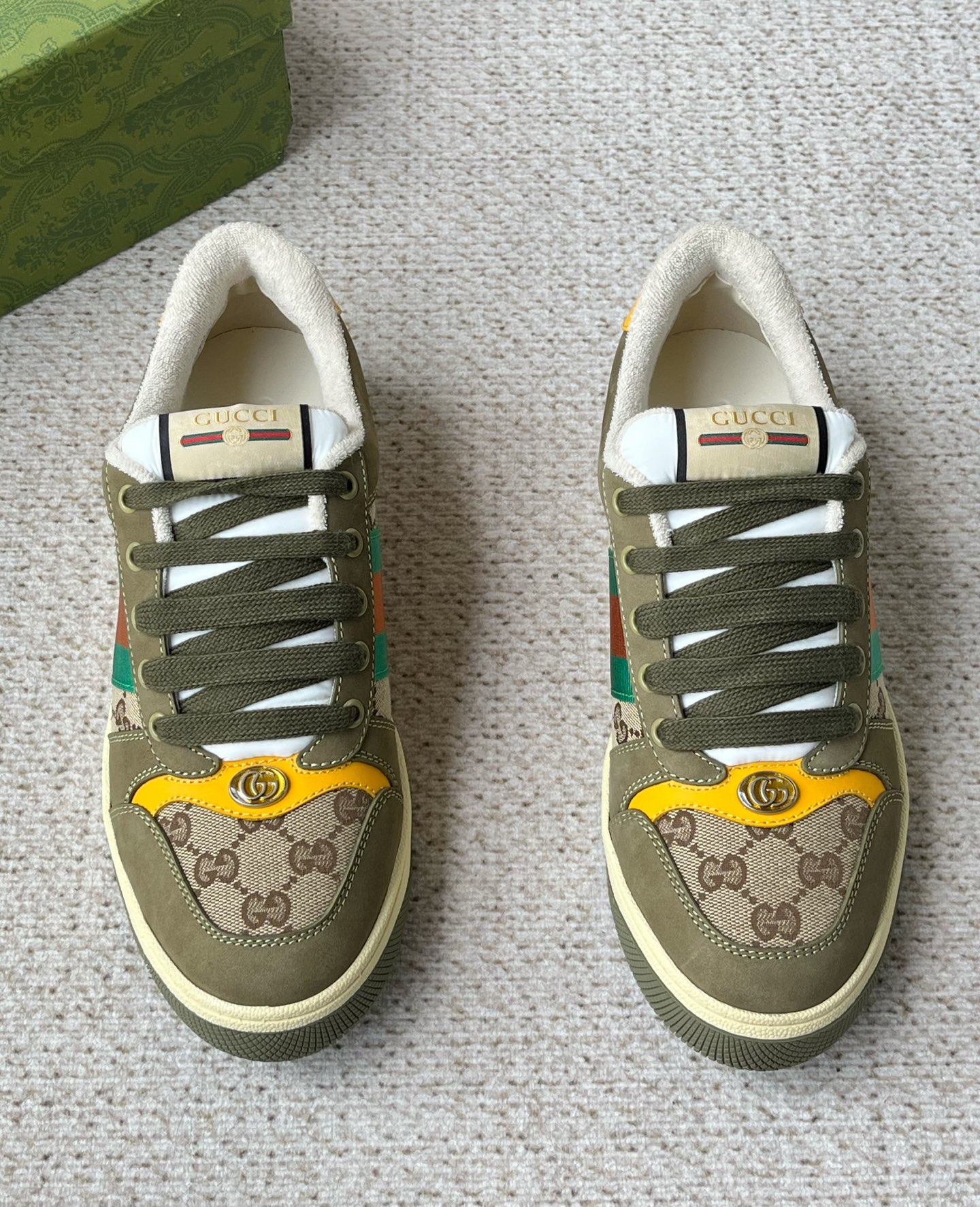 NO:665301,The name of the 2025 Gucci autumn and winter series screener men's series is inspired by defensive moves in sports. The design of the sneakers continues to draw inspiration from the classic sneakers of the 1970s. This sneaker is crafted from beige and dark brown GG canvas. It is decorated with red and green striped webbing on the side and cleverly embellished with the retro Gucci logo. Product details Beige and dark brown GG canvas. Dark brown leather piping. Red and green webbing!  . Decorated with metallic double G oval enamel details. Decorated with Gucci retro logo label rubber sole. Comes with a pair of shoelaces for fastening. Low heel height 3.1 cm. Size: 39 40 41 42 43 44. Standard leather shoe size, gucci, gucci, sneakers198609092025古驰秋冬系列screener男士系列名称的灵感来源于体育运动中的防守动作,运动鞋的设计从20世纪70年代的经典运动鞋不断汲取灵感.这款运动鞋以米色和深棕色GG帆布匠心打造.侧面饰红绿条纹织带,巧妙点缀复古Gucci标识. 商品细节 米色和深棕色GG帆布.深棕色皮革滚边.红绿织带！ .饰金属双G椭圆形珐琅细节.饰Gucci复古标识标签橡胶鞋底 .另附一副鞋带系带固定 .低跟高度3.1厘米 码数39 40 41 42 43 44 标准皮鞋尺码,,gucci,gucci,sneakers,Men's shoes