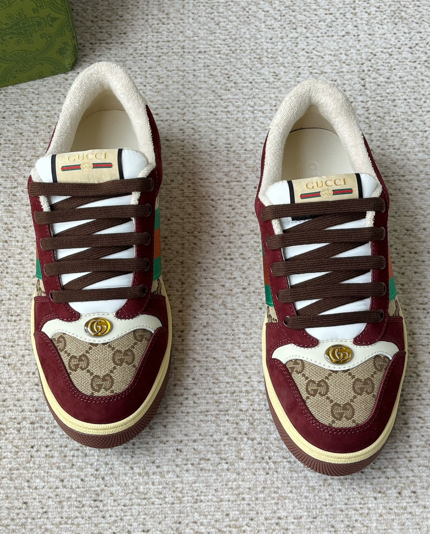 NO:665308,The name of the 2025 Gucci autumn and winter series screener men's series is inspired by defensive moves in sports. The design of the sneakers continues to draw inspiration from the classic sneakers of the 1970s. This sneaker is crafted from beige and dark brown GG canvas. It is decorated with red and green striped webbing on the side and cleverly embellished with the retro Gucci logo. Product details Beige and dark brown GG canvas. Dark brown leather piping. Red and green webbing!  . Decorated with metallic double G oval enamel details. Decorated with Gucci retro logo label rubber sole. Comes with a pair of shoelaces for fastening. Low heel height 3.1 cm. Size: 39 40 41 42 43 44. Standard leather shoe size, gucci, gucci, sneakers198609092025古驰秋冬系列screener男士系列名称的灵感来源于体育运动中的防守动作,运动鞋的设计从20世纪70年代的经典运动鞋不断汲取灵感.这款运动鞋以米色和深棕色GG帆布匠心打造.侧面饰红绿条纹织带,巧妙点缀复古Gucci标识. 商品细节 米色和深棕色GG帆布.深棕色皮革滚边.红绿织带！ .饰金属双G椭圆形珐琅细节.饰Gucci复古标识标签橡胶鞋底 .另附一副鞋带系带固定 .低跟高度3.1厘米 码数39 40 41 42 43 44 标准皮鞋尺码,,gucci,gucci,sneakers,Men's shoes