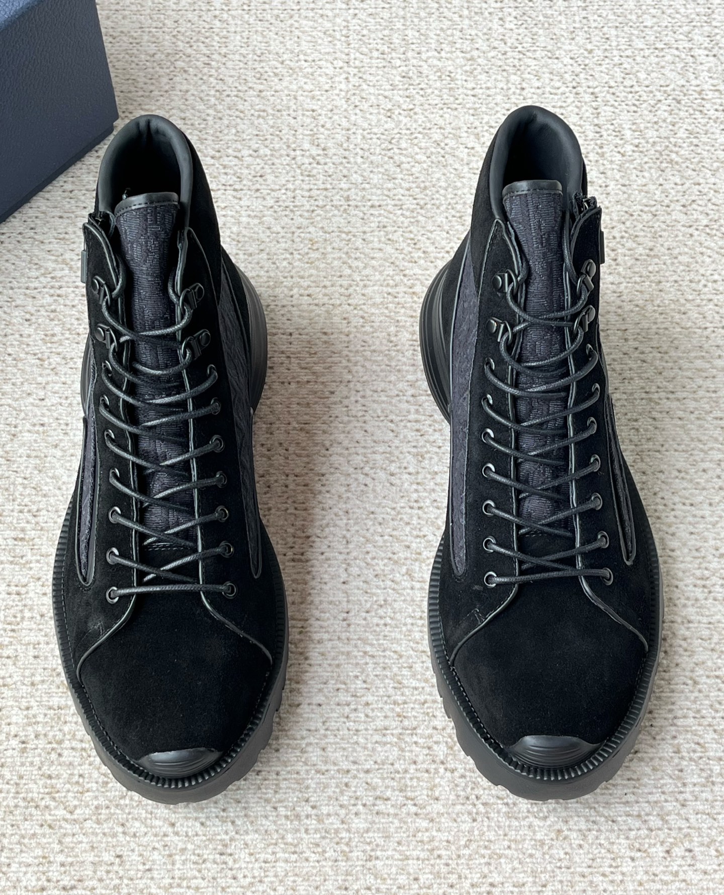 NO:680488,New Dior Men's Dior Combat Ankle Boots Black Calf Leather and Black Oblique Print... This Dior  Combat ankle boots present a mixed style that combines fashionable design with sporty elements. They are black suede style, with tone-on-tone Oblique printed fabric splicing design on the sides and tongue. With shoelaces and technical zipper closure design, the lightweight mixed-match style sole highlights the charm of haute couture style. The Dior logo is decorated on the side of the boots to enhance the style, and the padded collar adds comfort. It can be matched with various styles this season to show the fashionable style.  The upper material is cow split leather, and the fabric side is decorated with tonal Dior logo. High-top upper with padded collar. Lace-up closure with Dior technical zipper. Mixed style EVA outsole engraved with Oblique pattern. Patchwork structure. Dust bag included. Comes with a pair of laces. Made in Italy. Size 39 40 41 42 43 44 Standard leather shoe size, dior, dior, boots, cowhide19860909新款迪奥男士Dior Combat及踝靴 黑色牛皮革和黑色Oblique印... 这款Dior Combat及踝靴呈现时尚设计与运动元素相结合的混搭风格.黑色绒面革款式,侧面和鞋舌采用同色调Oblique印花面料拼接设计.搭配鞋带和科技拉链开合设计,轻盈的混搭风格鞋底突显高订风格的魅力.靴子侧面饰以Dior标志提升格调,加垫鞋口增添舒适度,可搭配本季各式造型,彰显时髦风范. 帮面材质牛剖层革,织物侧面饰以同色调Dior标志高帮鞋面搭配加垫鞋领 系带开合搭配Dior科技拉链 镌刻有Oblique图案的混搭风格EVA外底拼接结构内含防尘袋另附鞋带一副意大利制造 码数 39 40 41 42 43 44 标准皮鞋尺码,,dior,dior,boots,cowhide,Men's shoes