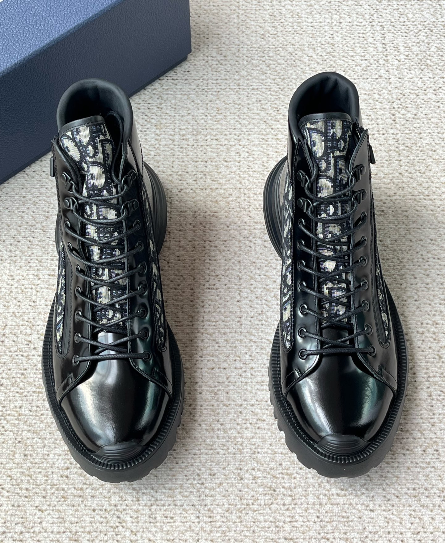 NO:680470,New Dior Men's Dior Combat Ankle Boots Black Calf Leather and Black Oblique Print... This Dior  Combat ankle boots present a mixed style that combines fashionable design with sporty elements. They are black suede style, with tone-on-tone Oblique printed fabric splicing design on the sides and tongue. With shoelaces and technical zipper closure design, the lightweight mixed-match style sole highlights the charm of haute couture style. The Dior logo is decorated on the side of the boots to enhance the style, and the padded collar adds comfort. It can be matched with various styles this season to show the fashionable style.  The upper material is cow split leather, and the fabric side is decorated with tonal Dior logo. High-top upper with padded collar. Lace-up closure with Dior technical zipper. Mixed style EVA outsole engraved with Oblique pattern. Patchwork structure. Dust bag included. Comes with a pair of laces. Made in Italy. Size 39 40 41 42 43 44 Standard leather shoe size, dior, dior, boots, cowhide19860909新款迪奥男士Dior Combat及踝靴 黑色牛皮革和黑色Oblique印... 这款Dior Combat及踝靴呈现时尚设计与运动元素相结合的混搭风格.黑色绒面革款式,侧面和鞋舌采用同色调Oblique印花面料拼接设计.搭配鞋带和科技拉链开合设计,轻盈的混搭风格鞋底突显高订风格的魅力.靴子侧面饰以Dior标志提升格调,加垫鞋口增添舒适度,可搭配本季各式造型,彰显时髦风范. 帮面材质牛剖层革,织物侧面饰以同色调Dior标志高帮鞋面搭配加垫鞋领 系带开合搭配Dior科技拉链 镌刻有Oblique图案的混搭风格EVA外底拼接结构内含防尘袋另附鞋带一副意大利制造 码数 39 40 41 42 43 44 标准皮鞋尺码,,dior,dior,boots,cowhide,Men's shoes