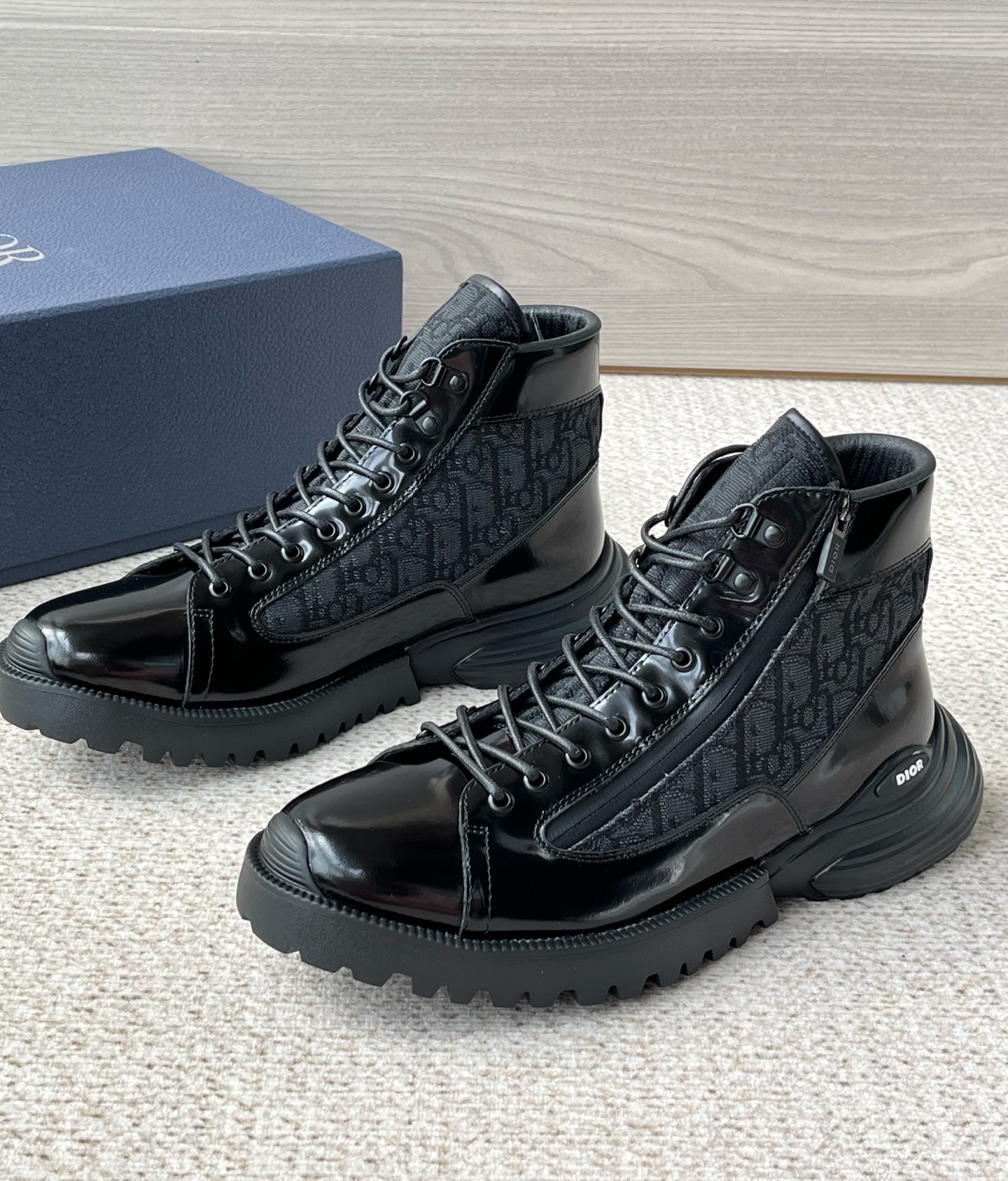 NO:680479,New Dior Men's Dior Combat Ankle Boots Black Calf Leather and Black Oblique Print... This Dior  Combat ankle boots present a mixed style that combines fashionable design with sporty elements. They are black suede style, with tone-on-tone Oblique printed fabric splicing design on the sides and tongue. With shoelaces and technical zipper closure design, the lightweight mixed-match style sole highlights the charm of haute couture style. The Dior logo is decorated on the side of the boots to enhance the style, and the padded collar adds comfort. It can be matched with various styles this season to show the fashionable style.  The upper material is cow split leather, and the fabric side is decorated with tonal Dior logo. High-top upper with padded collar. Lace-up closure with Dior technical zipper. Mixed style EVA outsole engraved with Oblique pattern. Patchwork structure. Dust bag included. Comes with a pair of laces. Made in Italy. Size 39 40 41 42 43 44 Standard leather shoe size, dior, dior, boots, cowhide19860909新款迪奥男士Dior Combat及踝靴 黑色牛皮革和黑色Oblique印... 这款Dior Combat及踝靴呈现时尚设计与运动元素相结合的混搭风格.黑色绒面革款式,侧面和鞋舌采用同色调Oblique印花面料拼接设计.搭配鞋带和科技拉链开合设计,轻盈的混搭风格鞋底突显高订风格的魅力.靴子侧面饰以Dior标志提升格调,加垫鞋口增添舒适度,可搭配本季各式造型,彰显时髦风范. 帮面材质牛剖层革,织物侧面饰以同色调Dior标志高帮鞋面搭配加垫鞋领 系带开合搭配Dior科技拉链 镌刻有Oblique图案的混搭风格EVA外底拼接结构内含防尘袋另附鞋带一副意大利制造 码数 39 40 41 42 43 44 标准皮鞋尺码,,dior,dior,boots,cowhide,Men's shoes