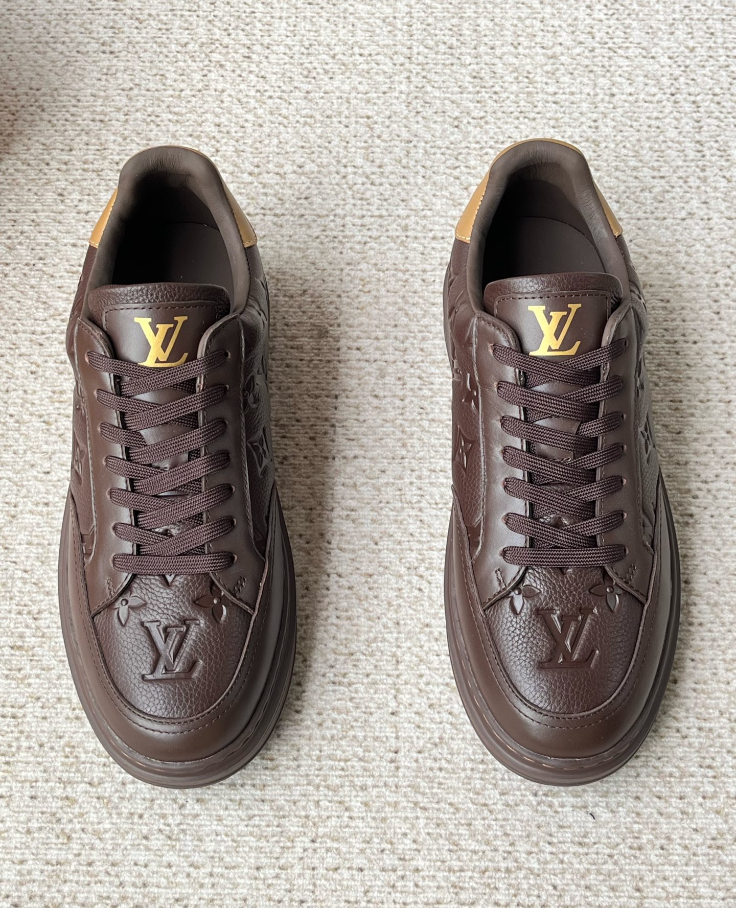NO:729684,LV's new men's sports and casual sneakers are exclusively available and are available simultaneously on the official website. This Beverly Hills sneaker is made of soft grained calfskin with an embossed Monogram pattern. Its rear cowhide trim has the same design as the leather goods series, and is paired with an ultra-light rubber outsole embossed with the brand's logo. Monogram embossed grained calfskin, ultra-light rubber outsole, and the tongue and outsole are decorated with the Louis Vuitton logo!  Fashionable business lace-up casual thick-soled casual shoes. The whole pair of shoes are super light and breathable, and you can't feel the weight at all. The lace-up sneakers are almost synonymous with youth. The simple and casual style is definitely a must-have in the fashionable shoe cabinet!  The fabric is imported and customized, pebbled cowhide embossing, lining cowhide spliced ​​with breathable mesh, foot pads cowhide, original PU foam mold logo non-slip outsole, sole thickness 3.5cm, invisible 2.0cm latex insole!  A must-have for travel. Original packaging box!  Size 39-40-41-42-43-44 standard leather shoe size,,louis vuitton,louis vuitton,sneakers,cowhide19860909Lv新款男士运动休闲板鞋 独家货源 官网同步发售 本款 Beverly Hills 运动鞋为柔软粒面小牛皮压印 Monogram 图案,其后部牛皮革饰边与皮具系列设计异曲同工,搭配压印品牌标识的超轻橡胶外底.Monogram 压纹粒面小牛皮 超轻橡胶外底 鞋舌和外底饰有路易威登标识！ 时尚商务系带休闲厚底休闲鞋,整双鞋子超级轻盈透气,根本感觉不到重量,系带的板鞋几乎是青春的代名词.简约休闲风,绝对是潮人鞋柜中的必备款！ 面料进口定制 荔枝纹牛皮压纹, 内里牛皮拼接透气网布,垫脚牛皮,原厂PU发泡模具logo防滑大底,底厚3.5cm,隐形2.0cm乳胶鞋垫！出行必备款 原版包装盒！ 码数 39-40-41-42-43-44 标准皮鞋尺码,,louis vuitton,louis vuitton,sneakers,cowhide,Men's shoes