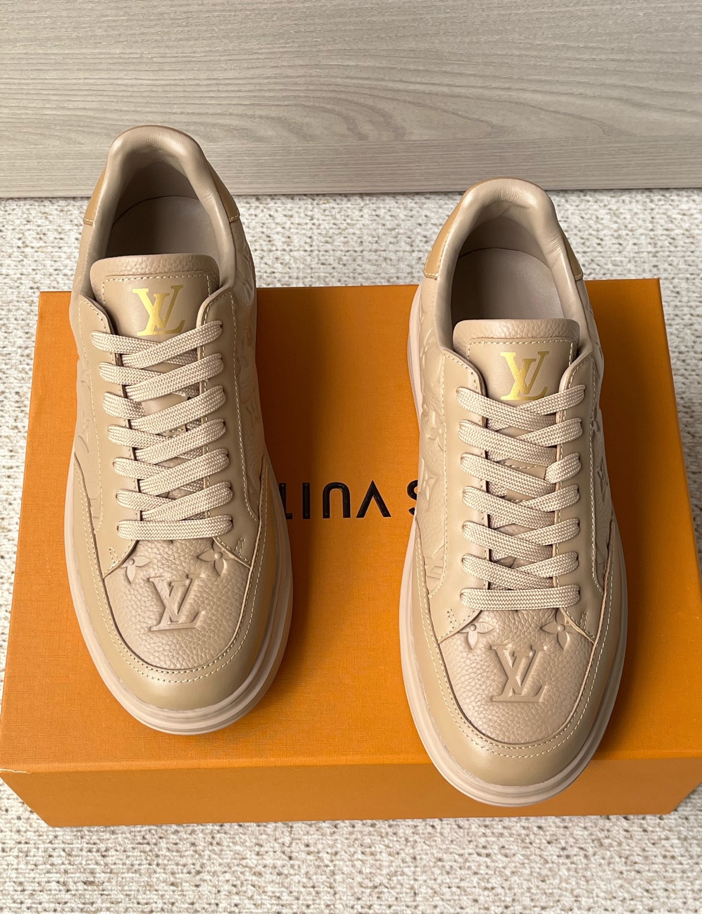 NO:729669,LV's new men's sports and casual sneakers are exclusively available and are available simultaneously on the official website. This Beverly Hills sneaker is made of soft grained calfskin with an embossed Monogram pattern. Its rear cowhide trim has the same design as the leather goods series, and is paired with an ultra-light rubber outsole embossed with the brand's logo. Monogram embossed grained calfskin, ultra-light rubber outsole, and the tongue and outsole are decorated with the Louis Vuitton logo!  Fashionable business lace-up casual thick-soled casual shoes. The whole pair of shoes are super light and breathable, and you can't feel the weight at all. The lace-up sneakers are almost synonymous with youth. The simple and casual style is definitely a must-have in the fashionable shoe cabinet!  The fabric is imported and customized, pebbled cowhide embossing, lining cowhide spliced ​​with breathable mesh, foot pads cowhide, original PU foam mold logo non-slip outsole, sole thickness 3.5cm, invisible 2.0cm latex insole!  A must-have for travel. Original packaging box!  Size 39-40-41-42-43-44 standard leather shoe size,,louis vuitton,louis vuitton,sneakers,cowhide19860909Lv新款男士运动休闲板鞋 独家货源 官网同步发售 本款 Beverly Hills 运动鞋为柔软粒面小牛皮压印 Monogram 图案,其后部牛皮革饰边与皮具系列设计异曲同工,搭配压印品牌标识的超轻橡胶外底.Monogram 压纹粒面小牛皮 超轻橡胶外底 鞋舌和外底饰有路易威登标识！ 时尚商务系带休闲厚底休闲鞋,整双鞋子超级轻盈透气,根本感觉不到重量,系带的板鞋几乎是青春的代名词.简约休闲风,绝对是潮人鞋柜中的必备款！ 面料进口定制 荔枝纹牛皮压纹, 内里牛皮拼接透气网布,垫脚牛皮,原厂PU发泡模具logo防滑大底,底厚3.5cm,隐形2.0cm乳胶鞋垫！出行必备款 原版包装盒！ 码数 39-40-41-42-43-44 标准皮鞋尺码,,louis vuitton,louis vuitton,sneakers,cowhide,Men's shoes