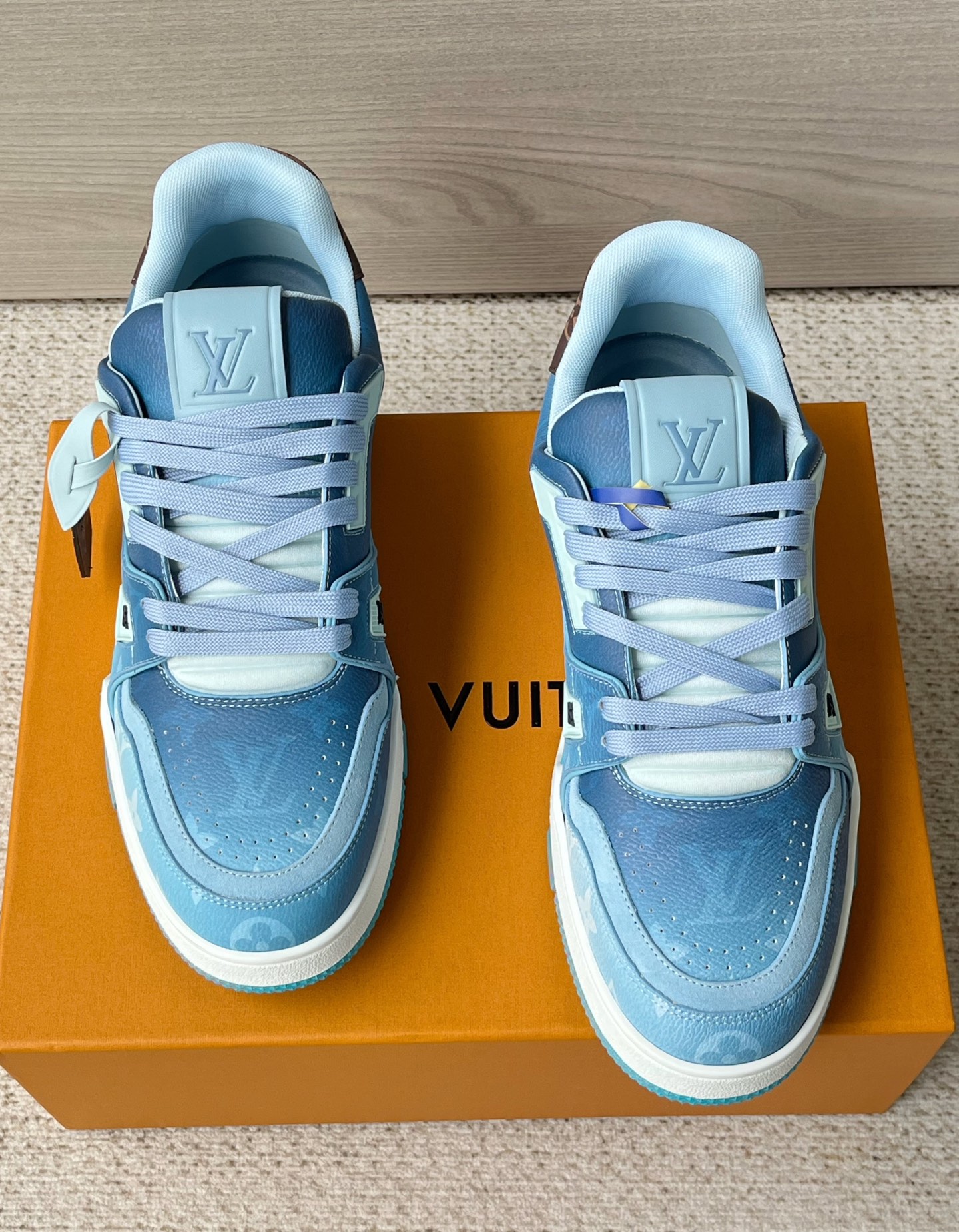 NO:745778,2026 Lv Unisex Gradient Color Sports and Casual Shoes. This LV Trainer sneaker is made of Monogram printed canvas, echoing the colorful leather goods on the 2026 spring and summer men's show. The Monogram canvas trim adds exquisite details, and the key bag pays tribute to the leather goods series. The contrasting rubber outsole is marked with Monogram flowers!  The same LV Trainer from the spring and summer show, wears Monogram presbyopia on the feet. Gradient blooming + classic presbyopia patches, every step is at the forefront of the trend. Three colors of light blue/orange pink/taro purple are available, low-key and eye-catching!  Who can refuse this pair of 'walking works of art' with its own high-end sense? Size women's shoes 35 36 37 38 39 Men's shoes 39 40 41 42 43 44 45 Standard leather shoe size No. 35FH220805630, louis vuitton, sneakers198609092026Lv男女同款渐变色运动休闲鞋 本款LVTrainer运动鞋取材Monogram印花帆布,与2026春夏男士秀场的缤纷皮具遥相呼应.Monogram帆布饰边增添考究细节,钥匙包致意皮具系列.撞色橡胶外底标注Monogram 花卉！ 春夏秀场同款LV Trainer,把 Monogram老花穿在脚上 渐变晕染+经典老花饰片,每一步都踩在潮流前沿 浅蓝/橙粉/香芋紫三色可选,低调又吸睛！ 谁能拒绝这双自带高级感的'行走的艺术品' 码数女鞋 35 36 37 38 39 男鞋 39 40 41 42 43 44 45 标准皮鞋尺码 编号35FH220805630,,louis vuitton,sneakers,Men's shoes