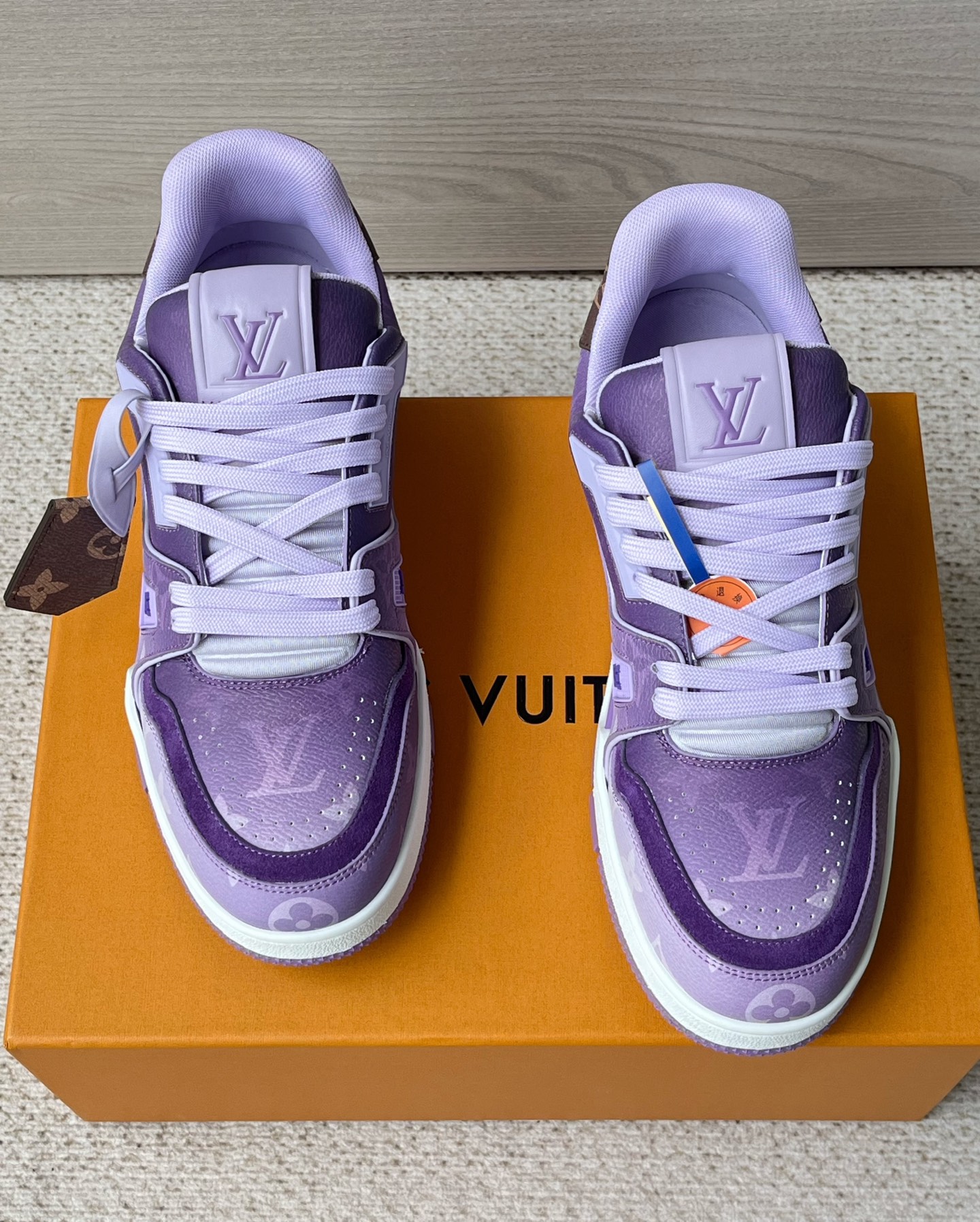 NO:745787,2026 Lv Unisex Gradient Color Sports and Casual Shoes. This LV Trainer sneaker is made of Monogram printed canvas, echoing the colorful leather goods on the 2026 spring and summer men's show. The Monogram canvas trim adds exquisite details, and the key bag pays tribute to the leather goods series. The contrasting rubber outsole is marked with Monogram flowers!  The same LV Trainer from the spring and summer show, wears Monogram presbyopia on the feet. Gradient blooming + classic presbyopia patches, every step is at the forefront of the trend. Three colors of light blue/orange pink/taro purple are available, low-key and eye-catching!  Who can refuse this pair of 'walking works of art' with a sense of luxury? Women's shoes in size 35 36 37 38 39 Men's shoes 39 40 41 42 43 44 45 Standard leather shoe size No. 35FH220805630, louis vuitton, sneakers198609092026Lv男女同款渐变色运动休闲鞋 本款LVTrainer运动鞋取材Monogram印花帆布,与2026春夏男士秀场的缤纷皮具遥相呼应.Monogram帆布饰边增添考究细节,钥匙包致意皮具系列.撞色橡胶外底标注Monogram 花卉！ 春夏秀场同款LV Trainer,把 Monogram老花穿在脚上 渐变晕染+经典老花饰片,每一步都踩在潮流前沿 浅蓝/橙粉/香芋紫三色可选,低调又吸睛！ 谁能拒绝这双自带高级感的'行走的艺术品' 码数女鞋35 36 37 38 39 男鞋39 40 41 42 43 44 45 标准皮鞋尺码 编号35FH220805630,,louis vuitton,sneakers,Men's shoes