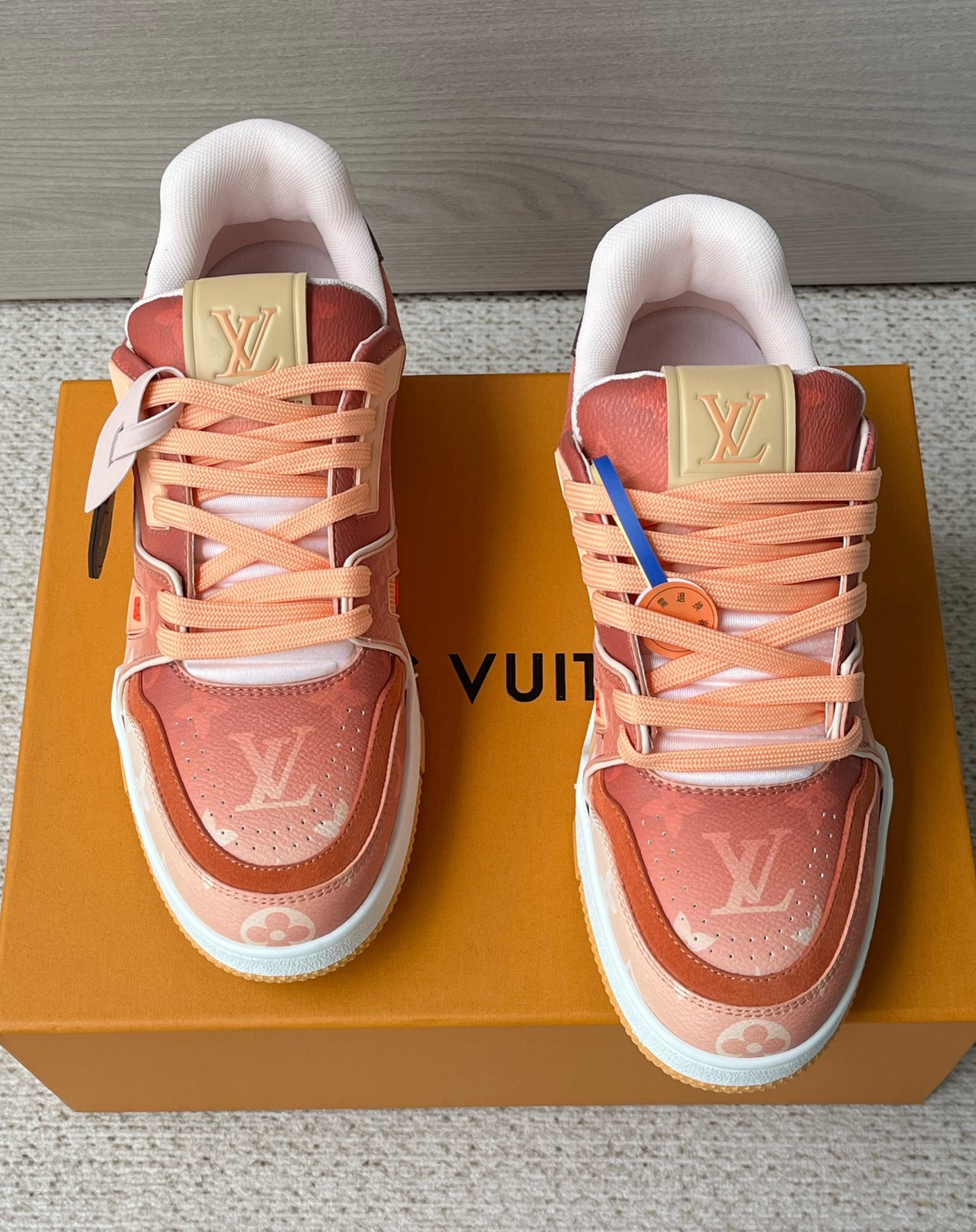 NO:745767,2026 Lv Unisex Gradient Color Sports and Casual Shoes. This LV Trainer sneaker is made of Monogram printed canvas, echoing the colorful leather goods on the 2026 spring and summer men's show. The Monogram canvas trim adds exquisite details, and the key bag pays tribute to the leather goods series. The contrasting rubber outsole is marked with Monogram flowers!  The same LV Trainer from the spring and summer show, wears Monogram presbyopia on the feet. Gradient blooming + classic presbyopia patches, every step is at the forefront of the trend. Three colors of light blue/orange pink/taro purple are available, low-key and eye-catching!  Who can refuse this pair of 'walking works of art' with a sense of luxury? Women's shoes in size 35 36 37 38 39 Men's shoes 39 40 41 42 43 44 45 Standard leather shoe size No. 35FH220805630, louis vuitton, sneakers198609092026Lv男女同款渐变色运动休闲鞋 本款LVTrainer运动鞋取材Monogram印花帆布,与2026春夏男士秀场的缤纷皮具遥相呼应.Monogram帆布饰边增添考究细节,钥匙包致意皮具系列.撞色橡胶外底标注Monogram 花卉！ 春夏秀场同款LV Trainer,把 Monogram老花穿在脚上 渐变晕染+经典老花饰片,每一步都踩在潮流前沿 浅蓝/橙粉/香芋紫三色可选,低调又吸睛！ 谁能拒绝这双自带高级感的'行走的艺术品' 码数女鞋35 36 37 38 39 男鞋39 40 41 42 43 44 45 标准皮鞋尺码 编号35FH220805630,,louis vuitton,sneakers,Men's shoes