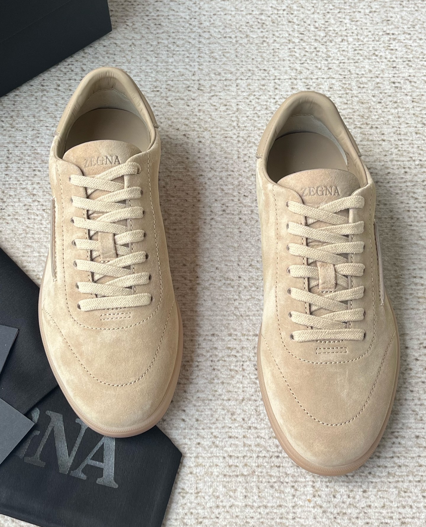 NO:954394,The new Ermenegildo Zegna TRIPLE STITCH MONTE luxury casual shoes are made in Guangzhou with high quality. This 232 sneaker is made of suede leather. The deconstructed upper has both modern and retro atmosphere, sublimating Zegna's exquisite footwear heritage with the spirit of innovation. The natural rubber sole has excellent grip and is equipped with a custom-designed insole. This sneaker features Zegna Oasis (Oasi) Zegna) is named after Route 232, highlighting the brand's flexible spirit of advancing with the times. The sole is light and flexible, with excellent grip, and the newly reinterpreted sole pattern subtly pays tribute to the early style of Route 232. The iconic same-tone stitching complements the brand logo on the side, interpreting the Zegna brand heritage with a unique symbolic aesthetic. Fit and product details: Smooth calfskin fabric and suede cowhide, hand-stitched triple cross elastic straps. Calfskin lining insole, car midsole lasting method. Black Vibram upgraded traction sole with Ermenegildo Zegna Route 232 branding on the heel. Sanitized removable footbed. Elegant and casual, this shoe is aimed at hiking and is a good companion for travel at any time of the year. The shoe adopts a versatile low-top style, embellished with triple-cross details inspired by the hand-stitching of Ermenegildo Zegna jackets, and is equipped with an innovative Vibram upgraded traction sole that can provide lightness, stretch, and greater traction during outdoor activities. Product code LHBLL-S7009Z-NEE Size 39/40/41/42/43/44/ (45 customized) standard leather shoe size, ready for sale, counter packaging, comes with shoe storage bag. P,,zegna,sneakers,jackets & coats,cowhide19860909新款Ermenegildo Zegna 杰尼亚 TRIPLE STITCH MONTE 奢华休闲鞋 莞产高品质 这款232运动鞋采用绒面革制成,解构鞋面兼具现代与复古气息,以创新精神升华杰尼亚精致鞋履传承.天然橡胶鞋底抓地力出众,配以定制设计的鞋垫.这款运动鞋以杰尼亚绿洲(Oasi Zegna)232号公路命名,彰显品牌与时俱进的灵活精神.鞋底轻盈灵活,抓地力出色,焕新演绎的鞋底花纹巧妙致敬 232号公路的早期风貌.标志性同色调缝线与侧面的品牌标识相得益彰,以独树一帜的象征美学诠释杰尼亚品牌传承. 版型和产品细节:光滑小牛皮面料撞绒面牛皮,手工缝线三重交叉松紧带.小牛皮内裡鞋垫,车中底套楦做法.黑色 Vibram 升级版抓地鞋底 ,鞋跟部饰有杰尼亚 232 号公路品牌标识 .Sanitized 可拆卸鞋床 . 此款鞋履风格优雅而休闲,以徒步旅行为目标,是全年之内任何时节外出旅行时的良伴.鞋履采用百搭的低帮款式,点缀灵感源自杰尼亚夹克手工缝线的三交叉细节,同时配备能够在户外活动时提供轻便,弹力,及更大摩擦力的创新 Vibram 升级版抓地鞋底. 产品代码 LHBLL-S7009Z-NEE 尺码39/40/41/42/43/44/（45订做）标准皮鞋尺码 现货发售 专柜包装,随附鞋履收纳袋. P,,zegna,sneakers,jackets & coats,cowhide,Men's shoes