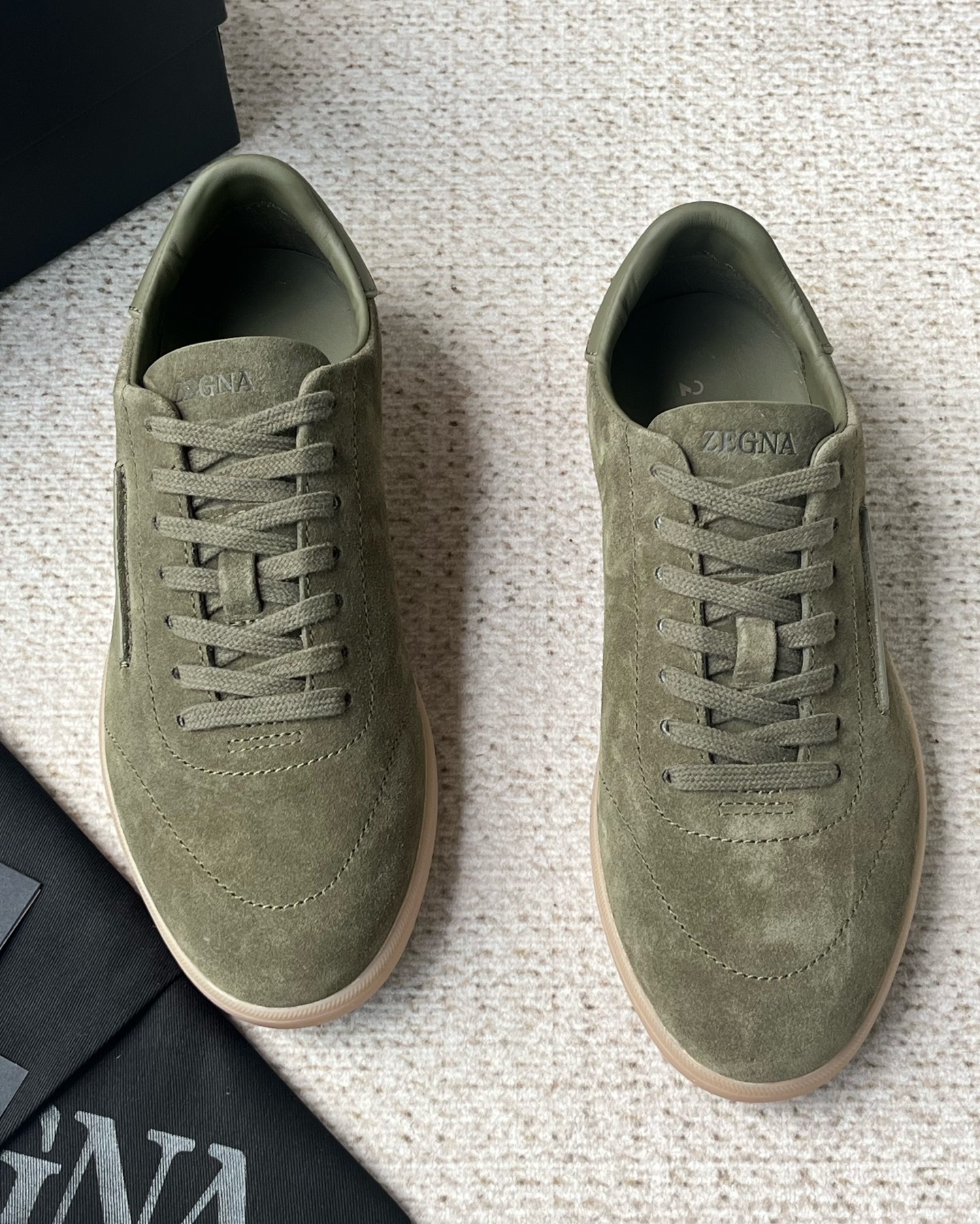 NO:954375,The new Ermenegildo Zegna TRIPLE STITCH MONTE luxury casual shoes are made in Guangzhou with high quality. This 232 sneaker is made of suede leather. The deconstructed upper has both modern and retro atmosphere, sublimating Zegna's exquisite footwear heritage with the spirit of innovation. The natural rubber sole has excellent grip and is equipped with a custom-designed insole. This sneaker features Zegna Oasis (Oasi) Zegna) is named after Route 232, highlighting the brand's flexible spirit of advancing with the times. The sole is light and flexible, with excellent grip, and the newly reinterpreted sole pattern subtly pays tribute to the early style of Route 232. The iconic same-tone stitching complements the brand logo on the side, interpreting the Zegna brand heritage with a unique symbolic aesthetic. Fit and product details: Smooth calfskin fabric and suede cowhide, hand-stitched triple cross elastic straps. Calfskin lining insole, car midsole lasting method. Black Vibram upgraded traction sole with Ermenegildo Zegna Route 232 branding on the heel. Sanitized removable footbed. Elegant and casual, this shoe is aimed at hiking and is a good companion for travel at any time of the year. The shoe adopts a versatile low-top style, embellished with triple-cross details inspired by the hand-stitching of Ermenegildo Zegna jackets, and is equipped with an innovative Vibram upgraded traction sole that can provide lightness, stretch, and greater traction during outdoor activities. Product code LHBLL-S7009Z-NEE Size 39/40/41/42/43/44/ (45 customized) standard leather shoe size, ready for sale in counter packaging, comes with shoe storage belt, zegna, sneakers, jackets & coats, cowhide19860909新款Ermenegildo Zegna 杰尼亚 TRIPLE STITCH MONTE 奢华休闲鞋 莞产高品质 这款232运动鞋采用绒面革制成,解构鞋面兼具现代与复古气息,以创新精神升华杰尼亚精致鞋履传承.天然橡胶鞋底抓地力出众,配以定制设计的鞋垫.这款运动鞋以杰尼亚绿洲(Oasi Zegna)232号公路命名,彰显品牌与时俱进的灵活精神.鞋底轻盈灵活,抓地力出色,焕新演绎的鞋底花纹巧妙致敬 232号公路的早期风貌.标志性同色调缝线与侧面的品牌标识相得益彰,以独树一帜的象征美学诠释杰尼亚品牌传承. 版型和产品细节:光滑小牛皮面料撞绒面牛皮,手工缝线三重交叉松紧带.小牛皮内裡鞋垫,车中底套楦做法.黑色 Vibram 升级版抓地鞋底 ,鞋跟部饰有杰尼亚 232 号公路品牌标识 .Sanitized 可拆卸鞋床 . 此款鞋履风格优雅而休闲,以徒步旅行为目标,是全年之内任何时节外出旅行时的良伴.鞋履采用百搭的低帮款式,点缀灵感源自杰尼亚夹克手工缝线的三交叉细节,同时配备能够在户外活动时提供轻便,弹力,及更大摩擦力的创新 Vibram 升级版抓地鞋底. 产品代码 LHBLL-S7009Z-NEE 尺码39/40/41/42/43/44/（45订做）标准皮鞋尺码 现货发售专柜包装,随附鞋履收纳带,,zegna,sneakers,jackets & coats,cowhide,Men's shoes