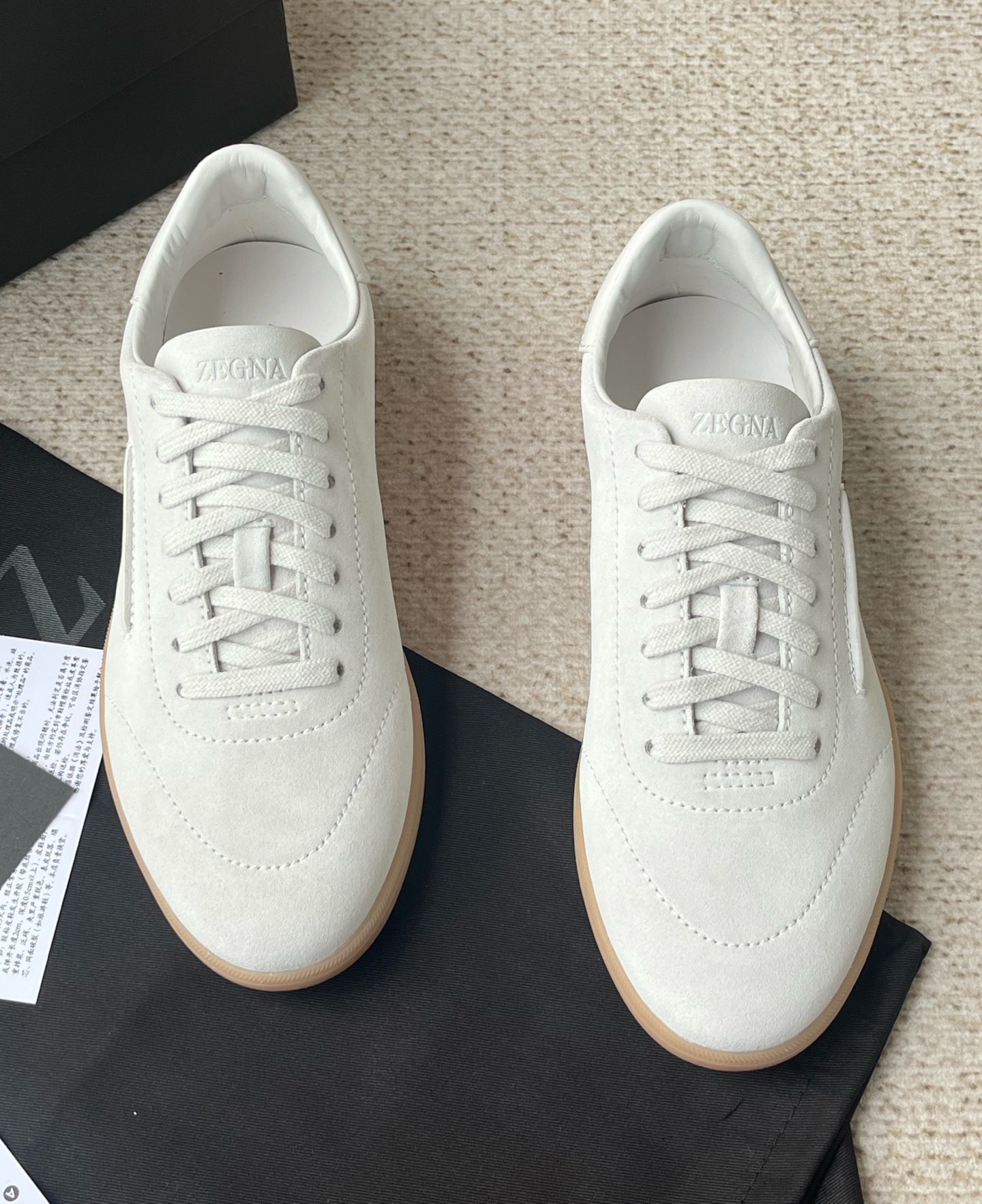 NO:954385,The new Ermenegildo Zegna TRIPLE STITCH MONTE luxury casual shoes are made in Guangzhou with high quality. This 232 sneaker is made of suede leather. The deconstructed upper has both modern and retro atmosphere, sublimating Zegna's exquisite footwear heritage with the spirit of innovation. The natural rubber sole has excellent grip and is equipped with a custom-designed insole. This sneaker features Zegna Oasis (Oasi) Zegna) is named after Route 232, highlighting the brand's flexible spirit of advancing with the times. The sole is light and flexible, with excellent grip, and the newly reinterpreted sole pattern subtly pays tribute to the early style of Route 232. The iconic same-tone stitching complements the brand logo on the side, interpreting the Zegna brand heritage with a unique symbolic aesthetic. Fit and product details: Smooth calfskin fabric and suede cowhide, hand-stitched triple cross elastic straps. Calfskin lining insole, car midsole lasting method. Black Vibram upgraded traction sole with Ermenegildo Zegna Route 232 branding on the heel. Sanitized removable footbed. Elegant and casual, this shoe is aimed at hiking and is a good companion for travel at any time of the year. The shoe adopts a versatile low-top style, embellished with triple-cross details inspired by the hand-stitching of Ermenegildo Zegna jackets, and is equipped with an innovative Vibram upgraded traction sole that can provide lightness, stretch, and greater traction during outdoor activities. Product code LHBLL-S7009Z-NEE Size 39/40/41/42/43/44/ (45 customized) standard leather shoe size, ready for sale in counter packaging, comes with shoe storage bag, zegna, sneakers, jackets & coats, cowhide19860909新款Ermenegildo Zegna 杰尼亚 TRIPLE STITCH MONTE 奢华休闲鞋 莞产高品质 这款232运动鞋采用绒面革制成,解构鞋面兼具现代与复古气息,以创新精神升华杰尼亚精致鞋履传承.天然橡胶鞋底抓地力出众,配以定制设计的鞋垫.这款运动鞋以杰尼亚绿洲(Oasi Zegna)232号公路命名,彰显品牌与时俱进的灵活精神.鞋底轻盈灵活,抓地力出色,焕新演绎的鞋底花纹巧妙致敬 232号公路的早期风貌.标志性同色调缝线与侧面的品牌标识相得益彰,以独树一帜的象征美学诠释杰尼亚品牌传承. 版型和产品细节:光滑小牛皮面料撞绒面牛皮,手工缝线三重交叉松紧带.小牛皮内裡鞋垫,车中底套楦做法.黑色 Vibram 升级版抓地鞋底 ,鞋跟部饰有杰尼亚 232 号公路品牌标识 .Sanitized 可拆卸鞋床 . 此款鞋履风格优雅而休闲,以徒步旅行为目标,是全年之内任何时节外出旅行时的良伴.鞋履采用百搭的低帮款式,点缀灵感源自杰尼亚夹克手工缝线的三交叉细节,同时配备能够在户外活动时提供轻便,弹力,及更大摩擦力的创新 Vibram 升级版抓地鞋底. 产品代码 LHBLL-S7009Z-NEE 尺码39/40/41/42/43/44/（45订做）标准皮鞋尺码 现货发售专柜包装,随附鞋履收纳袋,,zegna,sneakers,jackets & coats,cowhide,Men's shoes