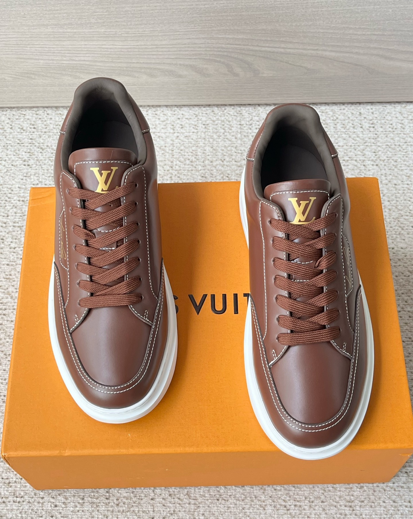 NO:833496,The new Lv men's sports and casual sneakers are available simultaneously on the official website. This Beverly Hills sneaker is made of soft grained cow leather, and contrasting stitching injects sophisticated texture into the neat casual configuration. The thick and lightweight rubber outsole and the Louis Vuitton handwritten logo on the side upgrade the casual style. The grained cow leather lace rubber outsole is decorated with Louis Vuitton ultra-light rubber outsole. Monogram embossed grained calfskin. Ultra-light rubber outsole  The tongue and outsole feature the Louis Vuitton logo!  Fashionable business lace-up casual thick-soled casual shoes. The whole pair of shoes are super light and breathable, and you can't feel the weight at all. The lace-up sneakers are almost synonymous with youth. The simple and casual style is definitely a must-have in the fashionable shoe cabinet!  The fabric is imported and customized, pebbled cowhide embossing, lining cowhide spliced ​​with breathable mesh, foot pads cowhide, original PU foam mold logo non-slip outsole, sole thickness 3.5cm, invisible 2.0cm latex insole!  A must-have for travel. Original packaging box!  Size 39 40 41 42 43 44 standard leather shoe size,,louis vuitton,louis vuitton,sneakers,cowhide19860909新款Lv男士运动休闲板鞋 官网同步发售本款Beverly Hills运动鞋取材柔软粒面牛皮革,撞色缝线为利落休闲构型注入考究质感.厚实而轻盈的橡胶外底与侧面路易威登手写体标识升级闲雅格调.粒面牛皮革鞋带橡胶外底饰有路易威登超轻橡胶外底.Monogram 压纹粒面小牛皮.超轻橡胶外底 鞋舌和外底饰有路易威登标识！时尚商务系带休闲厚底休闲鞋,整双鞋子超级轻盈透气,根本感觉不到重量,系带的板鞋几乎是青春的代名词.简约休闲风,绝对是潮人鞋柜中的必备款！ 面料进口定制 荔枝纹牛皮压纹, 内里牛皮拼接透气网布,垫脚牛皮,原厂PU发泡模具logo防滑大底,底厚3.5cm,隐形2.0cm乳胶鞋垫！出行必备款 原版包装盒！ 码数39 40 41 42 43 44标准皮鞋尺码,,louis vuitton,louis vuitton,sneakers,cowhide,Men's shoes
