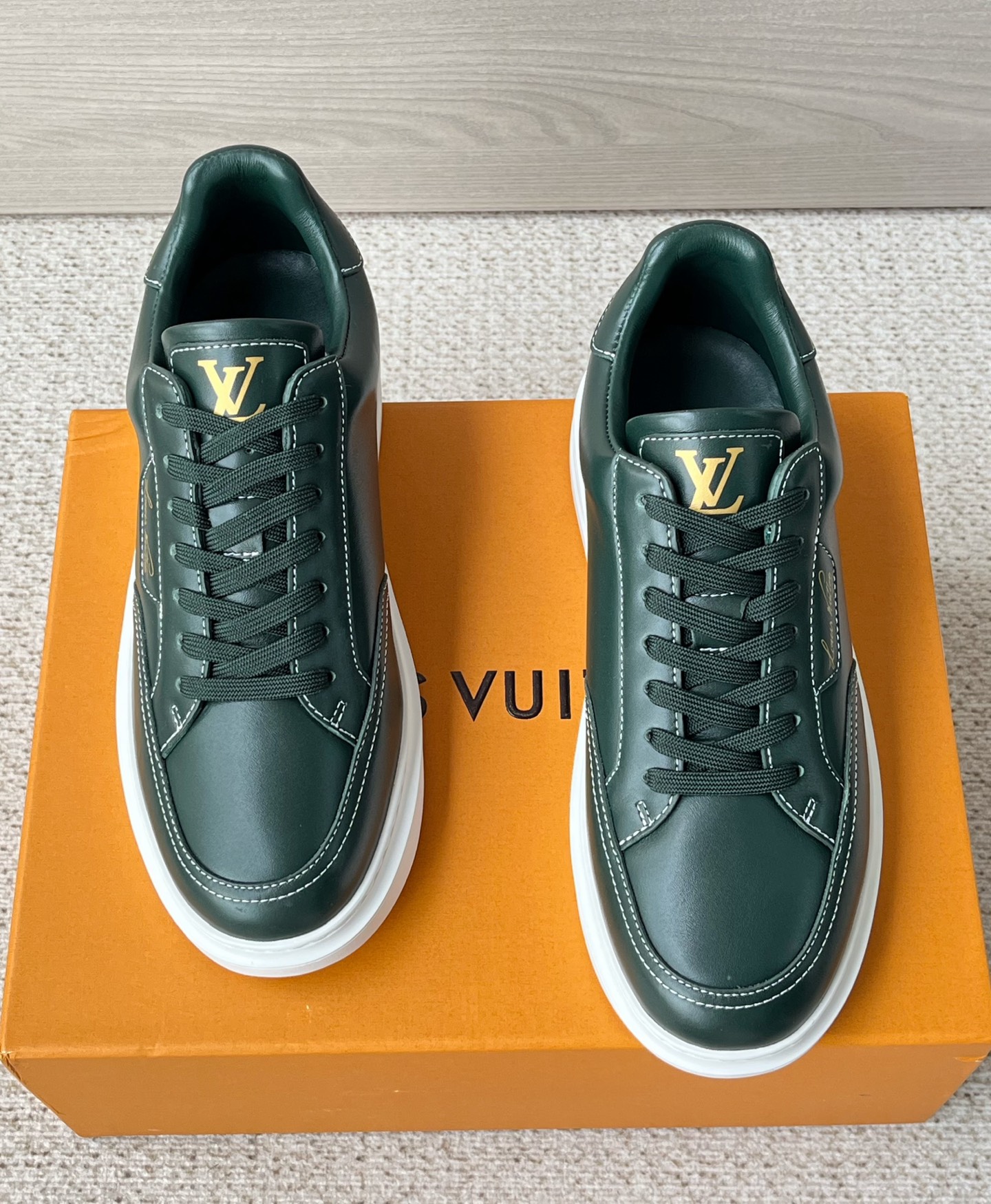 NO:833509,The new Lv men's sports and casual sneakers are available simultaneously on the official website. This Beverly Hills sneaker is made of soft grained cow leather, and contrasting stitching injects sophisticated texture into the neat casual configuration. The thick and lightweight rubber outsole and the Louis Vuitton handwritten logo on the side upgrade the casual style. The grained cow leather lace rubber outsole is decorated with Louis Vuitton ultra-light rubber outsole. Monogram embossed grained calfskin. Ultra-light rubber outsole  The tongue and outsole feature the Louis Vuitton logo!  Fashionable business lace-up casual thick-soled casual shoes. The whole pair of shoes are super light and breathable, and you can't feel the weight at all. The lace-up sneakers are almost synonymous with youth. The simple and casual style is definitely a must-have in the fashionable shoe cabinet!  The fabric is imported and customized, pebbled cowhide embossing, lining cowhide spliced ​​with breathable mesh, foot pads cowhide, original PU foam mold logo non-slip outsole, sole thickness 3.5cm, invisible 2.0cm latex insole!  A must-have for travel. Original packaging box!  Size 39 40 41 42 43 44 standard leather shoe size,,louis vuitton,louis vuitton,sneakers,cowhide19860909新款Lv男士运动休闲板鞋 官网同步发售本款Beverly Hills运动鞋取材柔软粒面牛皮革,撞色缝线为利落休闲构型注入考究质感.厚实而轻盈的橡胶外底与侧面路易威登手写体标识升级闲雅格调.粒面牛皮革鞋带橡胶外底饰有路易威登超轻橡胶外底.Monogram 压纹粒面小牛皮.超轻橡胶外底 鞋舌和外底饰有路易威登标识！时尚商务系带休闲厚底休闲鞋,整双鞋子超级轻盈透气,根本感觉不到重量,系带的板鞋几乎是青春的代名词.简约休闲风,绝对是潮人鞋柜中的必备款！ 面料进口定制 荔枝纹牛皮压纹, 内里牛皮拼接透气网布,垫脚牛皮,原厂PU发泡模具logo防滑大底,底厚3.5cm,隐形2.0cm乳胶鞋垫！出行必备款 原版包装盒！ 码数39 40 41 42 43 44标准皮鞋尺码,,louis vuitton,louis vuitton,sneakers,cowhide,Men's shoes